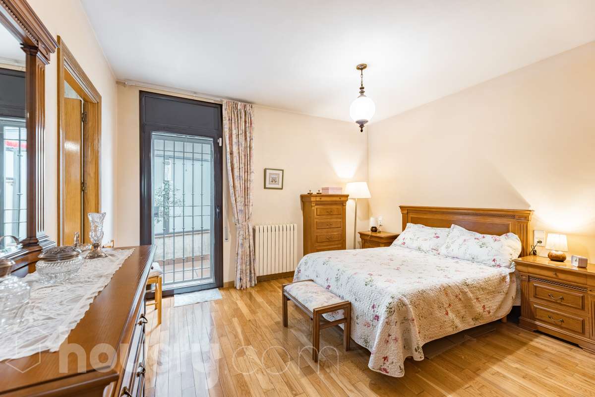 ¡Exclusivo piso señorial de 4 habitaciones con 6 balcones, terraza privada, garaje y trastero en la Creu Alta! ¿Buscas una vivienda amplia, luminosa y con espacios exteriores en una de las mejores zonas de Sabadell? Esta puede ser la oportunidad que estabas esperando. Housfy pone a la venta este magnífico piso señorial de 116 m² útiles, ubicado en la Creu Alta, uno de los barrios más demandados de Sabadell. La vivienda se encuentra en una finca del año 2000, construida por la prestigiosa Constructora Mañero, reconocida por la calidad de sus construcciones y sus excelentes acabados. La vivienda dispone de: ✔ 116 m² útiles. ✔ Amplio salón-comedor, muy luminoso y con salida al balcón. ✔ 4 habitaciones. ✔ Todas las habitaciones cuentan con su propio balcón, proporcionando una excelente entrada de luz natural y ventilación. ✔ La vivienda dispone de un total de 6 balcones, un elemento muy poco habitual que aporta amplitud y conexión con el exterior. ✔ Dormitorio principal tipo suite con salida a patio privado de 5,5m2 , un espacio perfecto para disfrutar de momentos de tranquilidad. ✔ 2 baños completos ✔ Zona de lavadero amplia e independiente. ✔ Cocina totalmente equipada. ✔ Climatización por conductos con aire acondicionado y bomba de calor, para disfrutar del máximo confort durante todo el año. ✔ Ascensor. ✔ Plaza de garaje de 11 m² incluida en el precio. ✔ Trastero 12m2 Uno de los aspectos más destacados de esta vivienda es su excelente aislamiento acústico, que garantiza tranquilidad y confort, junto con una construcción sólida y materiales de alta calidad. Una ubicación para disfrutar Vivir en la Creu Alta significa tenerlo todo al alcance de la mano. En apenas 10 minutos a pie llegarás al centro de Sabadell, a las estaciones de FGC y a una amplia zona comercial donde encontrarás El Corte Inglés, supermercados, restaurantes y todo tipo de servicios. Además, la vivienda se encuentra junto a la Plaça de les Dones del Tèxtil, un amplio espacio con parque infantil y zonas verdes, ideal para disfrutar en familia o relajarse al aire libre. En el entorno encontrarás también colegios, farmacias, transporte público, centros deportivos y todos los servicios necesarios para el día a día. Una vivienda difícil de encontrar La amplitud de sus estancias, la calidad de la construcción, su magnífica distribución, los numerosos espacios exteriores —con 8 balcones y una terraza privada en la suite—, junto con su excelente ubicación, convierten esta propiedad en una oportunidad única para quienes buscan calidad de vida en una de las zonas más valoradas de Sabadell. ¡No dejes escapar esta oportunidad y ven a descubrir tu próximo hogar! Aviso legal El precio de venta no incluye gastos de la compraventa como notaría, registro, impuestos, ni tampoco honorarios agencia. Esta publicación no es vinculante. Consulta siempre la nota simple con Housfy antes de formalizar la compraventa. Sobre nosotros Housfy es la plataforma integral de servicios inmobiliarios. Nuestra combinación de expertos y tecnología pone al alcance de todo el mundo servicios cómodos, claros y seguros. AICAT número: 7922. Nos encargamos de la gestión y asesoramiento de la compra. ¡Olvídate de todo! Hacemos los trámites por ti. Y, si además necesitas financiación, ponemos a tu disposición un bróker hipotecario para ayudarte a conseguir las mejores condiciones para tu perfil económico. ¿Quieres visitarla? Contacta con Housfy y agenda tu visita sin compromiso. Más información en: housfy.com En cumplimiento de la Ley 8/2026 en Cataluña, el certificado de presencia o ausencia de amianto se encuentra en proceso de tramitación.-13