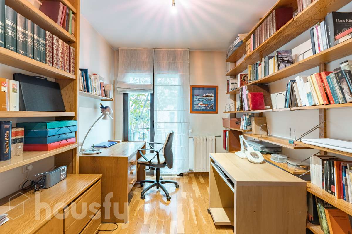 ¡Exclusivo piso señorial de 4 habitaciones con 6 balcones, terraza privada, garaje y trastero en la Creu Alta! ¿Buscas una vivienda amplia, luminosa y con espacios exteriores en una de las mejores zonas de Sabadell? Esta puede ser la oportunidad que estabas esperando. Housfy pone a la venta este magnífico piso señorial de 116 m² útiles, ubicado en la Creu Alta, uno de los barrios más demandados de Sabadell. La vivienda se encuentra en una finca del año 2000, construida por la prestigiosa Constructora Mañero, reconocida por la calidad de sus construcciones y sus excelentes acabados. La vivienda dispone de: ✔ 116 m² útiles. ✔ Amplio salón-comedor, muy luminoso y con salida al balcón. ✔ 4 habitaciones. ✔ Todas las habitaciones cuentan con su propio balcón, proporcionando una excelente entrada de luz natural y ventilación. ✔ La vivienda dispone de un total de 6 balcones, un elemento muy poco habitual que aporta amplitud y conexión con el exterior. ✔ Dormitorio principal tipo suite con salida a patio privado de 5,5m2 , un espacio perfecto para disfrutar de momentos de tranquilidad. ✔ 2 baños completos ✔ Zona de lavadero amplia e independiente. ✔ Cocina totalmente equipada. ✔ Climatización por conductos con aire acondicionado y bomba de calor, para disfrutar del máximo confort durante todo el año. ✔ Ascensor. ✔ Plaza de garaje de 11 m² incluida en el precio. ✔ Trastero 12m2 Uno de los aspectos más destacados de esta vivienda es su excelente aislamiento acústico, que garantiza tranquilidad y confort, junto con una construcción sólida y materiales de alta calidad. Una ubicación para disfrutar Vivir en la Creu Alta significa tenerlo todo al alcance de la mano. En apenas 10 minutos a pie llegarás al centro de Sabadell, a las estaciones de FGC y a una amplia zona comercial donde encontrarás El Corte Inglés, supermercados, restaurantes y todo tipo de servicios. Además, la vivienda se encuentra junto a la Plaça de les Dones del Tèxtil, un amplio espacio con parque infantil y zonas verdes, ideal para disfrutar en familia o relajarse al aire libre. En el entorno encontrarás también colegios, farmacias, transporte público, centros deportivos y todos los servicios necesarios para el día a día. Una vivienda difícil de encontrar La amplitud de sus estancias, la calidad de la construcción, su magnífica distribución, los numerosos espacios exteriores —con 8 balcones y una terraza privada en la suite—, junto con su excelente ubicación, convierten esta propiedad en una oportunidad única para quienes buscan calidad de vida en una de las zonas más valoradas de Sabadell. ¡No dejes escapar esta oportunidad y ven a descubrir tu próximo hogar! Aviso legal El precio de venta no incluye gastos de la compraventa como notaría, registro, impuestos, ni tampoco honorarios agencia. Esta publicación no es vinculante. Consulta siempre la nota simple con Housfy antes de formalizar la compraventa. Sobre nosotros Housfy es la plataforma integral de servicios inmobiliarios. Nuestra combinación de expertos y tecnología pone al alcance de todo el mundo servicios cómodos, claros y seguros. AICAT número: 7922. Nos encargamos de la gestión y asesoramiento de la compra. ¡Olvídate de todo! Hacemos los trámites por ti. Y, si además necesitas financiación, ponemos a tu disposición un bróker hipotecario para ayudarte a conseguir las mejores condiciones para tu perfil económico. ¿Quieres visitarla? Contacta con Housfy y agenda tu visita sin compromiso. Más información en: housfy.com En cumplimiento de la Ley 8/2026 en Cataluña, el certificado de presencia o ausencia de amianto se encuentra en proceso de tramitación.-16