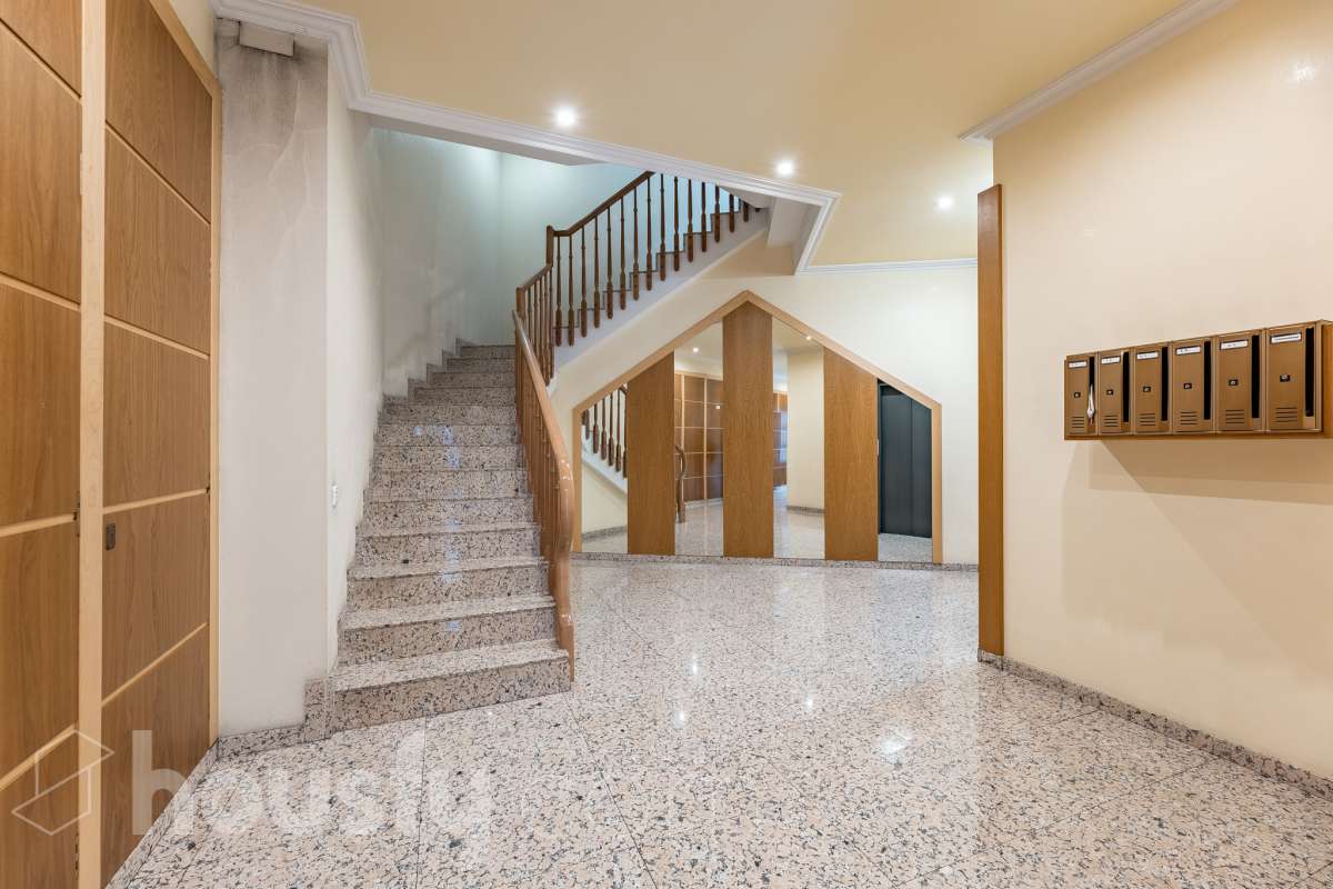 ¡Exclusivo piso señorial de 4 habitaciones con 6 balcones, terraza privada, garaje y trastero en la Creu Alta! ¿Buscas una vivienda amplia, luminosa y con espacios exteriores en una de las mejores zonas de Sabadell? Esta puede ser la oportunidad que estabas esperando. Housfy pone a la venta este magnífico piso señorial de 116 m² útiles, ubicado en la Creu Alta, uno de los barrios más demandados de Sabadell. La vivienda se encuentra en una finca del año 2000, construida por la prestigiosa Constructora Mañero, reconocida por la calidad de sus construcciones y sus excelentes acabados. La vivienda dispone de: ✔ 116 m² útiles. ✔ Amplio salón-comedor, muy luminoso y con salida al balcón. ✔ 4 habitaciones. ✔ Todas las habitaciones cuentan con su propio balcón, proporcionando una excelente entrada de luz natural y ventilación. ✔ La vivienda dispone de un total de 6 balcones, un elemento muy poco habitual que aporta amplitud y conexión con el exterior. ✔ Dormitorio principal tipo suite con salida a patio privado de 5,5m2 , un espacio perfecto para disfrutar de momentos de tranquilidad. ✔ 2 baños completos ✔ Zona de lavadero amplia e independiente. ✔ Cocina totalmente equipada. ✔ Climatización por conductos con aire acondicionado y bomba de calor, para disfrutar del máximo confort durante todo el año. ✔ Ascensor. ✔ Plaza de garaje de 11 m² incluida en el precio. ✔ Trastero 12m2 Uno de los aspectos más destacados de esta vivienda es su excelente aislamiento acústico, que garantiza tranquilidad y confort, junto con una construcción sólida y materiales de alta calidad. Una ubicación para disfrutar Vivir en la Creu Alta significa tenerlo todo al alcance de la mano. En apenas 10 minutos a pie llegarás al centro de Sabadell, a las estaciones de FGC y a una amplia zona comercial donde encontrarás El Corte Inglés, supermercados, restaurantes y todo tipo de servicios. Además, la vivienda se encuentra junto a la Plaça de les Dones del Tèxtil, un amplio espacio con parque infantil y zonas verdes, ideal para disfrutar en familia o relajarse al aire libre. En el entorno encontrarás también colegios, farmacias, transporte público, centros deportivos y todos los servicios necesarios para el día a día. Una vivienda difícil de encontrar La amplitud de sus estancias, la calidad de la construcción, su magnífica distribución, los numerosos espacios exteriores —con 8 balcones y una terraza privada en la suite—, junto con su excelente ubicación, convierten esta propiedad en una oportunidad única para quienes buscan calidad de vida en una de las zonas más valoradas de Sabadell. ¡No dejes escapar esta oportunidad y ven a descubrir tu próximo hogar! Aviso legal El precio de venta no incluye gastos de la compraventa como notaría, registro, impuestos, ni tampoco honorarios agencia. Esta publicación no es vinculante. Consulta siempre la nota simple con Housfy antes de formalizar la compraventa. Sobre nosotros Housfy es la plataforma integral de servicios inmobiliarios. Nuestra combinación de expertos y tecnología pone al alcance de todo el mundo servicios cómodos, claros y seguros. AICAT número: 7922. Nos encargamos de la gestión y asesoramiento de la compra. ¡Olvídate de todo! Hacemos los trámites por ti. Y, si además necesitas financiación, ponemos a tu disposición un bróker hipotecario para ayudarte a conseguir las mejores condiciones para tu perfil económico. ¿Quieres visitarla? Contacta con Housfy y agenda tu visita sin compromiso. Más información en: housfy.com En cumplimiento de la Ley 8/2026 en Cataluña, el certificado de presencia o ausencia de amianto se encuentra en proceso de tramitación.-46