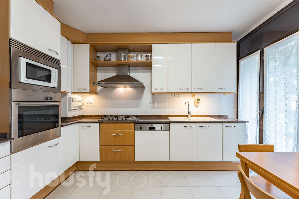 ¡Exclusivo piso señorial de 4 habitaciones con 6 balcones, terraza privada, garaje y trastero en la Creu Alta! ¿Buscas una vivienda amplia, luminosa y con espacios exteriores en una de las mejores zonas de Sabadell? Esta puede ser la oportunidad que estabas esperando. Housfy pone a la venta este magnífico piso señorial de 116 m² útiles, ubicado en la Creu Alta, uno de los barrios más demandados de Sabadell. La vivienda se encuentra en una finca del año 2000, construida por la prestigiosa Constructora Mañero, reconocida por la calidad de sus construcciones y sus excelentes acabados. La vivienda dispone de: ✔ 116 m² útiles. ✔ Amplio salón-comedor, muy luminoso y con salida al balcón. ✔ 4 habitaciones. ✔ Todas las habitaciones cuentan con su propio balcón, proporcionando una excelente entrada de luz natural y ventilación. ✔ La vivienda dispone de un total de 6 balcones, un elemento muy poco habitual que aporta amplitud y conexión con el exterior. ✔ Dormitorio principal tipo suite con salida a patio privado de 5,5m2 , un espacio perfecto para disfrutar de momentos de tranquilidad. ✔ 2 baños completos ✔ Zona de lavadero amplia e independiente. ✔ Cocina totalmente equipada. ✔ Climatización por conductos con aire acondicionado y bomba de calor, para disfrutar del máximo confort durante todo el año. ✔ Ascensor. ✔ Plaza de garaje de 11 m² incluida en el precio. ✔ Trastero 12m2 Uno de los aspectos más destacados de esta vivienda es su excelente aislamiento acústico, que garantiza tranquilidad y confort, junto con una construcción sólida y materiales de alta calidad. Una ubicación para disfrutar Vivir en la Creu Alta significa tenerlo todo al alcance de la mano. En apenas 10 minutos a pie llegarás al centro de Sabadell, a las estaciones de FGC y a una amplia zona comercial donde encontrarás El Corte Inglés, supermercados, restaurantes y todo tipo de servicios. Además, la vivienda se encuentra junto a la Plaça de les Dones del Tèxtil, un amplio espacio con parque infantil y zonas verdes, ideal para disfrutar en familia o relajarse al aire libre. En el entorno encontrarás también colegios, farmacias, transporte público, centros deportivos y todos los servicios necesarios para el día a día. Una vivienda difícil de encontrar La amplitud de sus estancias, la calidad de la construcción, su magnífica distribución, los numerosos espacios exteriores —con 8 balcones y una terraza privada en la suite—, junto con su excelente ubicación, convierten esta propiedad en una oportunidad única para quienes buscan calidad de vida en una de las zonas más valoradas de Sabadell. ¡No dejes escapar esta oportunidad y ven a descubrir tu próximo hogar! Aviso legal El precio de venta no incluye gastos de la compraventa como notaría, registro, impuestos, ni tampoco honorarios agencia. Esta publicación no es vinculante. Consulta siempre la nota simple con Housfy antes de formalizar la compraventa. Sobre nosotros Housfy es la plataforma integral de servicios inmobiliarios. Nuestra combinación de expertos y tecnología pone al alcance de todo el mundo servicios cómodos, claros y seguros. AICAT número: 7922. Nos encargamos de la gestión y asesoramiento de la compra. ¡Olvídate de todo! Hacemos los trámites por ti. Y, si además necesitas financiación, ponemos a tu disposición un bróker hipotecario para ayudarte a conseguir las mejores condiciones para tu perfil económico. ¿Quieres visitarla? Contacta con Housfy y agenda tu visita sin compromiso. Más información en: housfy.com En cumplimiento de la Ley 8/2026 en Cataluña, el certificado de presencia o ausencia de amianto se encuentra en proceso de tramitación.-25