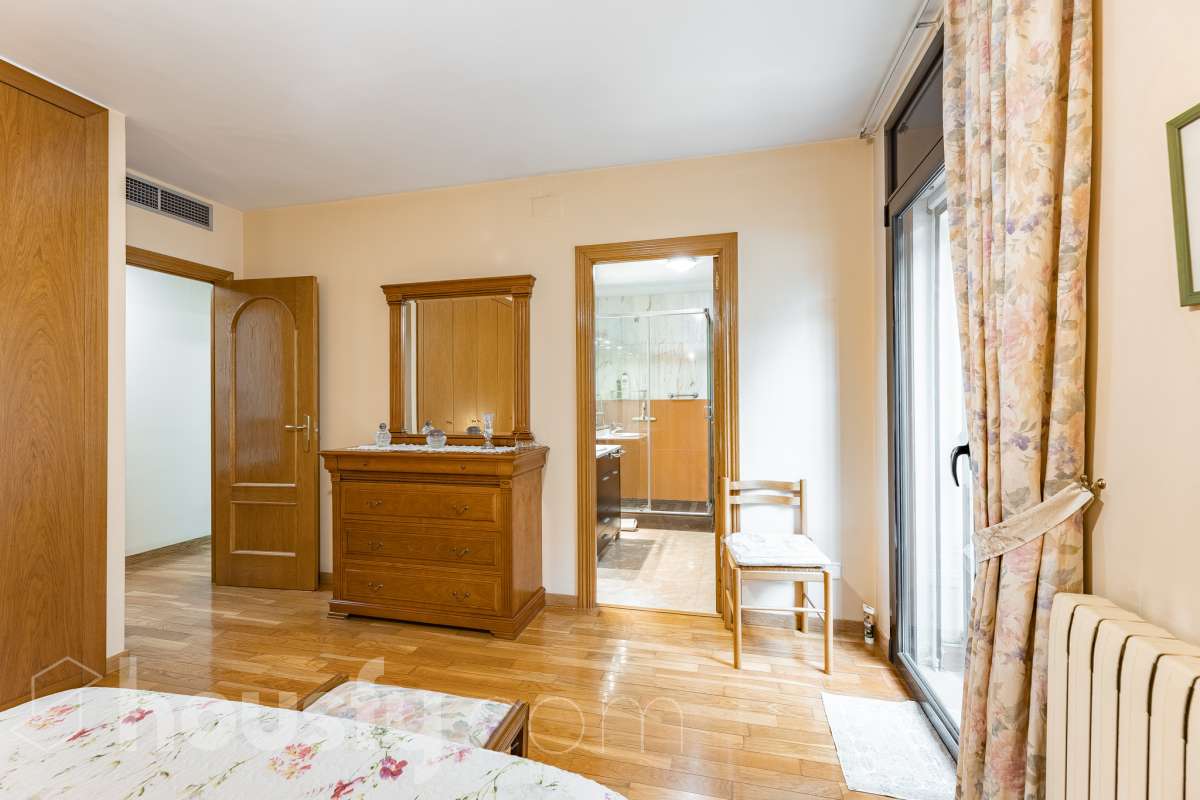¡Exclusivo piso señorial de 4 habitaciones con 6 balcones, terraza privada, garaje y trastero en la Creu Alta! ¿Buscas una vivienda amplia, luminosa y con espacios exteriores en una de las mejores zonas de Sabadell? Esta puede ser la oportunidad que estabas esperando. Housfy pone a la venta este magnífico piso señorial de 116 m² útiles, ubicado en la Creu Alta, uno de los barrios más demandados de Sabadell. La vivienda se encuentra en una finca del año 2000, construida por la prestigiosa Constructora Mañero, reconocida por la calidad de sus construcciones y sus excelentes acabados. La vivienda dispone de: ✔ 116 m² útiles. ✔ Amplio salón-comedor, muy luminoso y con salida al balcón. ✔ 4 habitaciones. ✔ Todas las habitaciones cuentan con su propio balcón, proporcionando una excelente entrada de luz natural y ventilación. ✔ La vivienda dispone de un total de 6 balcones, un elemento muy poco habitual que aporta amplitud y conexión con el exterior. ✔ Dormitorio principal tipo suite con salida a patio privado de 5,5m2 , un espacio perfecto para disfrutar de momentos de tranquilidad. ✔ 2 baños completos ✔ Zona de lavadero amplia e independiente. ✔ Cocina totalmente equipada. ✔ Climatización por conductos con aire acondicionado y bomba de calor, para disfrutar del máximo confort durante todo el año. ✔ Ascensor. ✔ Plaza de garaje de 11 m² incluida en el precio. ✔ Trastero 12m2 Uno de los aspectos más destacados de esta vivienda es su excelente aislamiento acústico, que garantiza tranquilidad y confort, junto con una construcción sólida y materiales de alta calidad. Una ubicación para disfrutar Vivir en la Creu Alta significa tenerlo todo al alcance de la mano. En apenas 10 minutos a pie llegarás al centro de Sabadell, a las estaciones de FGC y a una amplia zona comercial donde encontrarás El Corte Inglés, supermercados, restaurantes y todo tipo de servicios. Además, la vivienda se encuentra junto a la Plaça de les Dones del Tèxtil, un amplio espacio con parque infantil y zonas verdes, ideal para disfrutar en familia o relajarse al aire libre. En el entorno encontrarás también colegios, farmacias, transporte público, centros deportivos y todos los servicios necesarios para el día a día. Una vivienda difícil de encontrar La amplitud de sus estancias, la calidad de la construcción, su magnífica distribución, los numerosos espacios exteriores —con 8 balcones y una terraza privada en la suite—, junto con su excelente ubicación, convierten esta propiedad en una oportunidad única para quienes buscan calidad de vida en una de las zonas más valoradas de Sabadell. ¡No dejes escapar esta oportunidad y ven a descubrir tu próximo hogar! Aviso legal El precio de venta no incluye gastos de la compraventa como notaría, registro, impuestos, ni tampoco honorarios agencia. Esta publicación no es vinculante. Consulta siempre la nota simple con Housfy antes de formalizar la compraventa. Sobre nosotros Housfy es la plataforma integral de servicios inmobiliarios. Nuestra combinación de expertos y tecnología pone al alcance de todo el mundo servicios cómodos, claros y seguros. AICAT número: 7922. Nos encargamos de la gestión y asesoramiento de la compra. ¡Olvídate de todo! Hacemos los trámites por ti. Y, si además necesitas financiación, ponemos a tu disposición un bróker hipotecario para ayudarte a conseguir las mejores condiciones para tu perfil económico. ¿Quieres visitarla? Contacta con Housfy y agenda tu visita sin compromiso. Más información en: housfy.com En cumplimiento de la Ley 8/2026 en Cataluña, el certificado de presencia o ausencia de amianto se encuentra en proceso de tramitación.-12