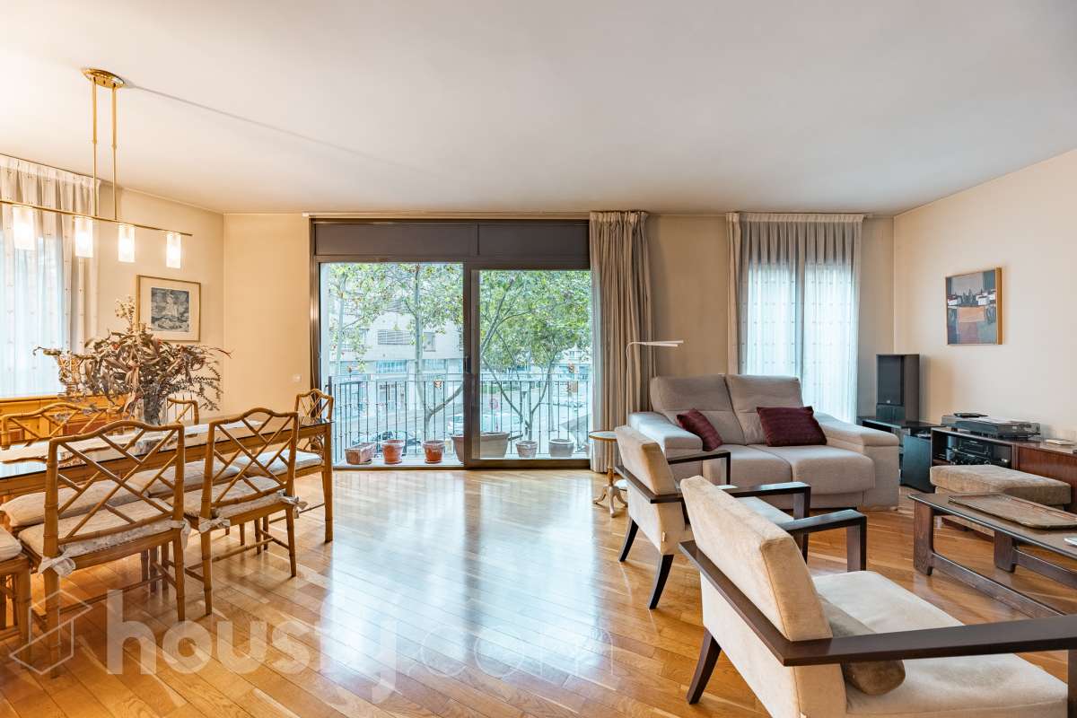 ¡Exclusivo piso señorial de 4 habitaciones con 6 balcones, terraza privada, garaje y trastero en la Creu Alta! ¿Buscas una vivienda amplia, luminosa y con espacios exteriores en una de las mejores zonas de Sabadell? Esta puede ser la oportunidad que estabas esperando. Housfy pone a la venta este magnífico piso señorial de 116 m² útiles, ubicado en la Creu Alta, uno de los barrios más demandados de Sabadell. La vivienda se encuentra en una finca del año 2000, construida por la prestigiosa Constructora Mañero, reconocida por la calidad de sus construcciones y sus excelentes acabados. La vivienda dispone de: ✔ 116 m² útiles. ✔ Amplio salón-comedor, muy luminoso y con salida al balcón. ✔ 4 habitaciones. ✔ Todas las habitaciones cuentan con su propio balcón, proporcionando una excelente entrada de luz natural y ventilación. ✔ La vivienda dispone de un total de 6 balcones, un elemento muy poco habitual que aporta amplitud y conexión con el exterior. ✔ Dormitorio principal tipo suite con salida a patio privado de 5,5m2 , un espacio perfecto para disfrutar de momentos de tranquilidad. ✔ 2 baños completos ✔ Zona de lavadero amplia e independiente. ✔ Cocina totalmente equipada. ✔ Climatización por conductos con aire acondicionado y bomba de calor, para disfrutar del máximo confort durante todo el año. ✔ Ascensor. ✔ Plaza de garaje de 11 m² incluida en el precio. ✔ Trastero 12m2 Uno de los aspectos más destacados de esta vivienda es su excelente aislamiento acústico, que garantiza tranquilidad y confort, junto con una construcción sólida y materiales de alta calidad. Una ubicación para disfrutar Vivir en la Creu Alta significa tenerlo todo al alcance de la mano. En apenas 10 minutos a pie llegarás al centro de Sabadell, a las estaciones de FGC y a una amplia zona comercial donde encontrarás El Corte Inglés, supermercados, restaurantes y todo tipo de servicios. Además, la vivienda se encuentra junto a la Plaça de les Dones del Tèxtil, un amplio espacio con parque infantil y zonas verdes, ideal para disfrutar en familia o relajarse al aire libre. En el entorno encontrarás también colegios, farmacias, transporte público, centros deportivos y todos los servicios necesarios para el día a día. Una vivienda difícil de encontrar La amplitud de sus estancias, la calidad de la construcción, su magnífica distribución, los numerosos espacios exteriores —con 8 balcones y una terraza privada en la suite—, junto con su excelente ubicación, convierten esta propiedad en una oportunidad única para quienes buscan calidad de vida en una de las zonas más valoradas de Sabadell. ¡No dejes escapar esta oportunidad y ven a descubrir tu próximo hogar! Aviso legal El precio de venta no incluye gastos de la compraventa como notaría, registro, impuestos, ni tampoco honorarios agencia. Esta publicación no es vinculante. Consulta siempre la nota simple con Housfy antes de formalizar la compraventa. Sobre nosotros Housfy es la plataforma integral de servicios inmobiliarios. Nuestra combinación de expertos y tecnología pone al alcance de todo el mundo servicios cómodos, claros y seguros. AICAT número: 7922. Nos encargamos de la gestión y asesoramiento de la compra. ¡Olvídate de todo! Hacemos los trámites por ti. Y, si además necesitas financiación, ponemos a tu disposición un bróker hipotecario para ayudarte a conseguir las mejores condiciones para tu perfil económico. ¿Quieres visitarla? Contacta con Housfy y agenda tu visita sin compromiso. Más información en: housfy.com En cumplimiento de la Ley 8/2026 en Cataluña, el certificado de presencia o ausencia de amianto se encuentra en proceso de tramitación.-3
