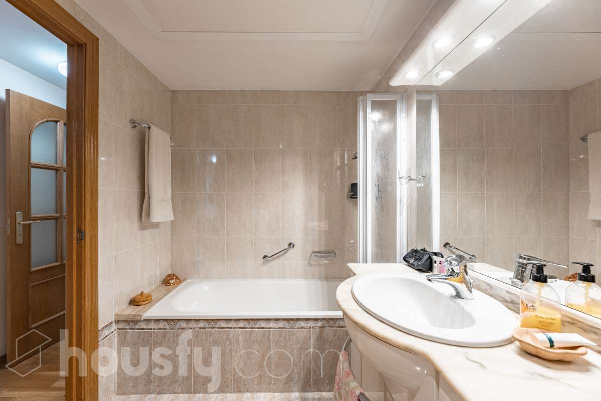 ¡Exclusivo piso señorial de 4 habitaciones con 6 balcones, terraza privada, garaje y trastero en la Creu Alta! ¿Buscas una vivienda amplia, luminosa y con espacios exteriores en una de las mejores zonas de Sabadell? Esta puede ser la oportunidad que estabas esperando. Housfy pone a la venta este magnífico piso señorial de 116 m² útiles, ubicado en la Creu Alta, uno de los barrios más demandados de Sabadell. La vivienda se encuentra en una finca del año 2000, construida por la prestigiosa Constructora Mañero, reconocida por la calidad de sus construcciones y sus excelentes acabados. La vivienda dispone de: ✔ 116 m² útiles. ✔ Amplio salón-comedor, muy luminoso y con salida al balcón. ✔ 4 habitaciones. ✔ Todas las habitaciones cuentan con su propio balcón, proporcionando una excelente entrada de luz natural y ventilación. ✔ La vivienda dispone de un total de 6 balcones, un elemento muy poco habitual que aporta amplitud y conexión con el exterior. ✔ Dormitorio principal tipo suite con salida a patio privado de 5,5m2 , un espacio perfecto para disfrutar de momentos de tranquilidad. ✔ 2 baños completos ✔ Zona de lavadero amplia e independiente. ✔ Cocina totalmente equipada. ✔ Climatización por conductos con aire acondicionado y bomba de calor, para disfrutar del máximo confort durante todo el año. ✔ Ascensor. ✔ Plaza de garaje de 11 m² incluida en el precio. ✔ Trastero 12m2 Uno de los aspectos más destacados de esta vivienda es su excelente aislamiento acústico, que garantiza tranquilidad y confort, junto con una construcción sólida y materiales de alta calidad. Una ubicación para disfrutar Vivir en la Creu Alta significa tenerlo todo al alcance de la mano. En apenas 10 minutos a pie llegarás al centro de Sabadell, a las estaciones de FGC y a una amplia zona comercial donde encontrarás El Corte Inglés, supermercados, restaurantes y todo tipo de servicios. Además, la vivienda se encuentra junto a la Plaça de les Dones del Tèxtil, un amplio espacio con parque infantil y zonas verdes, ideal para disfrutar en familia o relajarse al aire libre. En el entorno encontrarás también colegios, farmacias, transporte público, centros deportivos y todos los servicios necesarios para el día a día. Una vivienda difícil de encontrar La amplitud de sus estancias, la calidad de la construcción, su magnífica distribución, los numerosos espacios exteriores —con 8 balcones y una terraza privada en la suite—, junto con su excelente ubicación, convierten esta propiedad en una oportunidad única para quienes buscan calidad de vida en una de las zonas más valoradas de Sabadell. ¡No dejes escapar esta oportunidad y ven a descubrir tu próximo hogar! Aviso legal El precio de venta no incluye gastos de la compraventa como notaría, registro, impuestos, ni tampoco honorarios agencia. Esta publicación no es vinculante. Consulta siempre la nota simple con Housfy antes de formalizar la compraventa. Sobre nosotros Housfy es la plataforma integral de servicios inmobiliarios. Nuestra combinación de expertos y tecnología pone al alcance de todo el mundo servicios cómodos, claros y seguros. AICAT número: 7922. Nos encargamos de la gestión y asesoramiento de la compra. ¡Olvídate de todo! Hacemos los trámites por ti. Y, si además necesitas financiación, ponemos a tu disposición un bróker hipotecario para ayudarte a conseguir las mejores condiciones para tu perfil económico. ¿Quieres visitarla? Contacta con Housfy y agenda tu visita sin compromiso. Más información en: housfy.com En cumplimiento de la Ley 8/2026 en Cataluña, el certificado de presencia o ausencia de amianto se encuentra en proceso de tramitación.-31