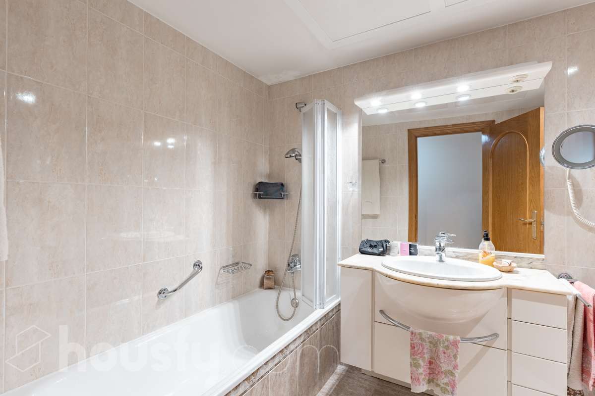 ¡Exclusivo piso señorial de 4 habitaciones con 6 balcones, terraza privada, garaje y trastero en la Creu Alta! ¿Buscas una vivienda amplia, luminosa y con espacios exteriores en una de las mejores zonas de Sabadell? Esta puede ser la oportunidad que estabas esperando. Housfy pone a la venta este magnífico piso señorial de 116 m² útiles, ubicado en la Creu Alta, uno de los barrios más demandados de Sabadell. La vivienda se encuentra en una finca del año 2000, construida por la prestigiosa Constructora Mañero, reconocida por la calidad de sus construcciones y sus excelentes acabados. La vivienda dispone de: ✔ 116 m² útiles. ✔ Amplio salón-comedor, muy luminoso y con salida al balcón. ✔ 4 habitaciones. ✔ Todas las habitaciones cuentan con su propio balcón, proporcionando una excelente entrada de luz natural y ventilación. ✔ La vivienda dispone de un total de 6 balcones, un elemento muy poco habitual que aporta amplitud y conexión con el exterior. ✔ Dormitorio principal tipo suite con salida a patio privado de 5,5m2 , un espacio perfecto para disfrutar de momentos de tranquilidad. ✔ 2 baños completos ✔ Zona de lavadero amplia e independiente. ✔ Cocina totalmente equipada. ✔ Climatización por conductos con aire acondicionado y bomba de calor, para disfrutar del máximo confort durante todo el año. ✔ Ascensor. ✔ Plaza de garaje de 11 m² incluida en el precio. ✔ Trastero 12m2 Uno de los aspectos más destacados de esta vivienda es su excelente aislamiento acústico, que garantiza tranquilidad y confort, junto con una construcción sólida y materiales de alta calidad. Una ubicación para disfrutar Vivir en la Creu Alta significa tenerlo todo al alcance de la mano. En apenas 10 minutos a pie llegarás al centro de Sabadell, a las estaciones de FGC y a una amplia zona comercial donde encontrarás El Corte Inglés, supermercados, restaurantes y todo tipo de servicios. Además, la vivienda se encuentra junto a la Plaça de les Dones del Tèxtil, un amplio espacio con parque infantil y zonas verdes, ideal para disfrutar en familia o relajarse al aire libre. En el entorno encontrarás también colegios, farmacias, transporte público, centros deportivos y todos los servicios necesarios para el día a día. Una vivienda difícil de encontrar La amplitud de sus estancias, la calidad de la construcción, su magnífica distribución, los numerosos espacios exteriores —con 8 balcones y una terraza privada en la suite—, junto con su excelente ubicación, convierten esta propiedad en una oportunidad única para quienes buscan calidad de vida en una de las zonas más valoradas de Sabadell. ¡No dejes escapar esta oportunidad y ven a descubrir tu próximo hogar! Aviso legal El precio de venta no incluye gastos de la compraventa como notaría, registro, impuestos, ni tampoco honorarios agencia. Esta publicación no es vinculante. Consulta siempre la nota simple con Housfy antes de formalizar la compraventa. Sobre nosotros Housfy es la plataforma integral de servicios inmobiliarios. Nuestra combinación de expertos y tecnología pone al alcance de todo el mundo servicios cómodos, claros y seguros. AICAT número: 7922. Nos encargamos de la gestión y asesoramiento de la compra. ¡Olvídate de todo! Hacemos los trámites por ti. Y, si además necesitas financiación, ponemos a tu disposición un bróker hipotecario para ayudarte a conseguir las mejores condiciones para tu perfil económico. ¿Quieres visitarla? Contacta con Housfy y agenda tu visita sin compromiso. Más información en: housfy.com En cumplimiento de la Ley 8/2026 en Cataluña, el certificado de presencia o ausencia de amianto se encuentra en proceso de tramitación.-33