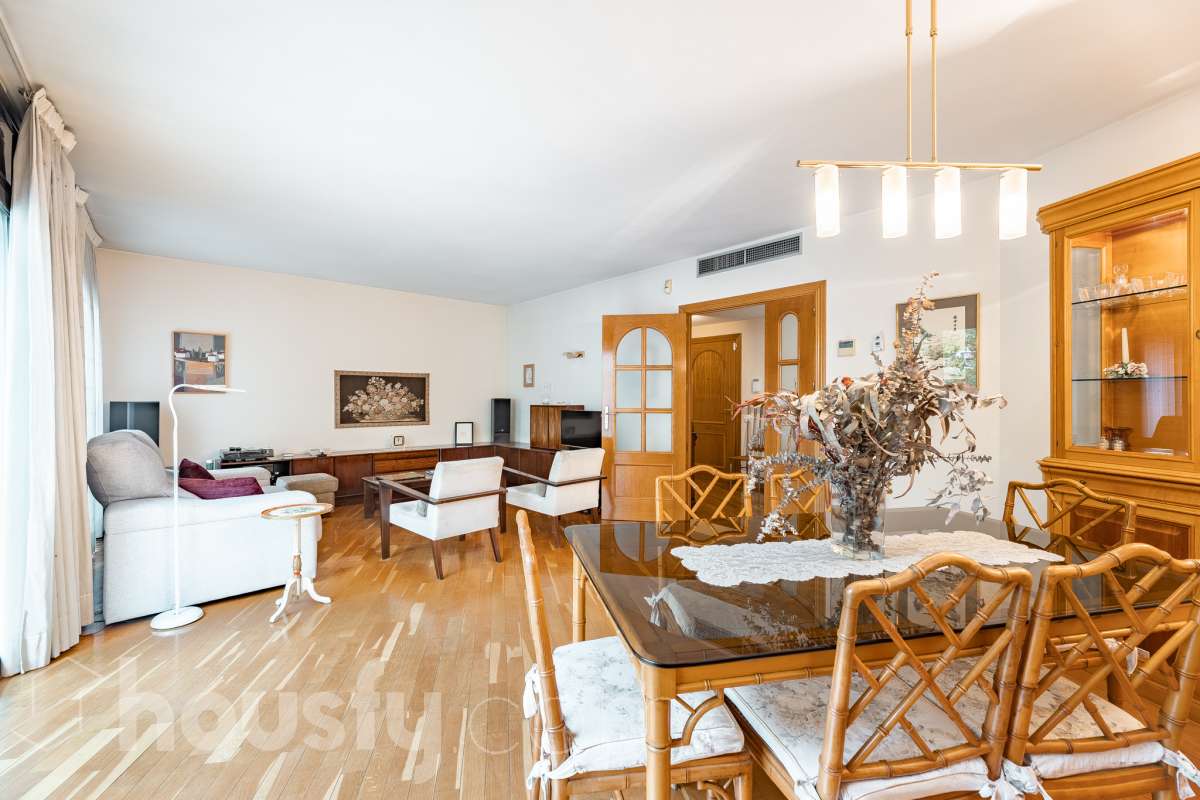 ¡Exclusivo piso señorial de 4 habitaciones con 6 balcones, terraza privada, garaje y trastero en la Creu Alta! ¿Buscas una vivienda amplia, luminosa y con espacios exteriores en una de las mejores zonas de Sabadell? Esta puede ser la oportunidad que estabas esperando. Housfy pone a la venta este magnífico piso señorial de 116 m² útiles, ubicado en la Creu Alta, uno de los barrios más demandados de Sabadell. La vivienda se encuentra en una finca del año 2000, construida por la prestigiosa Constructora Mañero, reconocida por la calidad de sus construcciones y sus excelentes acabados. La vivienda dispone de: ✔ 116 m² útiles. ✔ Amplio salón-comedor, muy luminoso y con salida al balcón. ✔ 4 habitaciones. ✔ Todas las habitaciones cuentan con su propio balcón, proporcionando una excelente entrada de luz natural y ventilación. ✔ La vivienda dispone de un total de 6 balcones, un elemento muy poco habitual que aporta amplitud y conexión con el exterior. ✔ Dormitorio principal tipo suite con salida a patio privado de 5,5m2 , un espacio perfecto para disfrutar de momentos de tranquilidad. ✔ 2 baños completos ✔ Zona de lavadero amplia e independiente. ✔ Cocina totalmente equipada. ✔ Climatización por conductos con aire acondicionado y bomba de calor, para disfrutar del máximo confort durante todo el año. ✔ Ascensor. ✔ Plaza de garaje de 11 m² incluida en el precio. ✔ Trastero 12m2 Uno de los aspectos más destacados de esta vivienda es su excelente aislamiento acústico, que garantiza tranquilidad y confort, junto con una construcción sólida y materiales de alta calidad. Una ubicación para disfrutar Vivir en la Creu Alta significa tenerlo todo al alcance de la mano. En apenas 10 minutos a pie llegarás al centro de Sabadell, a las estaciones de FGC y a una amplia zona comercial donde encontrarás El Corte Inglés, supermercados, restaurantes y todo tipo de servicios. Además, la vivienda se encuentra junto a la Plaça de les Dones del Tèxtil, un amplio espacio con parque infantil y zonas verdes, ideal para disfrutar en familia o relajarse al aire libre. En el entorno encontrarás también colegios, farmacias, transporte público, centros deportivos y todos los servicios necesarios para el día a día. Una vivienda difícil de encontrar La amplitud de sus estancias, la calidad de la construcción, su magnífica distribución, los numerosos espacios exteriores —con 8 balcones y una terraza privada en la suite—, junto con su excelente ubicación, convierten esta propiedad en una oportunidad única para quienes buscan calidad de vida en una de las zonas más valoradas de Sabadell. ¡No dejes escapar esta oportunidad y ven a descubrir tu próximo hogar! Aviso legal El precio de venta no incluye gastos de la compraventa como notaría, registro, impuestos, ni tampoco honorarios agencia. Esta publicación no es vinculante. Consulta siempre la nota simple con Housfy antes de formalizar la compraventa. Sobre nosotros Housfy es la plataforma integral de servicios inmobiliarios. Nuestra combinación de expertos y tecnología pone al alcance de todo el mundo servicios cómodos, claros y seguros. AICAT número: 7922. Nos encargamos de la gestión y asesoramiento de la compra. ¡Olvídate de todo! Hacemos los trámites por ti. Y, si además necesitas financiación, ponemos a tu disposición un bróker hipotecario para ayudarte a conseguir las mejores condiciones para tu perfil económico. ¿Quieres visitarla? Contacta con Housfy y agenda tu visita sin compromiso. Más información en: housfy.com En cumplimiento de la Ley 8/2026 en Cataluña, el certificado de presencia o ausencia de amianto se encuentra en proceso de tramitación.-11