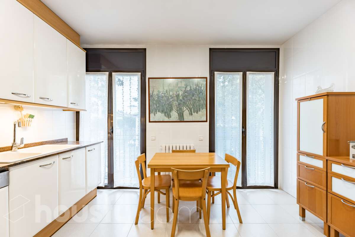 ¡Exclusivo piso señorial de 4 habitaciones con 6 balcones, terraza privada, garaje y trastero en la Creu Alta! ¿Buscas una vivienda amplia, luminosa y con espacios exteriores en una de las mejores zonas de Sabadell? Esta puede ser la oportunidad que estabas esperando. Housfy pone a la venta este magnífico piso señorial de 116 m² útiles, ubicado en la Creu Alta, uno de los barrios más demandados de Sabadell. La vivienda se encuentra en una finca del año 2000, construida por la prestigiosa Constructora Mañero, reconocida por la calidad de sus construcciones y sus excelentes acabados. La vivienda dispone de: ✔ 116 m² útiles. ✔ Amplio salón-comedor, muy luminoso y con salida al balcón. ✔ 4 habitaciones. ✔ Todas las habitaciones cuentan con su propio balcón, proporcionando una excelente entrada de luz natural y ventilación. ✔ La vivienda dispone de un total de 6 balcones, un elemento muy poco habitual que aporta amplitud y conexión con el exterior. ✔ Dormitorio principal tipo suite con salida a patio privado de 5,5m2 , un espacio perfecto para disfrutar de momentos de tranquilidad. ✔ 2 baños completos ✔ Zona de lavadero amplia e independiente. ✔ Cocina totalmente equipada. ✔ Climatización por conductos con aire acondicionado y bomba de calor, para disfrutar del máximo confort durante todo el año. ✔ Ascensor. ✔ Plaza de garaje de 11 m² incluida en el precio. ✔ Trastero 12m2 Uno de los aspectos más destacados de esta vivienda es su excelente aislamiento acústico, que garantiza tranquilidad y confort, junto con una construcción sólida y materiales de alta calidad. Una ubicación para disfrutar Vivir en la Creu Alta significa tenerlo todo al alcance de la mano. En apenas 10 minutos a pie llegarás al centro de Sabadell, a las estaciones de FGC y a una amplia zona comercial donde encontrarás El Corte Inglés, supermercados, restaurantes y todo tipo de servicios. Además, la vivienda se encuentra junto a la Plaça de les Dones del Tèxtil, un amplio espacio con parque infantil y zonas verdes, ideal para disfrutar en familia o relajarse al aire libre. En el entorno encontrarás también colegios, farmacias, transporte público, centros deportivos y todos los servicios necesarios para el día a día. Una vivienda difícil de encontrar La amplitud de sus estancias, la calidad de la construcción, su magnífica distribución, los numerosos espacios exteriores —con 8 balcones y una terraza privada en la suite—, junto con su excelente ubicación, convierten esta propiedad en una oportunidad única para quienes buscan calidad de vida en una de las zonas más valoradas de Sabadell. ¡No dejes escapar esta oportunidad y ven a descubrir tu próximo hogar! Aviso legal El precio de venta no incluye gastos de la compraventa como notaría, registro, impuestos, ni tampoco honorarios agencia. Esta publicación no es vinculante. Consulta siempre la nota simple con Housfy antes de formalizar la compraventa. Sobre nosotros Housfy es la plataforma integral de servicios inmobiliarios. Nuestra combinación de expertos y tecnología pone al alcance de todo el mundo servicios cómodos, claros y seguros. AICAT número: 7922. Nos encargamos de la gestión y asesoramiento de la compra. ¡Olvídate de todo! Hacemos los trámites por ti. Y, si además necesitas financiación, ponemos a tu disposición un bróker hipotecario para ayudarte a conseguir las mejores condiciones para tu perfil económico. ¿Quieres visitarla? Contacta con Housfy y agenda tu visita sin compromiso. Más información en: housfy.com En cumplimiento de la Ley 8/2026 en Cataluña, el certificado de presencia o ausencia de amianto se encuentra en proceso de tramitación.-28