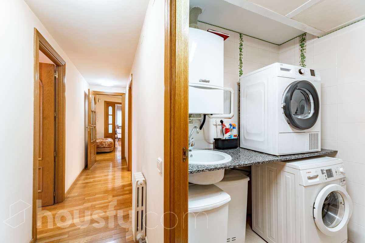 ¡Exclusivo piso señorial de 4 habitaciones con 6 balcones, terraza privada, garaje y trastero en la Creu Alta! ¿Buscas una vivienda amplia, luminosa y con espacios exteriores en una de las mejores zonas de Sabadell? Esta puede ser la oportunidad que estabas esperando. Housfy pone a la venta este magnífico piso señorial de 116 m² útiles, ubicado en la Creu Alta, uno de los barrios más demandados de Sabadell. La vivienda se encuentra en una finca del año 2000, construida por la prestigiosa Constructora Mañero, reconocida por la calidad de sus construcciones y sus excelentes acabados. La vivienda dispone de: ✔ 116 m² útiles. ✔ Amplio salón-comedor, muy luminoso y con salida al balcón. ✔ 4 habitaciones. ✔ Todas las habitaciones cuentan con su propio balcón, proporcionando una excelente entrada de luz natural y ventilación. ✔ La vivienda dispone de un total de 6 balcones, un elemento muy poco habitual que aporta amplitud y conexión con el exterior. ✔ Dormitorio principal tipo suite con salida a patio privado de 5,5m2 , un espacio perfecto para disfrutar de momentos de tranquilidad. ✔ 2 baños completos ✔ Zona de lavadero amplia e independiente. ✔ Cocina totalmente equipada. ✔ Climatización por conductos con aire acondicionado y bomba de calor, para disfrutar del máximo confort durante todo el año. ✔ Ascensor. ✔ Plaza de garaje de 11 m² incluida en el precio. ✔ Trastero 12m2 Uno de los aspectos más destacados de esta vivienda es su excelente aislamiento acústico, que garantiza tranquilidad y confort, junto con una construcción sólida y materiales de alta calidad. Una ubicación para disfrutar Vivir en la Creu Alta significa tenerlo todo al alcance de la mano. En apenas 10 minutos a pie llegarás al centro de Sabadell, a las estaciones de FGC y a una amplia zona comercial donde encontrarás El Corte Inglés, supermercados, restaurantes y todo tipo de servicios. Además, la vivienda se encuentra junto a la Plaça de les Dones del Tèxtil, un amplio espacio con parque infantil y zonas verdes, ideal para disfrutar en familia o relajarse al aire libre. En el entorno encontrarás también colegios, farmacias, transporte público, centros deportivos y todos los servicios necesarios para el día a día. Una vivienda difícil de encontrar La amplitud de sus estancias, la calidad de la construcción, su magnífica distribución, los numerosos espacios exteriores —con 8 balcones y una terraza privada en la suite—, junto con su excelente ubicación, convierten esta propiedad en una oportunidad única para quienes buscan calidad de vida en una de las zonas más valoradas de Sabadell. ¡No dejes escapar esta oportunidad y ven a descubrir tu próximo hogar! Aviso legal El precio de venta no incluye gastos de la compraventa como notaría, registro, impuestos, ni tampoco honorarios agencia. Esta publicación no es vinculante. Consulta siempre la nota simple con Housfy antes de formalizar la compraventa. Sobre nosotros Housfy es la plataforma integral de servicios inmobiliarios. Nuestra combinación de expertos y tecnología pone al alcance de todo el mundo servicios cómodos, claros y seguros. AICAT número: 7922. Nos encargamos de la gestión y asesoramiento de la compra. ¡Olvídate de todo! Hacemos los trámites por ti. Y, si además necesitas financiación, ponemos a tu disposición un bróker hipotecario para ayudarte a conseguir las mejores condiciones para tu perfil económico. ¿Quieres visitarla? Contacta con Housfy y agenda tu visita sin compromiso. Más información en: housfy.com En cumplimiento de la Ley 8/2026 en Cataluña, el certificado de presencia o ausencia de amianto se encuentra en proceso de tramitación.-40