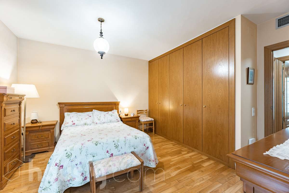 ¡Exclusivo piso señorial de 4 habitaciones con 6 balcones, terraza privada, garaje y trastero en la Creu Alta! ¿Buscas una vivienda amplia, luminosa y con espacios exteriores en una de las mejores zonas de Sabadell? Esta puede ser la oportunidad que estabas esperando. Housfy pone a la venta este magnífico piso señorial de 116 m² útiles, ubicado en la Creu Alta, uno de los barrios más demandados de Sabadell. La vivienda se encuentra en una finca del año 2000, construida por la prestigiosa Constructora Mañero, reconocida por la calidad de sus construcciones y sus excelentes acabados. La vivienda dispone de: ✔ 116 m² útiles. ✔ Amplio salón-comedor, muy luminoso y con salida al balcón. ✔ 4 habitaciones. ✔ Todas las habitaciones cuentan con su propio balcón, proporcionando una excelente entrada de luz natural y ventilación. ✔ La vivienda dispone de un total de 6 balcones, un elemento muy poco habitual que aporta amplitud y conexión con el exterior. ✔ Dormitorio principal tipo suite con salida a patio privado de 5,5m2 , un espacio perfecto para disfrutar de momentos de tranquilidad. ✔ 2 baños completos ✔ Zona de lavadero amplia e independiente. ✔ Cocina totalmente equipada. ✔ Climatización por conductos con aire acondicionado y bomba de calor, para disfrutar del máximo confort durante todo el año. ✔ Ascensor. ✔ Plaza de garaje de 11 m² incluida en el precio. ✔ Trastero 12m2 Uno de los aspectos más destacados de esta vivienda es su excelente aislamiento acústico, que garantiza tranquilidad y confort, junto con una construcción sólida y materiales de alta calidad. Una ubicación para disfrutar Vivir en la Creu Alta significa tenerlo todo al alcance de la mano. En apenas 10 minutos a pie llegarás al centro de Sabadell, a las estaciones de FGC y a una amplia zona comercial donde encontrarás El Corte Inglés, supermercados, restaurantes y todo tipo de servicios. Además, la vivienda se encuentra junto a la Plaça de les Dones del Tèxtil, un amplio espacio con parque infantil y zonas verdes, ideal para disfrutar en familia o relajarse al aire libre. En el entorno encontrarás también colegios, farmacias, transporte público, centros deportivos y todos los servicios necesarios para el día a día. Una vivienda difícil de encontrar La amplitud de sus estancias, la calidad de la construcción, su magnífica distribución, los numerosos espacios exteriores —con 8 balcones y una terraza privada en la suite—, junto con su excelente ubicación, convierten esta propiedad en una oportunidad única para quienes buscan calidad de vida en una de las zonas más valoradas de Sabadell. ¡No dejes escapar esta oportunidad y ven a descubrir tu próximo hogar! Aviso legal El precio de venta no incluye gastos de la compraventa como notaría, registro, impuestos, ni tampoco honorarios agencia. Esta publicación no es vinculante. Consulta siempre la nota simple con Housfy antes de formalizar la compraventa. Sobre nosotros Housfy es la plataforma integral de servicios inmobiliarios. Nuestra combinación de expertos y tecnología pone al alcance de todo el mundo servicios cómodos, claros y seguros. AICAT número: 7922. Nos encargamos de la gestión y asesoramiento de la compra. ¡Olvídate de todo! Hacemos los trámites por ti. Y, si además necesitas financiación, ponemos a tu disposición un bróker hipotecario para ayudarte a conseguir las mejores condiciones para tu perfil económico. ¿Quieres visitarla? Contacta con Housfy y agenda tu visita sin compromiso. Más información en: housfy.com En cumplimiento de la Ley 8/2026 en Cataluña, el certificado de presencia o ausencia de amianto se encuentra en proceso de tramitación.-15
