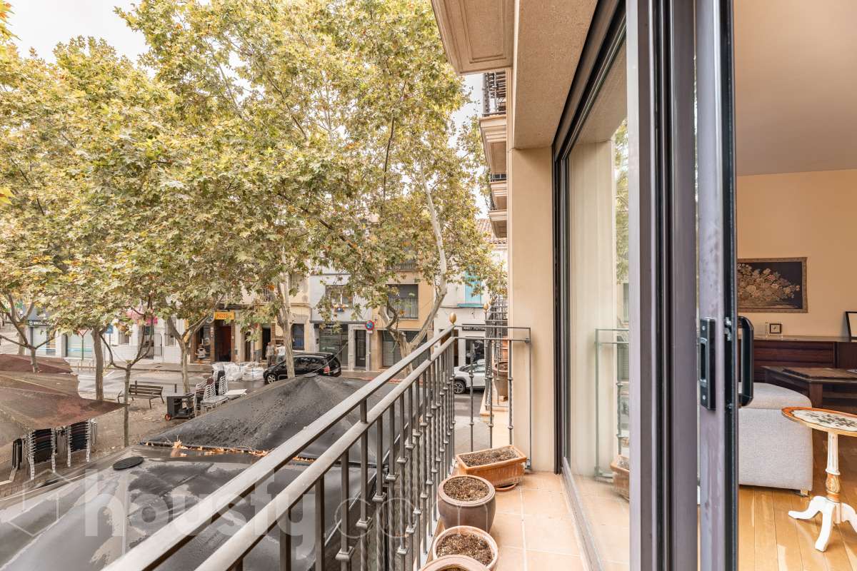 ¡Exclusivo piso señorial de 4 habitaciones con 6 balcones, terraza privada, garaje y trastero en la Creu Alta! ¿Buscas una vivienda amplia, luminosa y con espacios exteriores en una de las mejores zonas de Sabadell? Esta puede ser la oportunidad que estabas esperando. Housfy pone a la venta este magnífico piso señorial de 116 m² útiles, ubicado en la Creu Alta, uno de los barrios más demandados de Sabadell. La vivienda se encuentra en una finca del año 2000, construida por la prestigiosa Constructora Mañero, reconocida por la calidad de sus construcciones y sus excelentes acabados. La vivienda dispone de: ✔ 116 m² útiles. ✔ Amplio salón-comedor, muy luminoso y con salida al balcón. ✔ 4 habitaciones. ✔ Todas las habitaciones cuentan con su propio balcón, proporcionando una excelente entrada de luz natural y ventilación. ✔ La vivienda dispone de un total de 6 balcones, un elemento muy poco habitual que aporta amplitud y conexión con el exterior. ✔ Dormitorio principal tipo suite con salida a patio privado de 5,5m2 , un espacio perfecto para disfrutar de momentos de tranquilidad. ✔ 2 baños completos ✔ Zona de lavadero amplia e independiente. ✔ Cocina totalmente equipada. ✔ Climatización por conductos con aire acondicionado y bomba de calor, para disfrutar del máximo confort durante todo el año. ✔ Ascensor. ✔ Plaza de garaje de 11 m² incluida en el precio. ✔ Trastero 12m2 Uno de los aspectos más destacados de esta vivienda es su excelente aislamiento acústico, que garantiza tranquilidad y confort, junto con una construcción sólida y materiales de alta calidad. Una ubicación para disfrutar Vivir en la Creu Alta significa tenerlo todo al alcance de la mano. En apenas 10 minutos a pie llegarás al centro de Sabadell, a las estaciones de FGC y a una amplia zona comercial donde encontrarás El Corte Inglés, supermercados, restaurantes y todo tipo de servicios. Además, la vivienda se encuentra junto a la Plaça de les Dones del Tèxtil, un amplio espacio con parque infantil y zonas verdes, ideal para disfrutar en familia o relajarse al aire libre. En el entorno encontrarás también colegios, farmacias, transporte público, centros deportivos y todos los servicios necesarios para el día a día. Una vivienda difícil de encontrar La amplitud de sus estancias, la calidad de la construcción, su magnífica distribución, los numerosos espacios exteriores —con 8 balcones y una terraza privada en la suite—, junto con su excelente ubicación, convierten esta propiedad en una oportunidad única para quienes buscan calidad de vida en una de las zonas más valoradas de Sabadell. ¡No dejes escapar esta oportunidad y ven a descubrir tu próximo hogar! Aviso legal El precio de venta no incluye gastos de la compraventa como notaría, registro, impuestos, ni tampoco honorarios agencia. Esta publicación no es vinculante. Consulta siempre la nota simple con Housfy antes de formalizar la compraventa. Sobre nosotros Housfy es la plataforma integral de servicios inmobiliarios. Nuestra combinación de expertos y tecnología pone al alcance de todo el mundo servicios cómodos, claros y seguros. AICAT número: 7922. Nos encargamos de la gestión y asesoramiento de la compra. ¡Olvídate de todo! Hacemos los trámites por ti. Y, si además necesitas financiación, ponemos a tu disposición un bróker hipotecario para ayudarte a conseguir las mejores condiciones para tu perfil económico. ¿Quieres visitarla? Contacta con Housfy y agenda tu visita sin compromiso. Más información en: housfy.com En cumplimiento de la Ley 8/2026 en Cataluña, el certificado de presencia o ausencia de amianto se encuentra en proceso de tramitación.-36