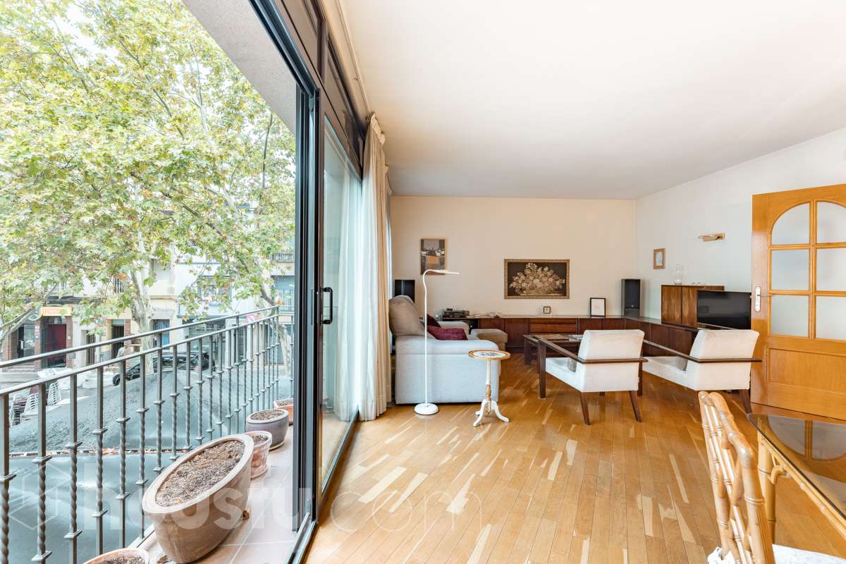 ¡Exclusivo piso señorial de 4 habitaciones con 6 balcones, terraza privada, garaje y trastero en la Creu Alta! ¿Buscas una vivienda amplia, luminosa y con espacios exteriores en una de las mejores zonas de Sabadell? Esta puede ser la oportunidad que estabas esperando. Housfy pone a la venta este magnífico piso señorial de 116 m² útiles, ubicado en la Creu Alta, uno de los barrios más demandados de Sabadell. La vivienda se encuentra en una finca del año 2000, construida por la prestigiosa Constructora Mañero, reconocida por la calidad de sus construcciones y sus excelentes acabados. La vivienda dispone de: ✔ 116 m² útiles. ✔ Amplio salón-comedor, muy luminoso y con salida al balcón. ✔ 4 habitaciones. ✔ Todas las habitaciones cuentan con su propio balcón, proporcionando una excelente entrada de luz natural y ventilación. ✔ La vivienda dispone de un total de 6 balcones, un elemento muy poco habitual que aporta amplitud y conexión con el exterior. ✔ Dormitorio principal tipo suite con salida a patio privado de 5,5m2 , un espacio perfecto para disfrutar de momentos de tranquilidad. ✔ 2 baños completos ✔ Zona de lavadero amplia e independiente. ✔ Cocina totalmente equipada. ✔ Climatización por conductos con aire acondicionado y bomba de calor, para disfrutar del máximo confort durante todo el año. ✔ Ascensor. ✔ Plaza de garaje de 11 m² incluida en el precio. ✔ Trastero 12m2 Uno de los aspectos más destacados de esta vivienda es su excelente aislamiento acústico, que garantiza tranquilidad y confort, junto con una construcción sólida y materiales de alta calidad. Una ubicación para disfrutar Vivir en la Creu Alta significa tenerlo todo al alcance de la mano. En apenas 10 minutos a pie llegarás al centro de Sabadell, a las estaciones de FGC y a una amplia zona comercial donde encontrarás El Corte Inglés, supermercados, restaurantes y todo tipo de servicios. Además, la vivienda se encuentra junto a la Plaça de les Dones del Tèxtil, un amplio espacio con parque infantil y zonas verdes, ideal para disfrutar en familia o relajarse al aire libre. En el entorno encontrarás también colegios, farmacias, transporte público, centros deportivos y todos los servicios necesarios para el día a día. Una vivienda difícil de encontrar La amplitud de sus estancias, la calidad de la construcción, su magnífica distribución, los numerosos espacios exteriores —con 8 balcones y una terraza privada en la suite—, junto con su excelente ubicación, convierten esta propiedad en una oportunidad única para quienes buscan calidad de vida en una de las zonas más valoradas de Sabadell. ¡No dejes escapar esta oportunidad y ven a descubrir tu próximo hogar! Aviso legal El precio de venta no incluye gastos de la compraventa como notaría, registro, impuestos, ni tampoco honorarios agencia. Esta publicación no es vinculante. Consulta siempre la nota simple con Housfy antes de formalizar la compraventa. Sobre nosotros Housfy es la plataforma integral de servicios inmobiliarios. Nuestra combinación de expertos y tecnología pone al alcance de todo el mundo servicios cómodos, claros y seguros. AICAT número: 7922. Nos encargamos de la gestión y asesoramiento de la compra. ¡Olvídate de todo! Hacemos los trámites por ti. Y, si además necesitas financiación, ponemos a tu disposición un bróker hipotecario para ayudarte a conseguir las mejores condiciones para tu perfil económico. ¿Quieres visitarla? Contacta con Housfy y agenda tu visita sin compromiso. Más información en: housfy.com En cumplimiento de la Ley 8/2026 en Cataluña, el certificado de presencia o ausencia de amianto se encuentra en proceso de tramitación.-6