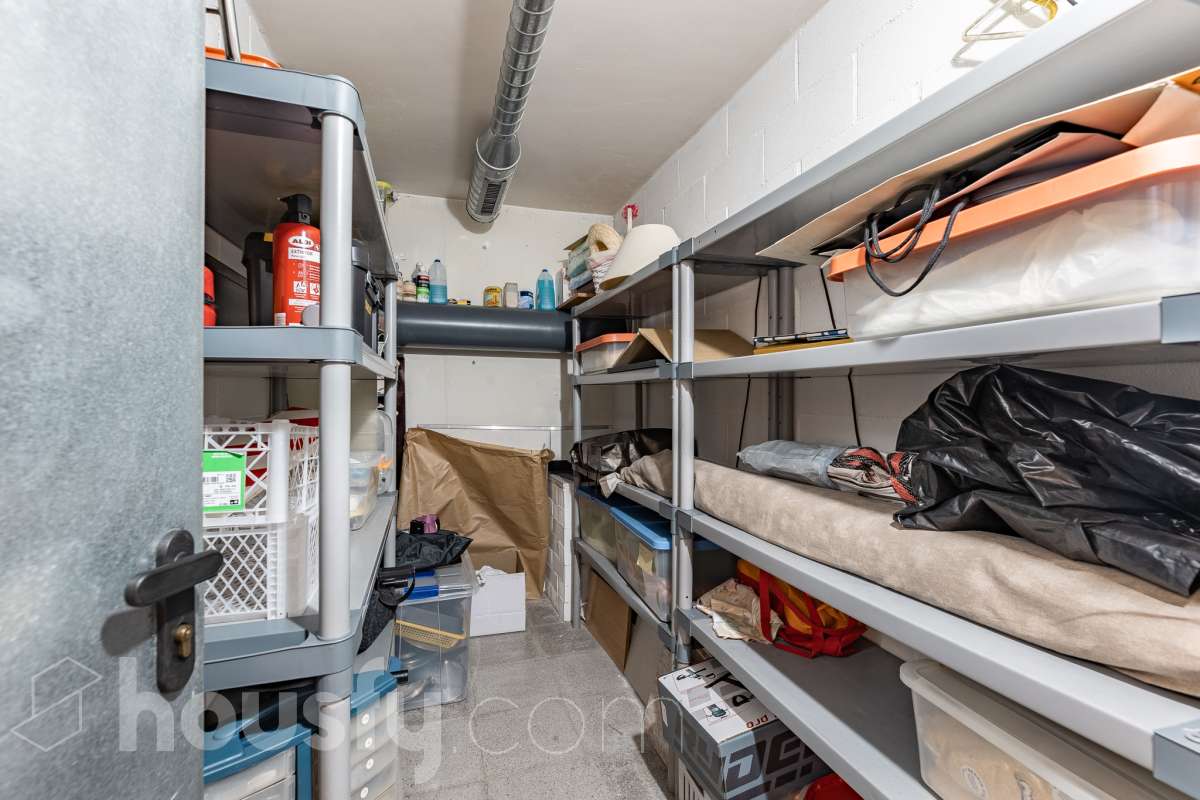 ¡Exclusivo piso señorial de 4 habitaciones con 6 balcones, terraza privada, garaje y trastero en la Creu Alta! ¿Buscas una vivienda amplia, luminosa y con espacios exteriores en una de las mejores zonas de Sabadell? Esta puede ser la oportunidad que estabas esperando. Housfy pone a la venta este magnífico piso señorial de 116 m² útiles, ubicado en la Creu Alta, uno de los barrios más demandados de Sabadell. La vivienda se encuentra en una finca del año 2000, construida por la prestigiosa Constructora Mañero, reconocida por la calidad de sus construcciones y sus excelentes acabados. La vivienda dispone de: ✔ 116 m² útiles. ✔ Amplio salón-comedor, muy luminoso y con salida al balcón. ✔ 4 habitaciones. ✔ Todas las habitaciones cuentan con su propio balcón, proporcionando una excelente entrada de luz natural y ventilación. ✔ La vivienda dispone de un total de 6 balcones, un elemento muy poco habitual que aporta amplitud y conexión con el exterior. ✔ Dormitorio principal tipo suite con salida a patio privado de 5,5m2 , un espacio perfecto para disfrutar de momentos de tranquilidad. ✔ 2 baños completos ✔ Zona de lavadero amplia e independiente. ✔ Cocina totalmente equipada. ✔ Climatización por conductos con aire acondicionado y bomba de calor, para disfrutar del máximo confort durante todo el año. ✔ Ascensor. ✔ Plaza de garaje de 11 m² incluida en el precio. ✔ Trastero 12m2 Uno de los aspectos más destacados de esta vivienda es su excelente aislamiento acústico, que garantiza tranquilidad y confort, junto con una construcción sólida y materiales de alta calidad. Una ubicación para disfrutar Vivir en la Creu Alta significa tenerlo todo al alcance de la mano. En apenas 10 minutos a pie llegarás al centro de Sabadell, a las estaciones de FGC y a una amplia zona comercial donde encontrarás El Corte Inglés, supermercados, restaurantes y todo tipo de servicios. Además, la vivienda se encuentra junto a la Plaça de les Dones del Tèxtil, un amplio espacio con parque infantil y zonas verdes, ideal para disfrutar en familia o relajarse al aire libre. En el entorno encontrarás también colegios, farmacias, transporte público, centros deportivos y todos los servicios necesarios para el día a día. Una vivienda difícil de encontrar La amplitud de sus estancias, la calidad de la construcción, su magnífica distribución, los numerosos espacios exteriores —con 8 balcones y una terraza privada en la suite—, junto con su excelente ubicación, convierten esta propiedad en una oportunidad única para quienes buscan calidad de vida en una de las zonas más valoradas de Sabadell. ¡No dejes escapar esta oportunidad y ven a descubrir tu próximo hogar! Aviso legal El precio de venta no incluye gastos de la compraventa como notaría, registro, impuestos, ni tampoco honorarios agencia. Esta publicación no es vinculante. Consulta siempre la nota simple con Housfy antes de formalizar la compraventa. Sobre nosotros Housfy es la plataforma integral de servicios inmobiliarios. Nuestra combinación de expertos y tecnología pone al alcance de todo el mundo servicios cómodos, claros y seguros. AICAT número: 7922. Nos encargamos de la gestión y asesoramiento de la compra. ¡Olvídate de todo! Hacemos los trámites por ti. Y, si además necesitas financiación, ponemos a tu disposición un bróker hipotecario para ayudarte a conseguir las mejores condiciones para tu perfil económico. ¿Quieres visitarla? Contacta con Housfy y agenda tu visita sin compromiso. Más información en: housfy.com En cumplimiento de la Ley 8/2026 en Cataluña, el certificado de presencia o ausencia de amianto se encuentra en proceso de tramitación.-51