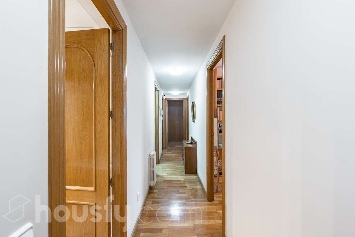 ¡Exclusivo piso señorial de 4 habitaciones con 6 balcones, terraza privada, garaje y trastero en la Creu Alta! ¿Buscas una vivienda amplia, luminosa y con espacios exteriores en una de las mejores zonas de Sabadell? Esta puede ser la oportunidad que estabas esperando. Housfy pone a la venta este magnífico piso señorial de 116 m² útiles, ubicado en la Creu Alta, uno de los barrios más demandados de Sabadell. La vivienda se encuentra en una finca del año 2000, construida por la prestigiosa Constructora Mañero, reconocida por la calidad de sus construcciones y sus excelentes acabados. La vivienda dispone de: ✔ 116 m² útiles. ✔ Amplio salón-comedor, muy luminoso y con salida al balcón. ✔ 4 habitaciones. ✔ Todas las habitaciones cuentan con su propio balcón, proporcionando una excelente entrada de luz natural y ventilación. ✔ La vivienda dispone de un total de 6 balcones, un elemento muy poco habitual que aporta amplitud y conexión con el exterior. ✔ Dormitorio principal tipo suite con salida a patio privado de 5,5m2 , un espacio perfecto para disfrutar de momentos de tranquilidad. ✔ 2 baños completos ✔ Zona de lavadero amplia e independiente. ✔ Cocina totalmente equipada. ✔ Climatización por conductos con aire acondicionado y bomba de calor, para disfrutar del máximo confort durante todo el año. ✔ Ascensor. ✔ Plaza de garaje de 11 m² incluida en el precio. ✔ Trastero 12m2 Uno de los aspectos más destacados de esta vivienda es su excelente aislamiento acústico, que garantiza tranquilidad y confort, junto con una construcción sólida y materiales de alta calidad. Una ubicación para disfrutar Vivir en la Creu Alta significa tenerlo todo al alcance de la mano. En apenas 10 minutos a pie llegarás al centro de Sabadell, a las estaciones de FGC y a una amplia zona comercial donde encontrarás El Corte Inglés, supermercados, restaurantes y todo tipo de servicios. Además, la vivienda se encuentra junto a la Plaça de les Dones del Tèxtil, un amplio espacio con parque infantil y zonas verdes, ideal para disfrutar en familia o relajarse al aire libre. En el entorno encontrarás también colegios, farmacias, transporte público, centros deportivos y todos los servicios necesarios para el día a día. Una vivienda difícil de encontrar La amplitud de sus estancias, la calidad de la construcción, su magnífica distribución, los numerosos espacios exteriores —con 8 balcones y una terraza privada en la suite—, junto con su excelente ubicación, convierten esta propiedad en una oportunidad única para quienes buscan calidad de vida en una de las zonas más valoradas de Sabadell. ¡No dejes escapar esta oportunidad y ven a descubrir tu próximo hogar! Aviso legal El precio de venta no incluye gastos de la compraventa como notaría, registro, impuestos, ni tampoco honorarios agencia. Esta publicación no es vinculante. Consulta siempre la nota simple con Housfy antes de formalizar la compraventa. Sobre nosotros Housfy es la plataforma integral de servicios inmobiliarios. Nuestra combinación de expertos y tecnología pone al alcance de todo el mundo servicios cómodos, claros y seguros. AICAT número: 7922. Nos encargamos de la gestión y asesoramiento de la compra. ¡Olvídate de todo! Hacemos los trámites por ti. Y, si además necesitas financiación, ponemos a tu disposición un bróker hipotecario para ayudarte a conseguir las mejores condiciones para tu perfil económico. ¿Quieres visitarla? Contacta con Housfy y agenda tu visita sin compromiso. Más información en: housfy.com En cumplimiento de la Ley 8/2026 en Cataluña, el certificado de presencia o ausencia de amianto se encuentra en proceso de tramitación.-42