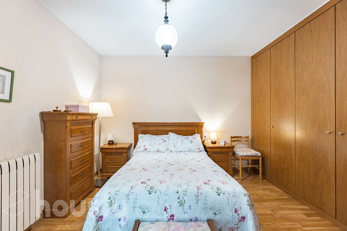 ¡Exclusivo piso señorial de 4 habitaciones con 6 balcones, terraza privada, garaje y trastero en la Creu Alta! ¿Buscas una vivienda amplia, luminosa y con espacios exteriores en una de las mejores zonas de Sabadell? Esta puede ser la oportunidad que estabas esperando. Housfy pone a la venta este magnífico piso señorial de 116 m² útiles, ubicado en la Creu Alta, uno de los barrios más demandados de Sabadell. La vivienda se encuentra en una finca del año 2000, construida por la prestigiosa Constructora Mañero, reconocida por la calidad de sus construcciones y sus excelentes acabados. La vivienda dispone de: ✔ 116 m² útiles. ✔ Amplio salón-comedor, muy luminoso y con salida al balcón. ✔ 4 habitaciones. ✔ Todas las habitaciones cuentan con su propio balcón, proporcionando una excelente entrada de luz natural y ventilación. ✔ La vivienda dispone de un total de 6 balcones, un elemento muy poco habitual que aporta amplitud y conexión con el exterior. ✔ Dormitorio principal tipo suite con salida a patio privado de 5,5m2 , un espacio perfecto para disfrutar de momentos de tranquilidad. ✔ 2 baños completos ✔ Zona de lavadero amplia e independiente. ✔ Cocina totalmente equipada. ✔ Climatización por conductos con aire acondicionado y bomba de calor, para disfrutar del máximo confort durante todo el año. ✔ Ascensor. ✔ Plaza de garaje de 11 m² incluida en el precio. ✔ Trastero 12m2 Uno de los aspectos más destacados de esta vivienda es su excelente aislamiento acústico, que garantiza tranquilidad y confort, junto con una construcción sólida y materiales de alta calidad. Una ubicación para disfrutar Vivir en la Creu Alta significa tenerlo todo al alcance de la mano. En apenas 10 minutos a pie llegarás al centro de Sabadell, a las estaciones de FGC y a una amplia zona comercial donde encontrarás El Corte Inglés, supermercados, restaurantes y todo tipo de servicios. Además, la vivienda se encuentra junto a la Plaça de les Dones del Tèxtil, un amplio espacio con parque infantil y zonas verdes, ideal para disfrutar en familia o relajarse al aire libre. En el entorno encontrarás también colegios, farmacias, transporte público, centros deportivos y todos los servicios necesarios para el día a día. Una vivienda difícil de encontrar La amplitud de sus estancias, la calidad de la construcción, su magnífica distribución, los numerosos espacios exteriores —con 8 balcones y una terraza privada en la suite—, junto con su excelente ubicación, convierten esta propiedad en una oportunidad única para quienes buscan calidad de vida en una de las zonas más valoradas de Sabadell. ¡No dejes escapar esta oportunidad y ven a descubrir tu próximo hogar! Aviso legal El precio de venta no incluye gastos de la compraventa como notaría, registro, impuestos, ni tampoco honorarios agencia. Esta publicación no es vinculante. Consulta siempre la nota simple con Housfy antes de formalizar la compraventa. Sobre nosotros Housfy es la plataforma integral de servicios inmobiliarios. Nuestra combinación de expertos y tecnología pone al alcance de todo el mundo servicios cómodos, claros y seguros. AICAT número: 7922. Nos encargamos de la gestión y asesoramiento de la compra. ¡Olvídate de todo! Hacemos los trámites por ti. Y, si además necesitas financiación, ponemos a tu disposición un bróker hipotecario para ayudarte a conseguir las mejores condiciones para tu perfil económico. ¿Quieres visitarla? Contacta con Housfy y agenda tu visita sin compromiso. Más información en: housfy.com En cumplimiento de la Ley 8/2026 en Cataluña, el certificado de presencia o ausencia de amianto se encuentra en proceso de tramitación.-14