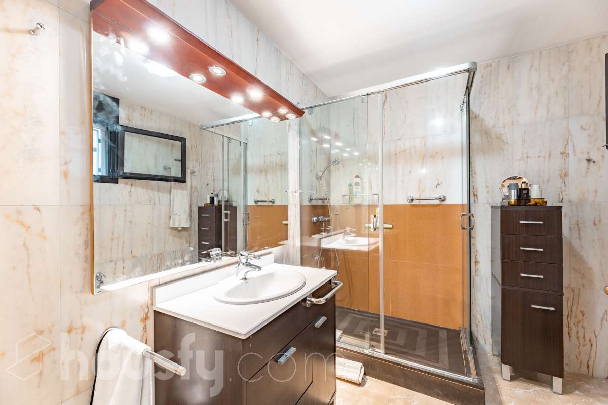 ¡Exclusivo piso señorial de 4 habitaciones con 6 balcones, terraza privada, garaje y trastero en la Creu Alta! ¿Buscas una vivienda amplia, luminosa y con espacios exteriores en una de las mejores zonas de Sabadell? Esta puede ser la oportunidad que estabas esperando. Housfy pone a la venta este magnífico piso señorial de 116 m² útiles, ubicado en la Creu Alta, uno de los barrios más demandados de Sabadell. La vivienda se encuentra en una finca del año 2000, construida por la prestigiosa Constructora Mañero, reconocida por la calidad de sus construcciones y sus excelentes acabados. La vivienda dispone de: ✔ 116 m² útiles. ✔ Amplio salón-comedor, muy luminoso y con salida al balcón. ✔ 4 habitaciones. ✔ Todas las habitaciones cuentan con su propio balcón, proporcionando una excelente entrada de luz natural y ventilación. ✔ La vivienda dispone de un total de 6 balcones, un elemento muy poco habitual que aporta amplitud y conexión con el exterior. ✔ Dormitorio principal tipo suite con salida a patio privado de 5,5m2 , un espacio perfecto para disfrutar de momentos de tranquilidad. ✔ 2 baños completos ✔ Zona de lavadero amplia e independiente. ✔ Cocina totalmente equipada. ✔ Climatización por conductos con aire acondicionado y bomba de calor, para disfrutar del máximo confort durante todo el año. ✔ Ascensor. ✔ Plaza de garaje de 11 m² incluida en el precio. ✔ Trastero 12m2 Uno de los aspectos más destacados de esta vivienda es su excelente aislamiento acústico, que garantiza tranquilidad y confort, junto con una construcción sólida y materiales de alta calidad. Una ubicación para disfrutar Vivir en la Creu Alta significa tenerlo todo al alcance de la mano. En apenas 10 minutos a pie llegarás al centro de Sabadell, a las estaciones de FGC y a una amplia zona comercial donde encontrarás El Corte Inglés, supermercados, restaurantes y todo tipo de servicios. Además, la vivienda se encuentra junto a la Plaça de les Dones del Tèxtil, un amplio espacio con parque infantil y zonas verdes, ideal para disfrutar en familia o relajarse al aire libre. En el entorno encontrarás también colegios, farmacias, transporte público, centros deportivos y todos los servicios necesarios para el día a día. Una vivienda difícil de encontrar La amplitud de sus estancias, la calidad de la construcción, su magnífica distribución, los numerosos espacios exteriores —con 8 balcones y una terraza privada en la suite—, junto con su excelente ubicación, convierten esta propiedad en una oportunidad única para quienes buscan calidad de vida en una de las zonas más valoradas de Sabadell. ¡No dejes escapar esta oportunidad y ven a descubrir tu próximo hogar! Aviso legal El precio de venta no incluye gastos de la compraventa como notaría, registro, impuestos, ni tampoco honorarios agencia. Esta publicación no es vinculante. Consulta siempre la nota simple con Housfy antes de formalizar la compraventa. Sobre nosotros Housfy es la plataforma integral de servicios inmobiliarios. Nuestra combinación de expertos y tecnología pone al alcance de todo el mundo servicios cómodos, claros y seguros. AICAT número: 7922. Nos encargamos de la gestión y asesoramiento de la compra. ¡Olvídate de todo! Hacemos los trámites por ti. Y, si además necesitas financiación, ponemos a tu disposición un bróker hipotecario para ayudarte a conseguir las mejores condiciones para tu perfil económico. ¿Quieres visitarla? Contacta con Housfy y agenda tu visita sin compromiso. Más información en: housfy.com En cumplimiento de la Ley 8/2026 en Cataluña, el certificado de presencia o ausencia de amianto se encuentra en proceso de tramitación.-29