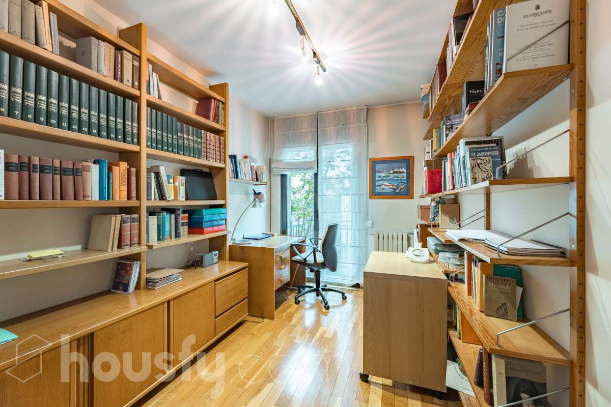 ¡Exclusivo piso señorial de 4 habitaciones con 6 balcones, terraza privada, garaje y trastero en la Creu Alta! ¿Buscas una vivienda amplia, luminosa y con espacios exteriores en una de las mejores zonas de Sabadell? Esta puede ser la oportunidad que estabas esperando. Housfy pone a la venta este magnífico piso señorial de 116 m² útiles, ubicado en la Creu Alta, uno de los barrios más demandados de Sabadell. La vivienda se encuentra en una finca del año 2000, construida por la prestigiosa Constructora Mañero, reconocida por la calidad de sus construcciones y sus excelentes acabados. La vivienda dispone de: ✔ 116 m² útiles. ✔ Amplio salón-comedor, muy luminoso y con salida al balcón. ✔ 4 habitaciones. ✔ Todas las habitaciones cuentan con su propio balcón, proporcionando una excelente entrada de luz natural y ventilación. ✔ La vivienda dispone de un total de 6 balcones, un elemento muy poco habitual que aporta amplitud y conexión con el exterior. ✔ Dormitorio principal tipo suite con salida a patio privado de 5,5m2 , un espacio perfecto para disfrutar de momentos de tranquilidad. ✔ 2 baños completos ✔ Zona de lavadero amplia e independiente. ✔ Cocina totalmente equipada. ✔ Climatización por conductos con aire acondicionado y bomba de calor, para disfrutar del máximo confort durante todo el año. ✔ Ascensor. ✔ Plaza de garaje de 11 m² incluida en el precio. ✔ Trastero 12m2 Uno de los aspectos más destacados de esta vivienda es su excelente aislamiento acústico, que garantiza tranquilidad y confort, junto con una construcción sólida y materiales de alta calidad. Una ubicación para disfrutar Vivir en la Creu Alta significa tenerlo todo al alcance de la mano. En apenas 10 minutos a pie llegarás al centro de Sabadell, a las estaciones de FGC y a una amplia zona comercial donde encontrarás El Corte Inglés, supermercados, restaurantes y todo tipo de servicios. Además, la vivienda se encuentra junto a la Plaça de les Dones del Tèxtil, un amplio espacio con parque infantil y zonas verdes, ideal para disfrutar en familia o relajarse al aire libre. En el entorno encontrarás también colegios, farmacias, transporte público, centros deportivos y todos los servicios necesarios para el día a día. Una vivienda difícil de encontrar La amplitud de sus estancias, la calidad de la construcción, su magnífica distribución, los numerosos espacios exteriores —con 8 balcones y una terraza privada en la suite—, junto con su excelente ubicación, convierten esta propiedad en una oportunidad única para quienes buscan calidad de vida en una de las zonas más valoradas de Sabadell. ¡No dejes escapar esta oportunidad y ven a descubrir tu próximo hogar! Aviso legal El precio de venta no incluye gastos de la compraventa como notaría, registro, impuestos, ni tampoco honorarios agencia. Esta publicación no es vinculante. Consulta siempre la nota simple con Housfy antes de formalizar la compraventa. Sobre nosotros Housfy es la plataforma integral de servicios inmobiliarios. Nuestra combinación de expertos y tecnología pone al alcance de todo el mundo servicios cómodos, claros y seguros. AICAT número: 7922. Nos encargamos de la gestión y asesoramiento de la compra. ¡Olvídate de todo! Hacemos los trámites por ti. Y, si además necesitas financiación, ponemos a tu disposición un bróker hipotecario para ayudarte a conseguir las mejores condiciones para tu perfil económico. ¿Quieres visitarla? Contacta con Housfy y agenda tu visita sin compromiso. Más información en: housfy.com En cumplimiento de la Ley 8/2026 en Cataluña, el certificado de presencia o ausencia de amianto se encuentra en proceso de tramitación.-17