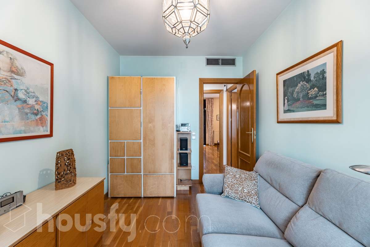 ¡Exclusivo piso señorial de 4 habitaciones con 6 balcones, terraza privada, garaje y trastero en la Creu Alta! ¿Buscas una vivienda amplia, luminosa y con espacios exteriores en una de las mejores zonas de Sabadell? Esta puede ser la oportunidad que estabas esperando. Housfy pone a la venta este magnífico piso señorial de 116 m² útiles, ubicado en la Creu Alta, uno de los barrios más demandados de Sabadell. La vivienda se encuentra en una finca del año 2000, construida por la prestigiosa Constructora Mañero, reconocida por la calidad de sus construcciones y sus excelentes acabados. La vivienda dispone de: ✔ 116 m² útiles. ✔ Amplio salón-comedor, muy luminoso y con salida al balcón. ✔ 4 habitaciones. ✔ Todas las habitaciones cuentan con su propio balcón, proporcionando una excelente entrada de luz natural y ventilación. ✔ La vivienda dispone de un total de 6 balcones, un elemento muy poco habitual que aporta amplitud y conexión con el exterior. ✔ Dormitorio principal tipo suite con salida a patio privado de 5,5m2 , un espacio perfecto para disfrutar de momentos de tranquilidad. ✔ 2 baños completos ✔ Zona de lavadero amplia e independiente. ✔ Cocina totalmente equipada. ✔ Climatización por conductos con aire acondicionado y bomba de calor, para disfrutar del máximo confort durante todo el año. ✔ Ascensor. ✔ Plaza de garaje de 11 m² incluida en el precio. ✔ Trastero 12m2 Uno de los aspectos más destacados de esta vivienda es su excelente aislamiento acústico, que garantiza tranquilidad y confort, junto con una construcción sólida y materiales de alta calidad. Una ubicación para disfrutar Vivir en la Creu Alta significa tenerlo todo al alcance de la mano. En apenas 10 minutos a pie llegarás al centro de Sabadell, a las estaciones de FGC y a una amplia zona comercial donde encontrarás El Corte Inglés, supermercados, restaurantes y todo tipo de servicios. Además, la vivienda se encuentra junto a la Plaça de les Dones del Tèxtil, un amplio espacio con parque infantil y zonas verdes, ideal para disfrutar en familia o relajarse al aire libre. En el entorno encontrarás también colegios, farmacias, transporte público, centros deportivos y todos los servicios necesarios para el día a día. Una vivienda difícil de encontrar La amplitud de sus estancias, la calidad de la construcción, su magnífica distribución, los numerosos espacios exteriores —con 8 balcones y una terraza privada en la suite—, junto con su excelente ubicación, convierten esta propiedad en una oportunidad única para quienes buscan calidad de vida en una de las zonas más valoradas de Sabadell. ¡No dejes escapar esta oportunidad y ven a descubrir tu próximo hogar! Aviso legal El precio de venta no incluye gastos de la compraventa como notaría, registro, impuestos, ni tampoco honorarios agencia. Esta publicación no es vinculante. Consulta siempre la nota simple con Housfy antes de formalizar la compraventa. Sobre nosotros Housfy es la plataforma integral de servicios inmobiliarios. Nuestra combinación de expertos y tecnología pone al alcance de todo el mundo servicios cómodos, claros y seguros. AICAT número: 7922. Nos encargamos de la gestión y asesoramiento de la compra. ¡Olvídate de todo! Hacemos los trámites por ti. Y, si además necesitas financiación, ponemos a tu disposición un bróker hipotecario para ayudarte a conseguir las mejores condiciones para tu perfil económico. ¿Quieres visitarla? Contacta con Housfy y agenda tu visita sin compromiso. Más información en: housfy.com En cumplimiento de la Ley 8/2026 en Cataluña, el certificado de presencia o ausencia de amianto se encuentra en proceso de tramitación.-37
