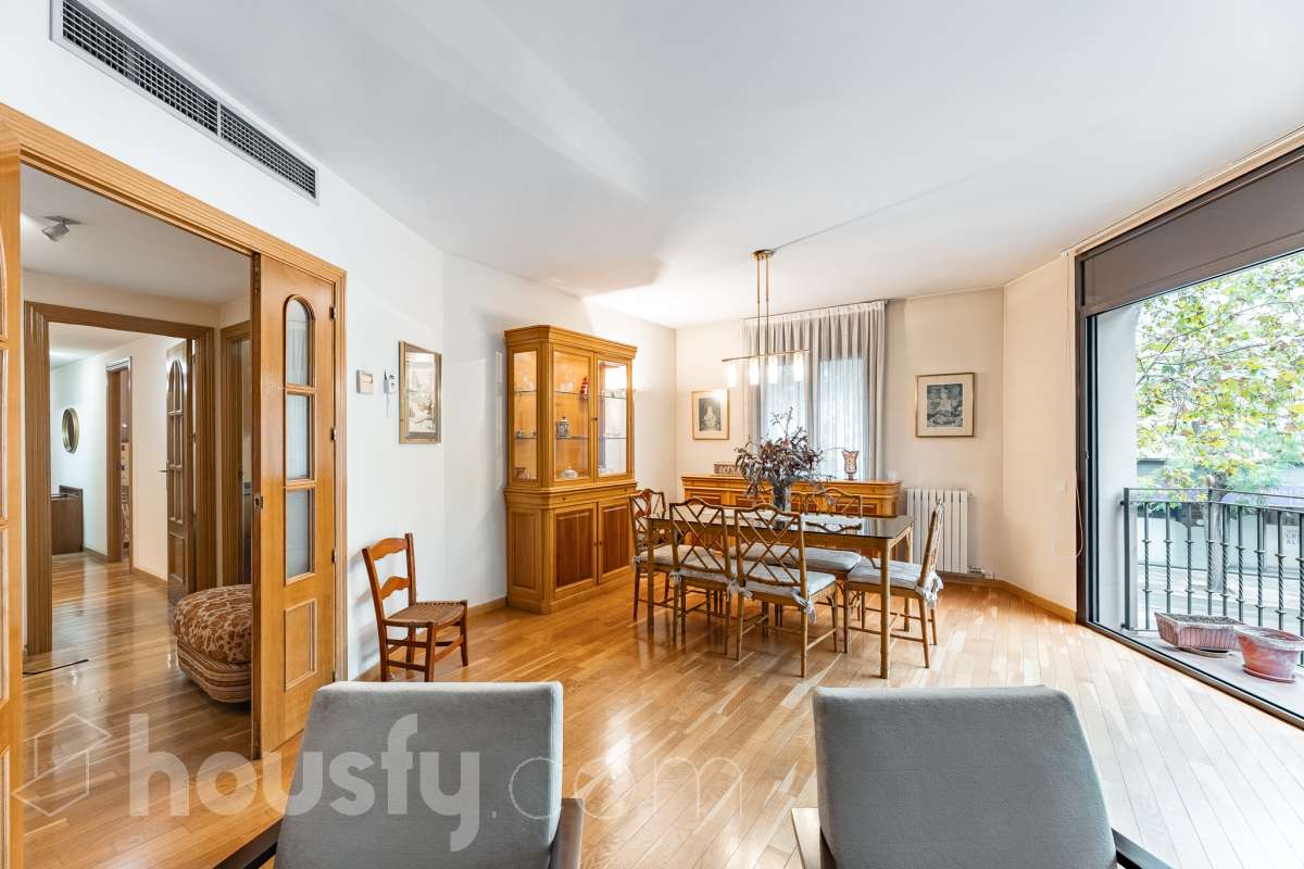 ¡Exclusivo piso señorial de 4 habitaciones con 6 balcones, terraza privada, garaje y trastero en la Creu Alta! ¿Buscas una vivienda amplia, luminosa y con espacios exteriores en una de las mejores zonas de Sabadell? Esta puede ser la oportunidad que estabas esperando. Housfy pone a la venta este magnífico piso señorial de 116 m² útiles, ubicado en la Creu Alta, uno de los barrios más demandados de Sabadell. La vivienda se encuentra en una finca del año 2000, construida por la prestigiosa Constructora Mañero, reconocida por la calidad de sus construcciones y sus excelentes acabados. La vivienda dispone de: ✔ 116 m² útiles. ✔ Amplio salón-comedor, muy luminoso y con salida al balcón. ✔ 4 habitaciones. ✔ Todas las habitaciones cuentan con su propio balcón, proporcionando una excelente entrada de luz natural y ventilación. ✔ La vivienda dispone de un total de 6 balcones, un elemento muy poco habitual que aporta amplitud y conexión con el exterior. ✔ Dormitorio principal tipo suite con salida a patio privado de 5,5m2 , un espacio perfecto para disfrutar de momentos de tranquilidad. ✔ 2 baños completos ✔ Zona de lavadero amplia e independiente. ✔ Cocina totalmente equipada. ✔ Climatización por conductos con aire acondicionado y bomba de calor, para disfrutar del máximo confort durante todo el año. ✔ Ascensor. ✔ Plaza de garaje de 11 m² incluida en el precio. ✔ Trastero 12m2 Uno de los aspectos más destacados de esta vivienda es su excelente aislamiento acústico, que garantiza tranquilidad y confort, junto con una construcción sólida y materiales de alta calidad. Una ubicación para disfrutar Vivir en la Creu Alta significa tenerlo todo al alcance de la mano. En apenas 10 minutos a pie llegarás al centro de Sabadell, a las estaciones de FGC y a una amplia zona comercial donde encontrarás El Corte Inglés, supermercados, restaurantes y todo tipo de servicios. Además, la vivienda se encuentra junto a la Plaça de les Dones del Tèxtil, un amplio espacio con parque infantil y zonas verdes, ideal para disfrutar en familia o relajarse al aire libre. En el entorno encontrarás también colegios, farmacias, transporte público, centros deportivos y todos los servicios necesarios para el día a día. Una vivienda difícil de encontrar La amplitud de sus estancias, la calidad de la construcción, su magnífica distribución, los numerosos espacios exteriores —con 8 balcones y una terraza privada en la suite—, junto con su excelente ubicación, convierten esta propiedad en una oportunidad única para quienes buscan calidad de vida en una de las zonas más valoradas de Sabadell. ¡No dejes escapar esta oportunidad y ven a descubrir tu próximo hogar! Aviso legal El precio de venta no incluye gastos de la compraventa como notaría, registro, impuestos, ni tampoco honorarios agencia. Esta publicación no es vinculante. Consulta siempre la nota simple con Housfy antes de formalizar la compraventa. Sobre nosotros Housfy es la plataforma integral de servicios inmobiliarios. Nuestra combinación de expertos y tecnología pone al alcance de todo el mundo servicios cómodos, claros y seguros. AICAT número: 7922. Nos encargamos de la gestión y asesoramiento de la compra. ¡Olvídate de todo! Hacemos los trámites por ti. Y, si además necesitas financiación, ponemos a tu disposición un bróker hipotecario para ayudarte a conseguir las mejores condiciones para tu perfil económico. ¿Quieres visitarla? Contacta con Housfy y agenda tu visita sin compromiso. Más información en: housfy.com En cumplimiento de la Ley 8/2026 en Cataluña, el certificado de presencia o ausencia de amianto se encuentra en proceso de tramitación.-7