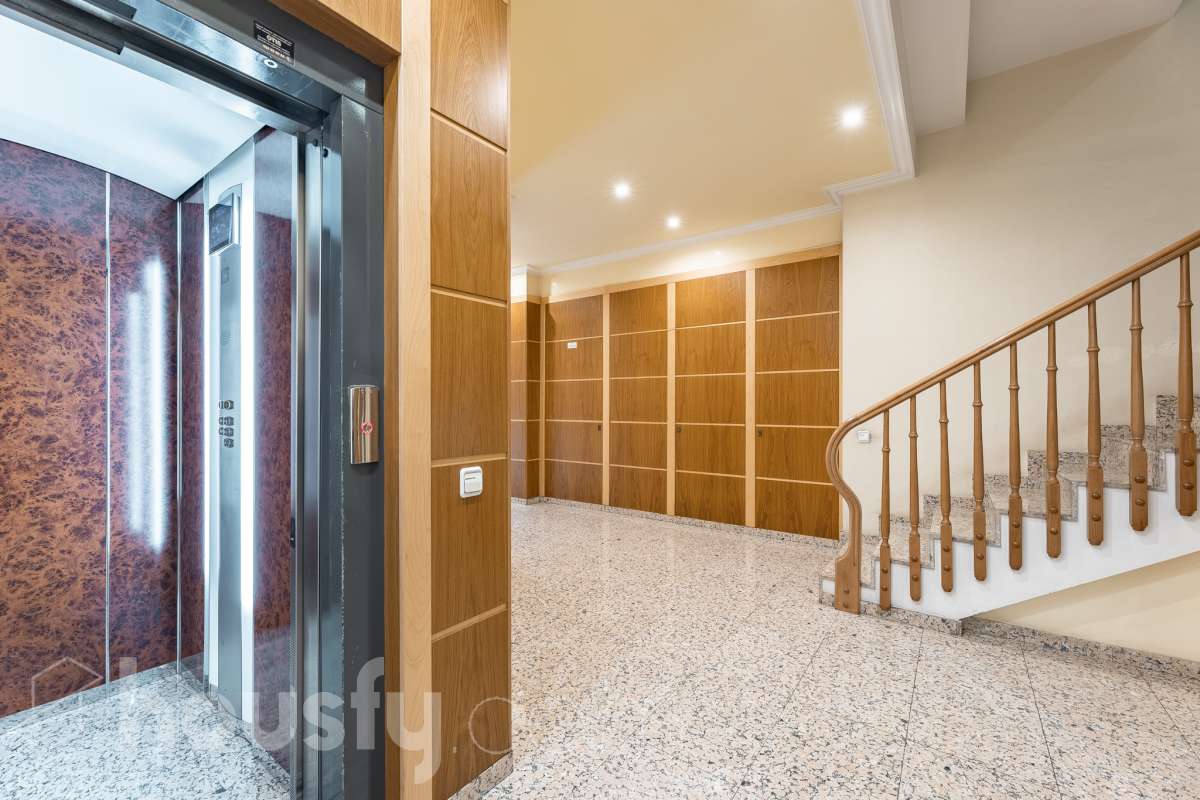 ¡Exclusivo piso señorial de 4 habitaciones con 6 balcones, terraza privada, garaje y trastero en la Creu Alta! ¿Buscas una vivienda amplia, luminosa y con espacios exteriores en una de las mejores zonas de Sabadell? Esta puede ser la oportunidad que estabas esperando. Housfy pone a la venta este magnífico piso señorial de 116 m² útiles, ubicado en la Creu Alta, uno de los barrios más demandados de Sabadell. La vivienda se encuentra en una finca del año 2000, construida por la prestigiosa Constructora Mañero, reconocida por la calidad de sus construcciones y sus excelentes acabados. La vivienda dispone de: ✔ 116 m² útiles. ✔ Amplio salón-comedor, muy luminoso y con salida al balcón. ✔ 4 habitaciones. ✔ Todas las habitaciones cuentan con su propio balcón, proporcionando una excelente entrada de luz natural y ventilación. ✔ La vivienda dispone de un total de 6 balcones, un elemento muy poco habitual que aporta amplitud y conexión con el exterior. ✔ Dormitorio principal tipo suite con salida a patio privado de 5,5m2 , un espacio perfecto para disfrutar de momentos de tranquilidad. ✔ 2 baños completos ✔ Zona de lavadero amplia e independiente. ✔ Cocina totalmente equipada. ✔ Climatización por conductos con aire acondicionado y bomba de calor, para disfrutar del máximo confort durante todo el año. ✔ Ascensor. ✔ Plaza de garaje de 11 m² incluida en el precio. ✔ Trastero 12m2 Uno de los aspectos más destacados de esta vivienda es su excelente aislamiento acústico, que garantiza tranquilidad y confort, junto con una construcción sólida y materiales de alta calidad. Una ubicación para disfrutar Vivir en la Creu Alta significa tenerlo todo al alcance de la mano. En apenas 10 minutos a pie llegarás al centro de Sabadell, a las estaciones de FGC y a una amplia zona comercial donde encontrarás El Corte Inglés, supermercados, restaurantes y todo tipo de servicios. Además, la vivienda se encuentra junto a la Plaça de les Dones del Tèxtil, un amplio espacio con parque infantil y zonas verdes, ideal para disfrutar en familia o relajarse al aire libre. En el entorno encontrarás también colegios, farmacias, transporte público, centros deportivos y todos los servicios necesarios para el día a día. Una vivienda difícil de encontrar La amplitud de sus estancias, la calidad de la construcción, su magnífica distribución, los numerosos espacios exteriores —con 8 balcones y una terraza privada en la suite—, junto con su excelente ubicación, convierten esta propiedad en una oportunidad única para quienes buscan calidad de vida en una de las zonas más valoradas de Sabadell. ¡No dejes escapar esta oportunidad y ven a descubrir tu próximo hogar! Aviso legal El precio de venta no incluye gastos de la compraventa como notaría, registro, impuestos, ni tampoco honorarios agencia. Esta publicación no es vinculante. Consulta siempre la nota simple con Housfy antes de formalizar la compraventa. Sobre nosotros Housfy es la plataforma integral de servicios inmobiliarios. Nuestra combinación de expertos y tecnología pone al alcance de todo el mundo servicios cómodos, claros y seguros. AICAT número: 7922. Nos encargamos de la gestión y asesoramiento de la compra. ¡Olvídate de todo! Hacemos los trámites por ti. Y, si además necesitas financiación, ponemos a tu disposición un bróker hipotecario para ayudarte a conseguir las mejores condiciones para tu perfil económico. ¿Quieres visitarla? Contacta con Housfy y agenda tu visita sin compromiso. Más información en: housfy.com En cumplimiento de la Ley 8/2026 en Cataluña, el certificado de presencia o ausencia de amianto se encuentra en proceso de tramitación.-48