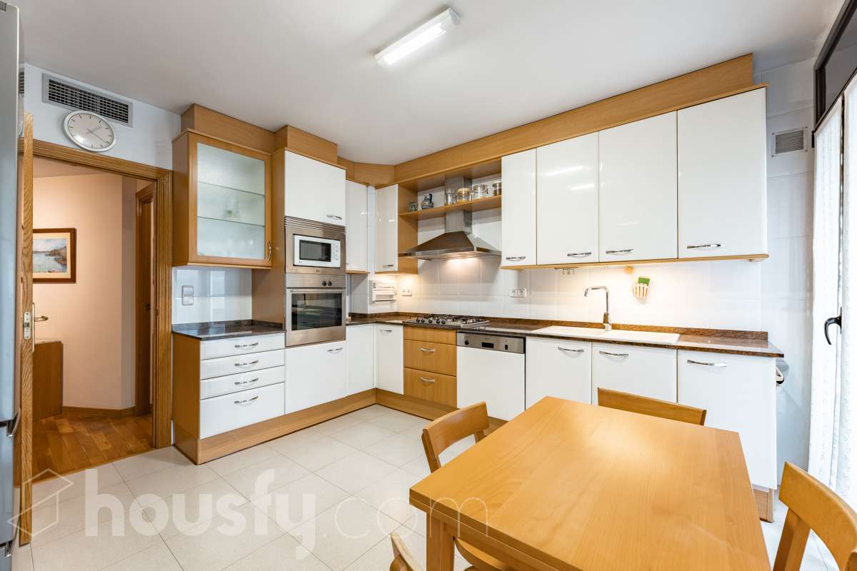 ¡Exclusivo piso señorial de 4 habitaciones con 6 balcones, terraza privada, garaje y trastero en la Creu Alta! ¿Buscas una vivienda amplia, luminosa y con espacios exteriores en una de las mejores zonas de Sabadell? Esta puede ser la oportunidad que estabas esperando. Housfy pone a la venta este magnífico piso señorial de 116 m² útiles, ubicado en la Creu Alta, uno de los barrios más demandados de Sabadell. La vivienda se encuentra en una finca del año 2000, construida por la prestigiosa Constructora Mañero, reconocida por la calidad de sus construcciones y sus excelentes acabados. La vivienda dispone de: ✔ 116 m² útiles. ✔ Amplio salón-comedor, muy luminoso y con salida al balcón. ✔ 4 habitaciones. ✔ Todas las habitaciones cuentan con su propio balcón, proporcionando una excelente entrada de luz natural y ventilación. ✔ La vivienda dispone de un total de 6 balcones, un elemento muy poco habitual que aporta amplitud y conexión con el exterior. ✔ Dormitorio principal tipo suite con salida a patio privado de 5,5m2 , un espacio perfecto para disfrutar de momentos de tranquilidad. ✔ 2 baños completos ✔ Zona de lavadero amplia e independiente. ✔ Cocina totalmente equipada. ✔ Climatización por conductos con aire acondicionado y bomba de calor, para disfrutar del máximo confort durante todo el año. ✔ Ascensor. ✔ Plaza de garaje de 11 m² incluida en el precio. ✔ Trastero 12m2 Uno de los aspectos más destacados de esta vivienda es su excelente aislamiento acústico, que garantiza tranquilidad y confort, junto con una construcción sólida y materiales de alta calidad. Una ubicación para disfrutar Vivir en la Creu Alta significa tenerlo todo al alcance de la mano. En apenas 10 minutos a pie llegarás al centro de Sabadell, a las estaciones de FGC y a una amplia zona comercial donde encontrarás El Corte Inglés, supermercados, restaurantes y todo tipo de servicios. Además, la vivienda se encuentra junto a la Plaça de les Dones del Tèxtil, un amplio espacio con parque infantil y zonas verdes, ideal para disfrutar en familia o relajarse al aire libre. En el entorno encontrarás también colegios, farmacias, transporte público, centros deportivos y todos los servicios necesarios para el día a día. Una vivienda difícil de encontrar La amplitud de sus estancias, la calidad de la construcción, su magnífica distribución, los numerosos espacios exteriores —con 8 balcones y una terraza privada en la suite—, junto con su excelente ubicación, convierten esta propiedad en una oportunidad única para quienes buscan calidad de vida en una de las zonas más valoradas de Sabadell. ¡No dejes escapar esta oportunidad y ven a descubrir tu próximo hogar! Aviso legal El precio de venta no incluye gastos de la compraventa como notaría, registro, impuestos, ni tampoco honorarios agencia. Esta publicación no es vinculante. Consulta siempre la nota simple con Housfy antes de formalizar la compraventa. Sobre nosotros Housfy es la plataforma integral de servicios inmobiliarios. Nuestra combinación de expertos y tecnología pone al alcance de todo el mundo servicios cómodos, claros y seguros. AICAT número: 7922. Nos encargamos de la gestión y asesoramiento de la compra. ¡Olvídate de todo! Hacemos los trámites por ti. Y, si además necesitas financiación, ponemos a tu disposición un bróker hipotecario para ayudarte a conseguir las mejores condiciones para tu perfil económico. ¿Quieres visitarla? Contacta con Housfy y agenda tu visita sin compromiso. Más información en: housfy.com En cumplimiento de la Ley 8/2026 en Cataluña, el certificado de presencia o ausencia de amianto se encuentra en proceso de tramitación.-23