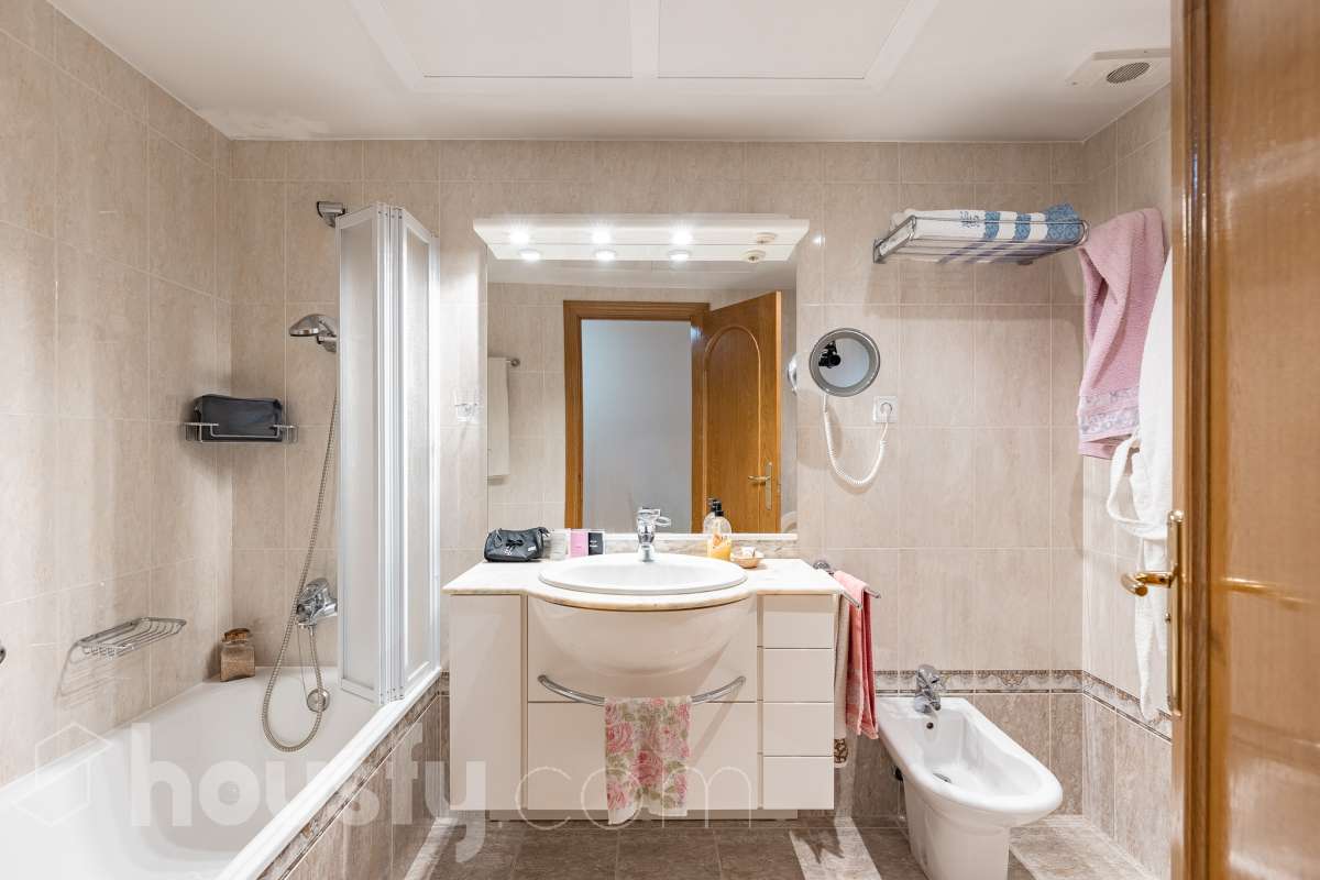 ¡Exclusivo piso señorial de 4 habitaciones con 6 balcones, terraza privada, garaje y trastero en la Creu Alta! ¿Buscas una vivienda amplia, luminosa y con espacios exteriores en una de las mejores zonas de Sabadell? Esta puede ser la oportunidad que estabas esperando. Housfy pone a la venta este magnífico piso señorial de 116 m² útiles, ubicado en la Creu Alta, uno de los barrios más demandados de Sabadell. La vivienda se encuentra en una finca del año 2000, construida por la prestigiosa Constructora Mañero, reconocida por la calidad de sus construcciones y sus excelentes acabados. La vivienda dispone de: ✔ 116 m² útiles. ✔ Amplio salón-comedor, muy luminoso y con salida al balcón. ✔ 4 habitaciones. ✔ Todas las habitaciones cuentan con su propio balcón, proporcionando una excelente entrada de luz natural y ventilación. ✔ La vivienda dispone de un total de 6 balcones, un elemento muy poco habitual que aporta amplitud y conexión con el exterior. ✔ Dormitorio principal tipo suite con salida a patio privado de 5,5m2 , un espacio perfecto para disfrutar de momentos de tranquilidad. ✔ 2 baños completos ✔ Zona de lavadero amplia e independiente. ✔ Cocina totalmente equipada. ✔ Climatización por conductos con aire acondicionado y bomba de calor, para disfrutar del máximo confort durante todo el año. ✔ Ascensor. ✔ Plaza de garaje de 11 m² incluida en el precio. ✔ Trastero 12m2 Uno de los aspectos más destacados de esta vivienda es su excelente aislamiento acústico, que garantiza tranquilidad y confort, junto con una construcción sólida y materiales de alta calidad. Una ubicación para disfrutar Vivir en la Creu Alta significa tenerlo todo al alcance de la mano. En apenas 10 minutos a pie llegarás al centro de Sabadell, a las estaciones de FGC y a una amplia zona comercial donde encontrarás El Corte Inglés, supermercados, restaurantes y todo tipo de servicios. Además, la vivienda se encuentra junto a la Plaça de les Dones del Tèxtil, un amplio espacio con parque infantil y zonas verdes, ideal para disfrutar en familia o relajarse al aire libre. En el entorno encontrarás también colegios, farmacias, transporte público, centros deportivos y todos los servicios necesarios para el día a día. Una vivienda difícil de encontrar La amplitud de sus estancias, la calidad de la construcción, su magnífica distribución, los numerosos espacios exteriores —con 8 balcones y una terraza privada en la suite—, junto con su excelente ubicación, convierten esta propiedad en una oportunidad única para quienes buscan calidad de vida en una de las zonas más valoradas de Sabadell. ¡No dejes escapar esta oportunidad y ven a descubrir tu próximo hogar! Aviso legal El precio de venta no incluye gastos de la compraventa como notaría, registro, impuestos, ni tampoco honorarios agencia. Esta publicación no es vinculante. Consulta siempre la nota simple con Housfy antes de formalizar la compraventa. Sobre nosotros Housfy es la plataforma integral de servicios inmobiliarios. Nuestra combinación de expertos y tecnología pone al alcance de todo el mundo servicios cómodos, claros y seguros. AICAT número: 7922. Nos encargamos de la gestión y asesoramiento de la compra. ¡Olvídate de todo! Hacemos los trámites por ti. Y, si además necesitas financiación, ponemos a tu disposición un bróker hipotecario para ayudarte a conseguir las mejores condiciones para tu perfil económico. ¿Quieres visitarla? Contacta con Housfy y agenda tu visita sin compromiso. Más información en: housfy.com En cumplimiento de la Ley 8/2026 en Cataluña, el certificado de presencia o ausencia de amianto se encuentra en proceso de tramitación.-34