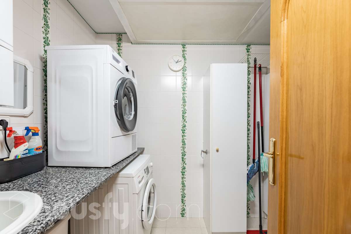 ¡Exclusivo piso señorial de 4 habitaciones con 6 balcones, terraza privada, garaje y trastero en la Creu Alta! ¿Buscas una vivienda amplia, luminosa y con espacios exteriores en una de las mejores zonas de Sabadell? Esta puede ser la oportunidad que estabas esperando. Housfy pone a la venta este magnífico piso señorial de 116 m² útiles, ubicado en la Creu Alta, uno de los barrios más demandados de Sabadell. La vivienda se encuentra en una finca del año 2000, construida por la prestigiosa Constructora Mañero, reconocida por la calidad de sus construcciones y sus excelentes acabados. La vivienda dispone de: ✔ 116 m² útiles. ✔ Amplio salón-comedor, muy luminoso y con salida al balcón. ✔ 4 habitaciones. ✔ Todas las habitaciones cuentan con su propio balcón, proporcionando una excelente entrada de luz natural y ventilación. ✔ La vivienda dispone de un total de 6 balcones, un elemento muy poco habitual que aporta amplitud y conexión con el exterior. ✔ Dormitorio principal tipo suite con salida a patio privado de 5,5m2 , un espacio perfecto para disfrutar de momentos de tranquilidad. ✔ 2 baños completos ✔ Zona de lavadero amplia e independiente. ✔ Cocina totalmente equipada. ✔ Climatización por conductos con aire acondicionado y bomba de calor, para disfrutar del máximo confort durante todo el año. ✔ Ascensor. ✔ Plaza de garaje de 11 m² incluida en el precio. ✔ Trastero 12m2 Uno de los aspectos más destacados de esta vivienda es su excelente aislamiento acústico, que garantiza tranquilidad y confort, junto con una construcción sólida y materiales de alta calidad. Una ubicación para disfrutar Vivir en la Creu Alta significa tenerlo todo al alcance de la mano. En apenas 10 minutos a pie llegarás al centro de Sabadell, a las estaciones de FGC y a una amplia zona comercial donde encontrarás El Corte Inglés, supermercados, restaurantes y todo tipo de servicios. Además, la vivienda se encuentra junto a la Plaça de les Dones del Tèxtil, un amplio espacio con parque infantil y zonas verdes, ideal para disfrutar en familia o relajarse al aire libre. En el entorno encontrarás también colegios, farmacias, transporte público, centros deportivos y todos los servicios necesarios para el día a día. Una vivienda difícil de encontrar La amplitud de sus estancias, la calidad de la construcción, su magnífica distribución, los numerosos espacios exteriores —con 8 balcones y una terraza privada en la suite—, junto con su excelente ubicación, convierten esta propiedad en una oportunidad única para quienes buscan calidad de vida en una de las zonas más valoradas de Sabadell. ¡No dejes escapar esta oportunidad y ven a descubrir tu próximo hogar! Aviso legal El precio de venta no incluye gastos de la compraventa como notaría, registro, impuestos, ni tampoco honorarios agencia. Esta publicación no es vinculante. Consulta siempre la nota simple con Housfy antes de formalizar la compraventa. Sobre nosotros Housfy es la plataforma integral de servicios inmobiliarios. Nuestra combinación de expertos y tecnología pone al alcance de todo el mundo servicios cómodos, claros y seguros. AICAT número: 7922. Nos encargamos de la gestión y asesoramiento de la compra. ¡Olvídate de todo! Hacemos los trámites por ti. Y, si además necesitas financiación, ponemos a tu disposición un bróker hipotecario para ayudarte a conseguir las mejores condiciones para tu perfil económico. ¿Quieres visitarla? Contacta con Housfy y agenda tu visita sin compromiso. Más información en: housfy.com En cumplimiento de la Ley 8/2026 en Cataluña, el certificado de presencia o ausencia de amianto se encuentra en proceso de tramitación.-35