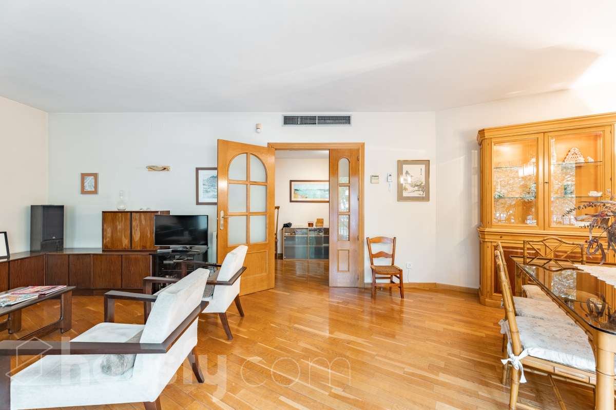 ¡Exclusivo piso señorial de 4 habitaciones con 6 balcones, terraza privada, garaje y trastero en la Creu Alta! ¿Buscas una vivienda amplia, luminosa y con espacios exteriores en una de las mejores zonas de Sabadell? Esta puede ser la oportunidad que estabas esperando. Housfy pone a la venta este magnífico piso señorial de 116 m² útiles, ubicado en la Creu Alta, uno de los barrios más demandados de Sabadell. La vivienda se encuentra en una finca del año 2000, construida por la prestigiosa Constructora Mañero, reconocida por la calidad de sus construcciones y sus excelentes acabados. La vivienda dispone de: ✔ 116 m² útiles. ✔ Amplio salón-comedor, muy luminoso y con salida al balcón. ✔ 4 habitaciones. ✔ Todas las habitaciones cuentan con su propio balcón, proporcionando una excelente entrada de luz natural y ventilación. ✔ La vivienda dispone de un total de 6 balcones, un elemento muy poco habitual que aporta amplitud y conexión con el exterior. ✔ Dormitorio principal tipo suite con salida a patio privado de 5,5m2 , un espacio perfecto para disfrutar de momentos de tranquilidad. ✔ 2 baños completos ✔ Zona de lavadero amplia e independiente. ✔ Cocina totalmente equipada. ✔ Climatización por conductos con aire acondicionado y bomba de calor, para disfrutar del máximo confort durante todo el año. ✔ Ascensor. ✔ Plaza de garaje de 11 m² incluida en el precio. ✔ Trastero 12m2 Uno de los aspectos más destacados de esta vivienda es su excelente aislamiento acústico, que garantiza tranquilidad y confort, junto con una construcción sólida y materiales de alta calidad. Una ubicación para disfrutar Vivir en la Creu Alta significa tenerlo todo al alcance de la mano. En apenas 10 minutos a pie llegarás al centro de Sabadell, a las estaciones de FGC y a una amplia zona comercial donde encontrarás El Corte Inglés, supermercados, restaurantes y todo tipo de servicios. Además, la vivienda se encuentra junto a la Plaça de les Dones del Tèxtil, un amplio espacio con parque infantil y zonas verdes, ideal para disfrutar en familia o relajarse al aire libre. En el entorno encontrarás también colegios, farmacias, transporte público, centros deportivos y todos los servicios necesarios para el día a día. Una vivienda difícil de encontrar La amplitud de sus estancias, la calidad de la construcción, su magnífica distribución, los numerosos espacios exteriores —con 8 balcones y una terraza privada en la suite—, junto con su excelente ubicación, convierten esta propiedad en una oportunidad única para quienes buscan calidad de vida en una de las zonas más valoradas de Sabadell. ¡No dejes escapar esta oportunidad y ven a descubrir tu próximo hogar! Aviso legal El precio de venta no incluye gastos de la compraventa como notaría, registro, impuestos, ni tampoco honorarios agencia. Esta publicación no es vinculante. Consulta siempre la nota simple con Housfy antes de formalizar la compraventa. Sobre nosotros Housfy es la plataforma integral de servicios inmobiliarios. Nuestra combinación de expertos y tecnología pone al alcance de todo el mundo servicios cómodos, claros y seguros. AICAT número: 7922. Nos encargamos de la gestión y asesoramiento de la compra. ¡Olvídate de todo! Hacemos los trámites por ti. Y, si además necesitas financiación, ponemos a tu disposición un bróker hipotecario para ayudarte a conseguir las mejores condiciones para tu perfil económico. ¿Quieres visitarla? Contacta con Housfy y agenda tu visita sin compromiso. Más información en: housfy.com En cumplimiento de la Ley 8/2026 en Cataluña, el certificado de presencia o ausencia de amianto se encuentra en proceso de tramitación.-4