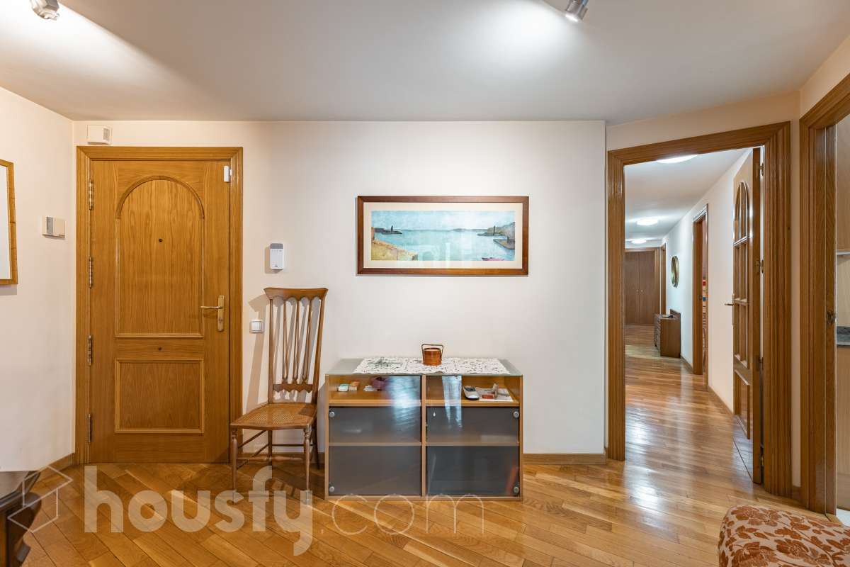¡Exclusivo piso señorial de 4 habitaciones con 6 balcones, terraza privada, garaje y trastero en la Creu Alta! ¿Buscas una vivienda amplia, luminosa y con espacios exteriores en una de las mejores zonas de Sabadell? Esta puede ser la oportunidad que estabas esperando. Housfy pone a la venta este magnífico piso señorial de 116 m² útiles, ubicado en la Creu Alta, uno de los barrios más demandados de Sabadell. La vivienda se encuentra en una finca del año 2000, construida por la prestigiosa Constructora Mañero, reconocida por la calidad de sus construcciones y sus excelentes acabados. La vivienda dispone de: ✔ 116 m² útiles. ✔ Amplio salón-comedor, muy luminoso y con salida al balcón. ✔ 4 habitaciones. ✔ Todas las habitaciones cuentan con su propio balcón, proporcionando una excelente entrada de luz natural y ventilación. ✔ La vivienda dispone de un total de 6 balcones, un elemento muy poco habitual que aporta amplitud y conexión con el exterior. ✔ Dormitorio principal tipo suite con salida a patio privado de 5,5m2 , un espacio perfecto para disfrutar de momentos de tranquilidad. ✔ 2 baños completos ✔ Zona de lavadero amplia e independiente. ✔ Cocina totalmente equipada. ✔ Climatización por conductos con aire acondicionado y bomba de calor, para disfrutar del máximo confort durante todo el año. ✔ Ascensor. ✔ Plaza de garaje de 11 m² incluida en el precio. ✔ Trastero 12m2 Uno de los aspectos más destacados de esta vivienda es su excelente aislamiento acústico, que garantiza tranquilidad y confort, junto con una construcción sólida y materiales de alta calidad. Una ubicación para disfrutar Vivir en la Creu Alta significa tenerlo todo al alcance de la mano. En apenas 10 minutos a pie llegarás al centro de Sabadell, a las estaciones de FGC y a una amplia zona comercial donde encontrarás El Corte Inglés, supermercados, restaurantes y todo tipo de servicios. Además, la vivienda se encuentra junto a la Plaça de les Dones del Tèxtil, un amplio espacio con parque infantil y zonas verdes, ideal para disfrutar en familia o relajarse al aire libre. En el entorno encontrarás también colegios, farmacias, transporte público, centros deportivos y todos los servicios necesarios para el día a día. Una vivienda difícil de encontrar La amplitud de sus estancias, la calidad de la construcción, su magnífica distribución, los numerosos espacios exteriores —con 8 balcones y una terraza privada en la suite—, junto con su excelente ubicación, convierten esta propiedad en una oportunidad única para quienes buscan calidad de vida en una de las zonas más valoradas de Sabadell. ¡No dejes escapar esta oportunidad y ven a descubrir tu próximo hogar! Aviso legal El precio de venta no incluye gastos de la compraventa como notaría, registro, impuestos, ni tampoco honorarios agencia. Esta publicación no es vinculante. Consulta siempre la nota simple con Housfy antes de formalizar la compraventa. Sobre nosotros Housfy es la plataforma integral de servicios inmobiliarios. Nuestra combinación de expertos y tecnología pone al alcance de todo el mundo servicios cómodos, claros y seguros. AICAT número: 7922. Nos encargamos de la gestión y asesoramiento de la compra. ¡Olvídate de todo! Hacemos los trámites por ti. Y, si además necesitas financiación, ponemos a tu disposición un bróker hipotecario para ayudarte a conseguir las mejores condiciones para tu perfil económico. ¿Quieres visitarla? Contacta con Housfy y agenda tu visita sin compromiso. Más información en: housfy.com En cumplimiento de la Ley 8/2026 en Cataluña, el certificado de presencia o ausencia de amianto se encuentra en proceso de tramitación.-41