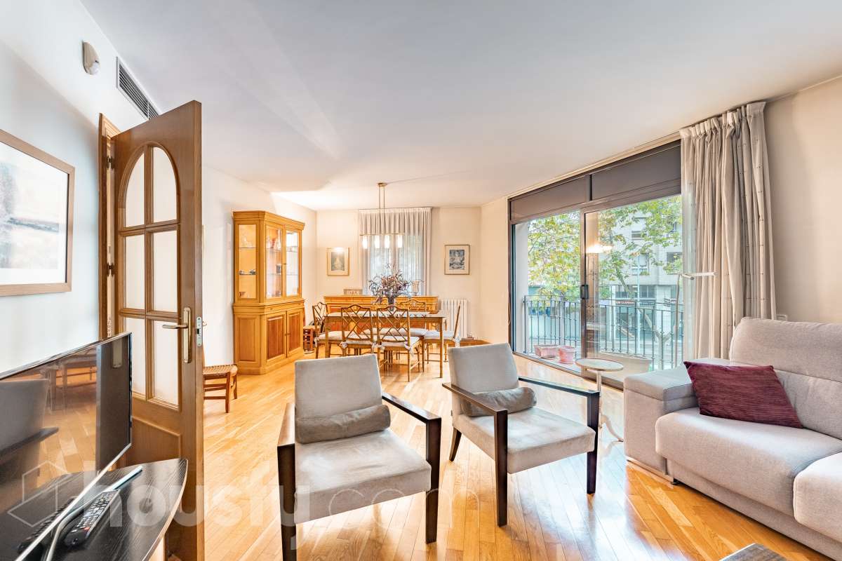 ¡Exclusivo piso señorial de 4 habitaciones con 6 balcones, terraza privada, garaje y trastero en la Creu Alta! ¿Buscas una vivienda amplia, luminosa y con espacios exteriores en una de las mejores zonas de Sabadell? Esta puede ser la oportunidad que estabas esperando. Housfy pone a la venta este magnífico piso señorial de 116 m² útiles, ubicado en la Creu Alta, uno de los barrios más demandados de Sabadell. La vivienda se encuentra en una finca del año 2000, construida por la prestigiosa Constructora Mañero, reconocida por la calidad de sus construcciones y sus excelentes acabados. La vivienda dispone de: ✔ 116 m² útiles. ✔ Amplio salón-comedor, muy luminoso y con salida al balcón. ✔ 4 habitaciones. ✔ Todas las habitaciones cuentan con su propio balcón, proporcionando una excelente entrada de luz natural y ventilación. ✔ La vivienda dispone de un total de 6 balcones, un elemento muy poco habitual que aporta amplitud y conexión con el exterior. ✔ Dormitorio principal tipo suite con salida a patio privado de 5,5m2 , un espacio perfecto para disfrutar de momentos de tranquilidad. ✔ 2 baños completos ✔ Zona de lavadero amplia e independiente. ✔ Cocina totalmente equipada. ✔ Climatización por conductos con aire acondicionado y bomba de calor, para disfrutar del máximo confort durante todo el año. ✔ Ascensor. ✔ Plaza de garaje de 11 m² incluida en el precio. ✔ Trastero 12m2 Uno de los aspectos más destacados de esta vivienda es su excelente aislamiento acústico, que garantiza tranquilidad y confort, junto con una construcción sólida y materiales de alta calidad. Una ubicación para disfrutar Vivir en la Creu Alta significa tenerlo todo al alcance de la mano. En apenas 10 minutos a pie llegarás al centro de Sabadell, a las estaciones de FGC y a una amplia zona comercial donde encontrarás El Corte Inglés, supermercados, restaurantes y todo tipo de servicios. Además, la vivienda se encuentra junto a la Plaça de les Dones del Tèxtil, un amplio espacio con parque infantil y zonas verdes, ideal para disfrutar en familia o relajarse al aire libre. En el entorno encontrarás también colegios, farmacias, transporte público, centros deportivos y todos los servicios necesarios para el día a día. Una vivienda difícil de encontrar La amplitud de sus estancias, la calidad de la construcción, su magnífica distribución, los numerosos espacios exteriores —con 8 balcones y una terraza privada en la suite—, junto con su excelente ubicación, convierten esta propiedad en una oportunidad única para quienes buscan calidad de vida en una de las zonas más valoradas de Sabadell. ¡No dejes escapar esta oportunidad y ven a descubrir tu próximo hogar! Aviso legal El precio de venta no incluye gastos de la compraventa como notaría, registro, impuestos, ni tampoco honorarios agencia. Esta publicación no es vinculante. Consulta siempre la nota simple con Housfy antes de formalizar la compraventa. Sobre nosotros Housfy es la plataforma integral de servicios inmobiliarios. Nuestra combinación de expertos y tecnología pone al alcance de todo el mundo servicios cómodos, claros y seguros. AICAT número: 7922. Nos encargamos de la gestión y asesoramiento de la compra. ¡Olvídate de todo! Hacemos los trámites por ti. Y, si además necesitas financiación, ponemos a tu disposición un bróker hipotecario para ayudarte a conseguir las mejores condiciones para tu perfil económico. ¿Quieres visitarla? Contacta con Housfy y agenda tu visita sin compromiso. Más información en: housfy.com En cumplimiento de la Ley 8/2026 en Cataluña, el certificado de presencia o ausencia de amianto se encuentra en proceso de tramitación.-9