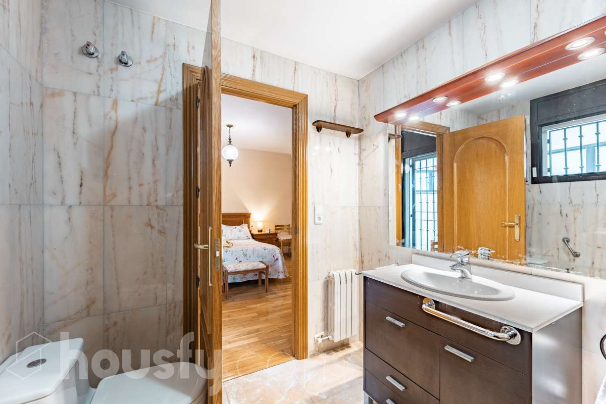¡Exclusivo piso señorial de 4 habitaciones con 6 balcones, terraza privada, garaje y trastero en la Creu Alta! ¿Buscas una vivienda amplia, luminosa y con espacios exteriores en una de las mejores zonas de Sabadell? Esta puede ser la oportunidad que estabas esperando. Housfy pone a la venta este magnífico piso señorial de 116 m² útiles, ubicado en la Creu Alta, uno de los barrios más demandados de Sabadell. La vivienda se encuentra en una finca del año 2000, construida por la prestigiosa Constructora Mañero, reconocida por la calidad de sus construcciones y sus excelentes acabados. La vivienda dispone de: ✔ 116 m² útiles. ✔ Amplio salón-comedor, muy luminoso y con salida al balcón. ✔ 4 habitaciones. ✔ Todas las habitaciones cuentan con su propio balcón, proporcionando una excelente entrada de luz natural y ventilación. ✔ La vivienda dispone de un total de 6 balcones, un elemento muy poco habitual que aporta amplitud y conexión con el exterior. ✔ Dormitorio principal tipo suite con salida a patio privado de 5,5m2 , un espacio perfecto para disfrutar de momentos de tranquilidad. ✔ 2 baños completos ✔ Zona de lavadero amplia e independiente. ✔ Cocina totalmente equipada. ✔ Climatización por conductos con aire acondicionado y bomba de calor, para disfrutar del máximo confort durante todo el año. ✔ Ascensor. ✔ Plaza de garaje de 11 m² incluida en el precio. ✔ Trastero 12m2 Uno de los aspectos más destacados de esta vivienda es su excelente aislamiento acústico, que garantiza tranquilidad y confort, junto con una construcción sólida y materiales de alta calidad. Una ubicación para disfrutar Vivir en la Creu Alta significa tenerlo todo al alcance de la mano. En apenas 10 minutos a pie llegarás al centro de Sabadell, a las estaciones de FGC y a una amplia zona comercial donde encontrarás El Corte Inglés, supermercados, restaurantes y todo tipo de servicios. Además, la vivienda se encuentra junto a la Plaça de les Dones del Tèxtil, un amplio espacio con parque infantil y zonas verdes, ideal para disfrutar en familia o relajarse al aire libre. En el entorno encontrarás también colegios, farmacias, transporte público, centros deportivos y todos los servicios necesarios para el día a día. Una vivienda difícil de encontrar La amplitud de sus estancias, la calidad de la construcción, su magnífica distribución, los numerosos espacios exteriores —con 8 balcones y una terraza privada en la suite—, junto con su excelente ubicación, convierten esta propiedad en una oportunidad única para quienes buscan calidad de vida en una de las zonas más valoradas de Sabadell. ¡No dejes escapar esta oportunidad y ven a descubrir tu próximo hogar! Aviso legal El precio de venta no incluye gastos de la compraventa como notaría, registro, impuestos, ni tampoco honorarios agencia. Esta publicación no es vinculante. Consulta siempre la nota simple con Housfy antes de formalizar la compraventa. Sobre nosotros Housfy es la plataforma integral de servicios inmobiliarios. Nuestra combinación de expertos y tecnología pone al alcance de todo el mundo servicios cómodos, claros y seguros. AICAT número: 7922. Nos encargamos de la gestión y asesoramiento de la compra. ¡Olvídate de todo! Hacemos los trámites por ti. Y, si además necesitas financiación, ponemos a tu disposición un bróker hipotecario para ayudarte a conseguir las mejores condiciones para tu perfil económico. ¿Quieres visitarla? Contacta con Housfy y agenda tu visita sin compromiso. Más información en: housfy.com En cumplimiento de la Ley 8/2026 en Cataluña, el certificado de presencia o ausencia de amianto se encuentra en proceso de tramitación.-30
