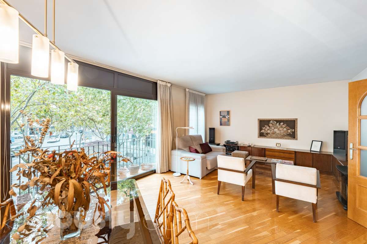 ¡Exclusivo piso señorial de 4 habitaciones con 6 balcones, terraza privada, garaje y trastero en la Creu Alta! ¿Buscas una vivienda amplia, luminosa y con espacios exteriores en una de las mejores zonas de Sabadell? Esta puede ser la oportunidad que estabas esperando. Housfy pone a la venta este magnífico piso señorial de 116 m² útiles, ubicado en la Creu Alta, uno de los barrios más demandados de Sabadell. La vivienda se encuentra en una finca del año 2000, construida por la prestigiosa Constructora Mañero, reconocida por la calidad de sus construcciones y sus excelentes acabados. La vivienda dispone de: ✔ 116 m² útiles. ✔ Amplio salón-comedor, muy luminoso y con salida al balcón. ✔ 4 habitaciones. ✔ Todas las habitaciones cuentan con su propio balcón, proporcionando una excelente entrada de luz natural y ventilación. ✔ La vivienda dispone de un total de 6 balcones, un elemento muy poco habitual que aporta amplitud y conexión con el exterior. ✔ Dormitorio principal tipo suite con salida a patio privado de 5,5m2 , un espacio perfecto para disfrutar de momentos de tranquilidad. ✔ 2 baños completos ✔ Zona de lavadero amplia e independiente. ✔ Cocina totalmente equipada. ✔ Climatización por conductos con aire acondicionado y bomba de calor, para disfrutar del máximo confort durante todo el año. ✔ Ascensor. ✔ Plaza de garaje de 11 m² incluida en el precio. ✔ Trastero 12m2 Uno de los aspectos más destacados de esta vivienda es su excelente aislamiento acústico, que garantiza tranquilidad y confort, junto con una construcción sólida y materiales de alta calidad. Una ubicación para disfrutar Vivir en la Creu Alta significa tenerlo todo al alcance de la mano. En apenas 10 minutos a pie llegarás al centro de Sabadell, a las estaciones de FGC y a una amplia zona comercial donde encontrarás El Corte Inglés, supermercados, restaurantes y todo tipo de servicios. Además, la vivienda se encuentra junto a la Plaça de les Dones del Tèxtil, un amplio espacio con parque infantil y zonas verdes, ideal para disfrutar en familia o relajarse al aire libre. En el entorno encontrarás también colegios, farmacias, transporte público, centros deportivos y todos los servicios necesarios para el día a día. Una vivienda difícil de encontrar La amplitud de sus estancias, la calidad de la construcción, su magnífica distribución, los numerosos espacios exteriores —con 8 balcones y una terraza privada en la suite—, junto con su excelente ubicación, convierten esta propiedad en una oportunidad única para quienes buscan calidad de vida en una de las zonas más valoradas de Sabadell. ¡No dejes escapar esta oportunidad y ven a descubrir tu próximo hogar! Aviso legal El precio de venta no incluye gastos de la compraventa como notaría, registro, impuestos, ni tampoco honorarios agencia. Esta publicación no es vinculante. Consulta siempre la nota simple con Housfy antes de formalizar la compraventa. Sobre nosotros Housfy es la plataforma integral de servicios inmobiliarios. Nuestra combinación de expertos y tecnología pone al alcance de todo el mundo servicios cómodos, claros y seguros. AICAT número: 7922. Nos encargamos de la gestión y asesoramiento de la compra. ¡Olvídate de todo! Hacemos los trámites por ti. Y, si además necesitas financiación, ponemos a tu disposición un bróker hipotecario para ayudarte a conseguir las mejores condiciones para tu perfil económico. ¿Quieres visitarla? Contacta con Housfy y agenda tu visita sin compromiso. Más información en: housfy.com En cumplimiento de la Ley 8/2026 en Cataluña, el certificado de presencia o ausencia de amianto se encuentra en proceso de tramitación.-10