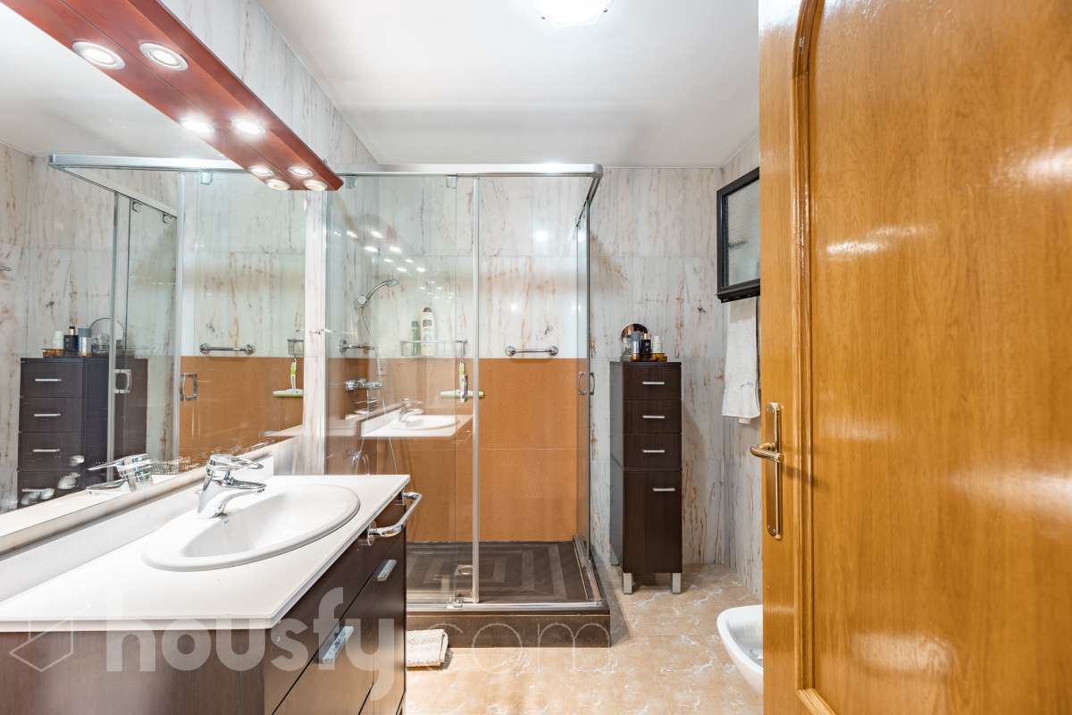 ¡Exclusivo piso señorial de 4 habitaciones con 6 balcones, terraza privada, garaje y trastero en la Creu Alta! ¿Buscas una vivienda amplia, luminosa y con espacios exteriores en una de las mejores zonas de Sabadell? Esta puede ser la oportunidad que estabas esperando. Housfy pone a la venta este magnífico piso señorial de 116 m² útiles, ubicado en la Creu Alta, uno de los barrios más demandados de Sabadell. La vivienda se encuentra en una finca del año 2000, construida por la prestigiosa Constructora Mañero, reconocida por la calidad de sus construcciones y sus excelentes acabados. La vivienda dispone de: ✔ 116 m² útiles. ✔ Amplio salón-comedor, muy luminoso y con salida al balcón. ✔ 4 habitaciones. ✔ Todas las habitaciones cuentan con su propio balcón, proporcionando una excelente entrada de luz natural y ventilación. ✔ La vivienda dispone de un total de 6 balcones, un elemento muy poco habitual que aporta amplitud y conexión con el exterior. ✔ Dormitorio principal tipo suite con salida a patio privado de 5,5m2 , un espacio perfecto para disfrutar de momentos de tranquilidad. ✔ 2 baños completos ✔ Zona de lavadero amplia e independiente. ✔ Cocina totalmente equipada. ✔ Climatización por conductos con aire acondicionado y bomba de calor, para disfrutar del máximo confort durante todo el año. ✔ Ascensor. ✔ Plaza de garaje de 11 m² incluida en el precio. ✔ Trastero 12m2 Uno de los aspectos más destacados de esta vivienda es su excelente aislamiento acústico, que garantiza tranquilidad y confort, junto con una construcción sólida y materiales de alta calidad. Una ubicación para disfrutar Vivir en la Creu Alta significa tenerlo todo al alcance de la mano. En apenas 10 minutos a pie llegarás al centro de Sabadell, a las estaciones de FGC y a una amplia zona comercial donde encontrarás El Corte Inglés, supermercados, restaurantes y todo tipo de servicios. Además, la vivienda se encuentra junto a la Plaça de les Dones del Tèxtil, un amplio espacio con parque infantil y zonas verdes, ideal para disfrutar en familia o relajarse al aire libre. En el entorno encontrarás también colegios, farmacias, transporte público, centros deportivos y todos los servicios necesarios para el día a día. Una vivienda difícil de encontrar La amplitud de sus estancias, la calidad de la construcción, su magnífica distribución, los numerosos espacios exteriores —con 8 balcones y una terraza privada en la suite—, junto con su excelente ubicación, convierten esta propiedad en una oportunidad única para quienes buscan calidad de vida en una de las zonas más valoradas de Sabadell. ¡No dejes escapar esta oportunidad y ven a descubrir tu próximo hogar! Aviso legal El precio de venta no incluye gastos de la compraventa como notaría, registro, impuestos, ni tampoco honorarios agencia. Esta publicación no es vinculante. Consulta siempre la nota simple con Housfy antes de formalizar la compraventa. Sobre nosotros Housfy es la plataforma integral de servicios inmobiliarios. Nuestra combinación de expertos y tecnología pone al alcance de todo el mundo servicios cómodos, claros y seguros. AICAT número: 7922. Nos encargamos de la gestión y asesoramiento de la compra. ¡Olvídate de todo! Hacemos los trámites por ti. Y, si además necesitas financiación, ponemos a tu disposición un bróker hipotecario para ayudarte a conseguir las mejores condiciones para tu perfil económico. ¿Quieres visitarla? Contacta con Housfy y agenda tu visita sin compromiso. Más información en: housfy.com En cumplimiento de la Ley 8/2026 en Cataluña, el certificado de presencia o ausencia de amianto se encuentra en proceso de tramitación.-32