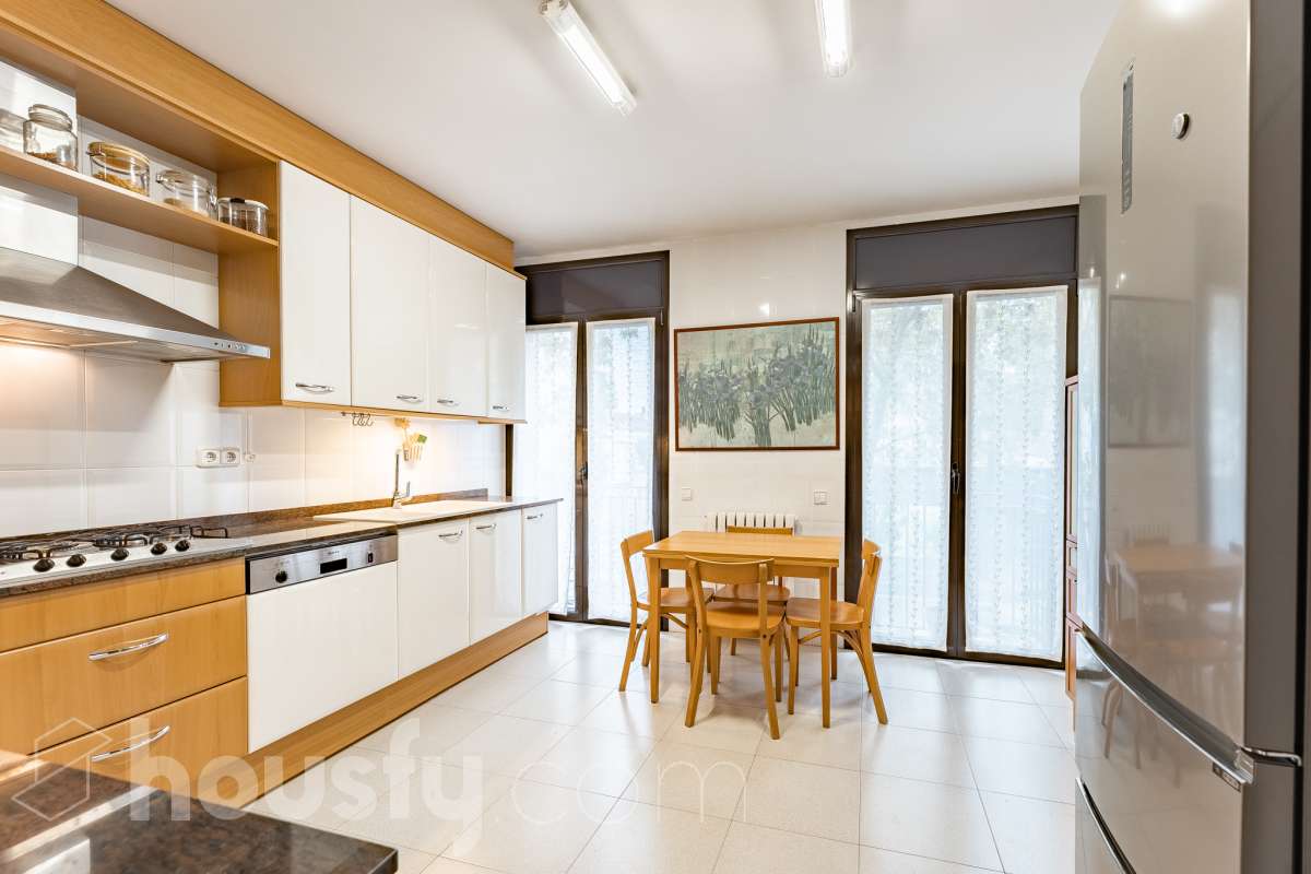 ¡Exclusivo piso señorial de 4 habitaciones con 6 balcones, terraza privada, garaje y trastero en la Creu Alta! ¿Buscas una vivienda amplia, luminosa y con espacios exteriores en una de las mejores zonas de Sabadell? Esta puede ser la oportunidad que estabas esperando. Housfy pone a la venta este magnífico piso señorial de 116 m² útiles, ubicado en la Creu Alta, uno de los barrios más demandados de Sabadell. La vivienda se encuentra en una finca del año 2000, construida por la prestigiosa Constructora Mañero, reconocida por la calidad de sus construcciones y sus excelentes acabados. La vivienda dispone de: ✔ 116 m² útiles. ✔ Amplio salón-comedor, muy luminoso y con salida al balcón. ✔ 4 habitaciones. ✔ Todas las habitaciones cuentan con su propio balcón, proporcionando una excelente entrada de luz natural y ventilación. ✔ La vivienda dispone de un total de 6 balcones, un elemento muy poco habitual que aporta amplitud y conexión con el exterior. ✔ Dormitorio principal tipo suite con salida a patio privado de 5,5m2 , un espacio perfecto para disfrutar de momentos de tranquilidad. ✔ 2 baños completos ✔ Zona de lavadero amplia e independiente. ✔ Cocina totalmente equipada. ✔ Climatización por conductos con aire acondicionado y bomba de calor, para disfrutar del máximo confort durante todo el año. ✔ Ascensor. ✔ Plaza de garaje de 11 m² incluida en el precio. ✔ Trastero 12m2 Uno de los aspectos más destacados de esta vivienda es su excelente aislamiento acústico, que garantiza tranquilidad y confort, junto con una construcción sólida y materiales de alta calidad. Una ubicación para disfrutar Vivir en la Creu Alta significa tenerlo todo al alcance de la mano. En apenas 10 minutos a pie llegarás al centro de Sabadell, a las estaciones de FGC y a una amplia zona comercial donde encontrarás El Corte Inglés, supermercados, restaurantes y todo tipo de servicios. Además, la vivienda se encuentra junto a la Plaça de les Dones del Tèxtil, un amplio espacio con parque infantil y zonas verdes, ideal para disfrutar en familia o relajarse al aire libre. En el entorno encontrarás también colegios, farmacias, transporte público, centros deportivos y todos los servicios necesarios para el día a día. Una vivienda difícil de encontrar La amplitud de sus estancias, la calidad de la construcción, su magnífica distribución, los numerosos espacios exteriores —con 8 balcones y una terraza privada en la suite—, junto con su excelente ubicación, convierten esta propiedad en una oportunidad única para quienes buscan calidad de vida en una de las zonas más valoradas de Sabadell. ¡No dejes escapar esta oportunidad y ven a descubrir tu próximo hogar! Aviso legal El precio de venta no incluye gastos de la compraventa como notaría, registro, impuestos, ni tampoco honorarios agencia. Esta publicación no es vinculante. Consulta siempre la nota simple con Housfy antes de formalizar la compraventa. Sobre nosotros Housfy es la plataforma integral de servicios inmobiliarios. Nuestra combinación de expertos y tecnología pone al alcance de todo el mundo servicios cómodos, claros y seguros. AICAT número: 7922. Nos encargamos de la gestión y asesoramiento de la compra. ¡Olvídate de todo! Hacemos los trámites por ti. Y, si además necesitas financiación, ponemos a tu disposición un bróker hipotecario para ayudarte a conseguir las mejores condiciones para tu perfil económico. ¿Quieres visitarla? Contacta con Housfy y agenda tu visita sin compromiso. Más información en: housfy.com En cumplimiento de la Ley 8/2026 en Cataluña, el certificado de presencia o ausencia de amianto se encuentra en proceso de tramitación.-26