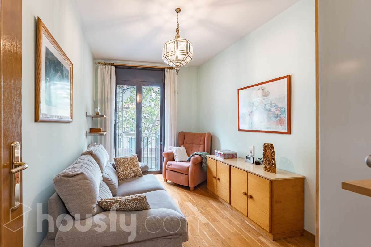 ¡Exclusivo piso señorial de 4 habitaciones con 6 balcones, terraza privada, garaje y trastero en la Creu Alta! ¿Buscas una vivienda amplia, luminosa y con espacios exteriores en una de las mejores zonas de Sabadell? Esta puede ser la oportunidad que estabas esperando. Housfy pone a la venta este magnífico piso señorial de 116 m² útiles, ubicado en la Creu Alta, uno de los barrios más demandados de Sabadell. La vivienda se encuentra en una finca del año 2000, construida por la prestigiosa Constructora Mañero, reconocida por la calidad de sus construcciones y sus excelentes acabados. La vivienda dispone de: ✔ 116 m² útiles. ✔ Amplio salón-comedor, muy luminoso y con salida al balcón. ✔ 4 habitaciones. ✔ Todas las habitaciones cuentan con su propio balcón, proporcionando una excelente entrada de luz natural y ventilación. ✔ La vivienda dispone de un total de 6 balcones, un elemento muy poco habitual que aporta amplitud y conexión con el exterior. ✔ Dormitorio principal tipo suite con salida a patio privado de 5,5m2 , un espacio perfecto para disfrutar de momentos de tranquilidad. ✔ 2 baños completos ✔ Zona de lavadero amplia e independiente. ✔ Cocina totalmente equipada. ✔ Climatización por conductos con aire acondicionado y bomba de calor, para disfrutar del máximo confort durante todo el año. ✔ Ascensor. ✔ Plaza de garaje de 11 m² incluida en el precio. ✔ Trastero 12m2 Uno de los aspectos más destacados de esta vivienda es su excelente aislamiento acústico, que garantiza tranquilidad y confort, junto con una construcción sólida y materiales de alta calidad. Una ubicación para disfrutar Vivir en la Creu Alta significa tenerlo todo al alcance de la mano. En apenas 10 minutos a pie llegarás al centro de Sabadell, a las estaciones de FGC y a una amplia zona comercial donde encontrarás El Corte Inglés, supermercados, restaurantes y todo tipo de servicios. Además, la vivienda se encuentra junto a la Plaça de les Dones del Tèxtil, un amplio espacio con parque infantil y zonas verdes, ideal para disfrutar en familia o relajarse al aire libre. En el entorno encontrarás también colegios, farmacias, transporte público, centros deportivos y todos los servicios necesarios para el día a día. Una vivienda difícil de encontrar La amplitud de sus estancias, la calidad de la construcción, su magnífica distribución, los numerosos espacios exteriores —con 8 balcones y una terraza privada en la suite—, junto con su excelente ubicación, convierten esta propiedad en una oportunidad única para quienes buscan calidad de vida en una de las zonas más valoradas de Sabadell. ¡No dejes escapar esta oportunidad y ven a descubrir tu próximo hogar! Aviso legal El precio de venta no incluye gastos de la compraventa como notaría, registro, impuestos, ni tampoco honorarios agencia. Esta publicación no es vinculante. Consulta siempre la nota simple con Housfy antes de formalizar la compraventa. Sobre nosotros Housfy es la plataforma integral de servicios inmobiliarios. Nuestra combinación de expertos y tecnología pone al alcance de todo el mundo servicios cómodos, claros y seguros. AICAT número: 7922. Nos encargamos de la gestión y asesoramiento de la compra. ¡Olvídate de todo! Hacemos los trámites por ti. Y, si además necesitas financiación, ponemos a tu disposición un bróker hipotecario para ayudarte a conseguir las mejores condiciones para tu perfil económico. ¿Quieres visitarla? Contacta con Housfy y agenda tu visita sin compromiso. Más información en: housfy.com En cumplimiento de la Ley 8/2026 en Cataluña, el certificado de presencia o ausencia de amianto se encuentra en proceso de tramitación.-21