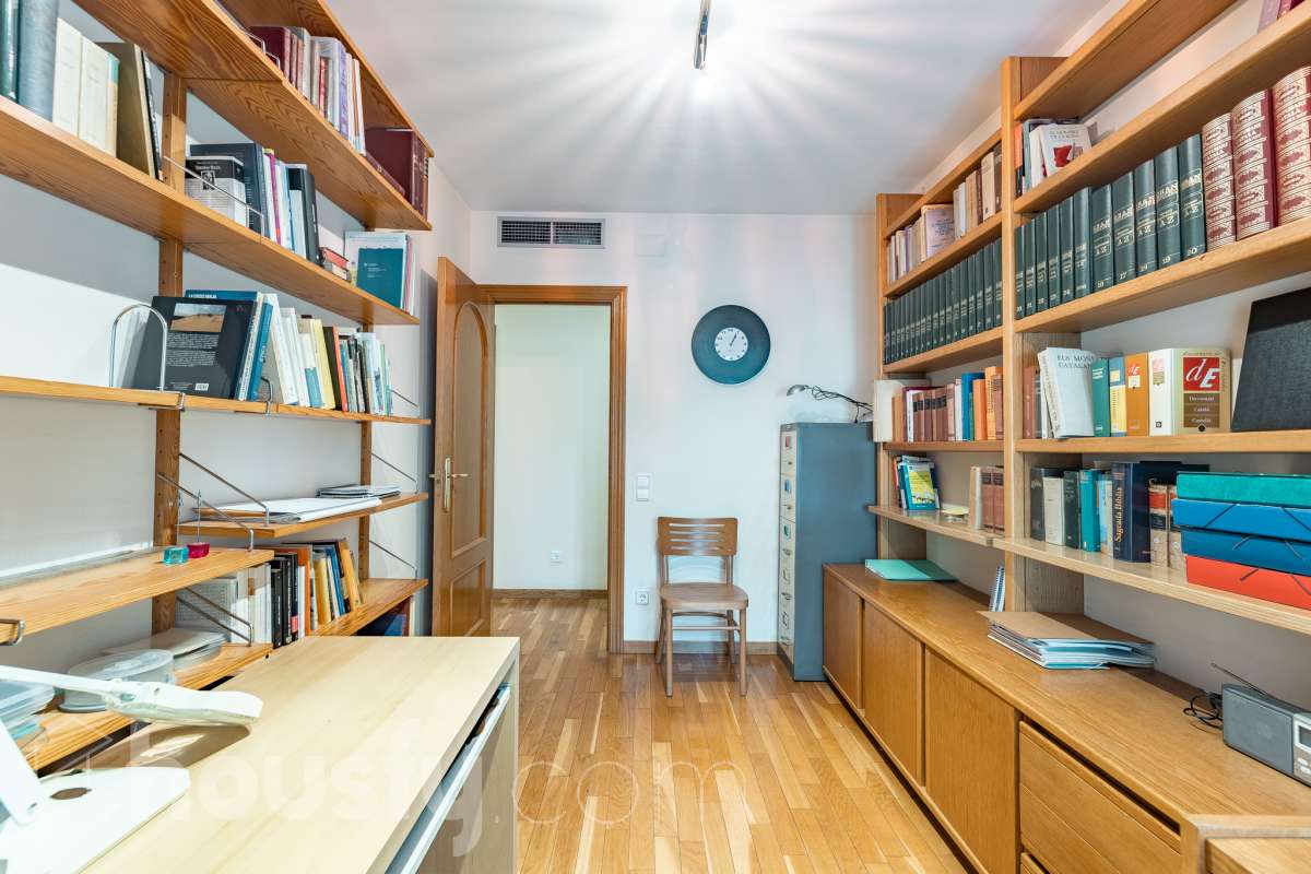 ¡Exclusivo piso señorial de 4 habitaciones con 6 balcones, terraza privada, garaje y trastero en la Creu Alta! ¿Buscas una vivienda amplia, luminosa y con espacios exteriores en una de las mejores zonas de Sabadell? Esta puede ser la oportunidad que estabas esperando. Housfy pone a la venta este magnífico piso señorial de 116 m² útiles, ubicado en la Creu Alta, uno de los barrios más demandados de Sabadell. La vivienda se encuentra en una finca del año 2000, construida por la prestigiosa Constructora Mañero, reconocida por la calidad de sus construcciones y sus excelentes acabados. La vivienda dispone de: ✔ 116 m² útiles. ✔ Amplio salón-comedor, muy luminoso y con salida al balcón. ✔ 4 habitaciones. ✔ Todas las habitaciones cuentan con su propio balcón, proporcionando una excelente entrada de luz natural y ventilación. ✔ La vivienda dispone de un total de 6 balcones, un elemento muy poco habitual que aporta amplitud y conexión con el exterior. ✔ Dormitorio principal tipo suite con salida a patio privado de 5,5m2 , un espacio perfecto para disfrutar de momentos de tranquilidad. ✔ 2 baños completos ✔ Zona de lavadero amplia e independiente. ✔ Cocina totalmente equipada. ✔ Climatización por conductos con aire acondicionado y bomba de calor, para disfrutar del máximo confort durante todo el año. ✔ Ascensor. ✔ Plaza de garaje de 11 m² incluida en el precio. ✔ Trastero 12m2 Uno de los aspectos más destacados de esta vivienda es su excelente aislamiento acústico, que garantiza tranquilidad y confort, junto con una construcción sólida y materiales de alta calidad. Una ubicación para disfrutar Vivir en la Creu Alta significa tenerlo todo al alcance de la mano. En apenas 10 minutos a pie llegarás al centro de Sabadell, a las estaciones de FGC y a una amplia zona comercial donde encontrarás El Corte Inglés, supermercados, restaurantes y todo tipo de servicios. Además, la vivienda se encuentra junto a la Plaça de les Dones del Tèxtil, un amplio espacio con parque infantil y zonas verdes, ideal para disfrutar en familia o relajarse al aire libre. En el entorno encontrarás también colegios, farmacias, transporte público, centros deportivos y todos los servicios necesarios para el día a día. Una vivienda difícil de encontrar La amplitud de sus estancias, la calidad de la construcción, su magnífica distribución, los numerosos espacios exteriores —con 8 balcones y una terraza privada en la suite—, junto con su excelente ubicación, convierten esta propiedad en una oportunidad única para quienes buscan calidad de vida en una de las zonas más valoradas de Sabadell. ¡No dejes escapar esta oportunidad y ven a descubrir tu próximo hogar! Aviso legal El precio de venta no incluye gastos de la compraventa como notaría, registro, impuestos, ni tampoco honorarios agencia. Esta publicación no es vinculante. Consulta siempre la nota simple con Housfy antes de formalizar la compraventa. Sobre nosotros Housfy es la plataforma integral de servicios inmobiliarios. Nuestra combinación de expertos y tecnología pone al alcance de todo el mundo servicios cómodos, claros y seguros. AICAT número: 7922. Nos encargamos de la gestión y asesoramiento de la compra. ¡Olvídate de todo! Hacemos los trámites por ti. Y, si además necesitas financiación, ponemos a tu disposición un bróker hipotecario para ayudarte a conseguir las mejores condiciones para tu perfil económico. ¿Quieres visitarla? Contacta con Housfy y agenda tu visita sin compromiso. Más información en: housfy.com En cumplimiento de la Ley 8/2026 en Cataluña, el certificado de presencia o ausencia de amianto se encuentra en proceso de tramitación.-18