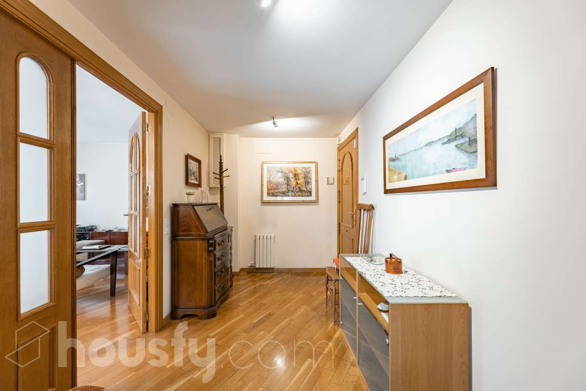 ¡Exclusivo piso señorial de 4 habitaciones con 6 balcones, terraza privada, garaje y trastero en la Creu Alta! ¿Buscas una vivienda amplia, luminosa y con espacios exteriores en una de las mejores zonas de Sabadell? Esta puede ser la oportunidad que estabas esperando. Housfy pone a la venta este magnífico piso señorial de 116 m² útiles, ubicado en la Creu Alta, uno de los barrios más demandados de Sabadell. La vivienda se encuentra en una finca del año 2000, construida por la prestigiosa Constructora Mañero, reconocida por la calidad de sus construcciones y sus excelentes acabados. La vivienda dispone de: ✔ 116 m² útiles. ✔ Amplio salón-comedor, muy luminoso y con salida al balcón. ✔ 4 habitaciones. ✔ Todas las habitaciones cuentan con su propio balcón, proporcionando una excelente entrada de luz natural y ventilación. ✔ La vivienda dispone de un total de 6 balcones, un elemento muy poco habitual que aporta amplitud y conexión con el exterior. ✔ Dormitorio principal tipo suite con salida a patio privado de 5,5m2 , un espacio perfecto para disfrutar de momentos de tranquilidad. ✔ 2 baños completos ✔ Zona de lavadero amplia e independiente. ✔ Cocina totalmente equipada. ✔ Climatización por conductos con aire acondicionado y bomba de calor, para disfrutar del máximo confort durante todo el año. ✔ Ascensor. ✔ Plaza de garaje de 11 m² incluida en el precio. ✔ Trastero 12m2 Uno de los aspectos más destacados de esta vivienda es su excelente aislamiento acústico, que garantiza tranquilidad y confort, junto con una construcción sólida y materiales de alta calidad. Una ubicación para disfrutar Vivir en la Creu Alta significa tenerlo todo al alcance de la mano. En apenas 10 minutos a pie llegarás al centro de Sabadell, a las estaciones de FGC y a una amplia zona comercial donde encontrarás El Corte Inglés, supermercados, restaurantes y todo tipo de servicios. Además, la vivienda se encuentra junto a la Plaça de les Dones del Tèxtil, un amplio espacio con parque infantil y zonas verdes, ideal para disfrutar en familia o relajarse al aire libre. En el entorno encontrarás también colegios, farmacias, transporte público, centros deportivos y todos los servicios necesarios para el día a día. Una vivienda difícil de encontrar La amplitud de sus estancias, la calidad de la construcción, su magnífica distribución, los numerosos espacios exteriores —con 8 balcones y una terraza privada en la suite—, junto con su excelente ubicación, convierten esta propiedad en una oportunidad única para quienes buscan calidad de vida en una de las zonas más valoradas de Sabadell. ¡No dejes escapar esta oportunidad y ven a descubrir tu próximo hogar! Aviso legal El precio de venta no incluye gastos de la compraventa como notaría, registro, impuestos, ni tampoco honorarios agencia. Esta publicación no es vinculante. Consulta siempre la nota simple con Housfy antes de formalizar la compraventa. Sobre nosotros Housfy es la plataforma integral de servicios inmobiliarios. Nuestra combinación de expertos y tecnología pone al alcance de todo el mundo servicios cómodos, claros y seguros. AICAT número: 7922. Nos encargamos de la gestión y asesoramiento de la compra. ¡Olvídate de todo! Hacemos los trámites por ti. Y, si además necesitas financiación, ponemos a tu disposición un bróker hipotecario para ayudarte a conseguir las mejores condiciones para tu perfil económico. ¿Quieres visitarla? Contacta con Housfy y agenda tu visita sin compromiso. Más información en: housfy.com En cumplimiento de la Ley 8/2026 en Cataluña, el certificado de presencia o ausencia de amianto se encuentra en proceso de tramitación.-38