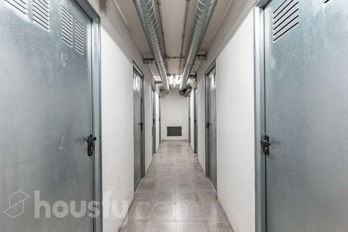 ¡Exclusivo piso señorial de 4 habitaciones con 6 balcones, terraza privada, garaje y trastero en la Creu Alta! ¿Buscas una vivienda amplia, luminosa y con espacios exteriores en una de las mejores zonas de Sabadell? Esta puede ser la oportunidad que estabas esperando. Housfy pone a la venta este magnífico piso señorial de 116 m² útiles, ubicado en la Creu Alta, uno de los barrios más demandados de Sabadell. La vivienda se encuentra en una finca del año 2000, construida por la prestigiosa Constructora Mañero, reconocida por la calidad de sus construcciones y sus excelentes acabados. La vivienda dispone de: ✔ 116 m² útiles. ✔ Amplio salón-comedor, muy luminoso y con salida al balcón. ✔ 4 habitaciones. ✔ Todas las habitaciones cuentan con su propio balcón, proporcionando una excelente entrada de luz natural y ventilación. ✔ La vivienda dispone de un total de 6 balcones, un elemento muy poco habitual que aporta amplitud y conexión con el exterior. ✔ Dormitorio principal tipo suite con salida a patio privado de 5,5m2 , un espacio perfecto para disfrutar de momentos de tranquilidad. ✔ 2 baños completos ✔ Zona de lavadero amplia e independiente. ✔ Cocina totalmente equipada. ✔ Climatización por conductos con aire acondicionado y bomba de calor, para disfrutar del máximo confort durante todo el año. ✔ Ascensor. ✔ Plaza de garaje de 11 m² incluida en el precio. ✔ Trastero 12m2 Uno de los aspectos más destacados de esta vivienda es su excelente aislamiento acústico, que garantiza tranquilidad y confort, junto con una construcción sólida y materiales de alta calidad. Una ubicación para disfrutar Vivir en la Creu Alta significa tenerlo todo al alcance de la mano. En apenas 10 minutos a pie llegarás al centro de Sabadell, a las estaciones de FGC y a una amplia zona comercial donde encontrarás El Corte Inglés, supermercados, restaurantes y todo tipo de servicios. Además, la vivienda se encuentra junto a la Plaça de les Dones del Tèxtil, un amplio espacio con parque infantil y zonas verdes, ideal para disfrutar en familia o relajarse al aire libre. En el entorno encontrarás también colegios, farmacias, transporte público, centros deportivos y todos los servicios necesarios para el día a día. Una vivienda difícil de encontrar La amplitud de sus estancias, la calidad de la construcción, su magnífica distribución, los numerosos espacios exteriores —con 8 balcones y una terraza privada en la suite—, junto con su excelente ubicación, convierten esta propiedad en una oportunidad única para quienes buscan calidad de vida en una de las zonas más valoradas de Sabadell. ¡No dejes escapar esta oportunidad y ven a descubrir tu próximo hogar! Aviso legal El precio de venta no incluye gastos de la compraventa como notaría, registro, impuestos, ni tampoco honorarios agencia. Esta publicación no es vinculante. Consulta siempre la nota simple con Housfy antes de formalizar la compraventa. Sobre nosotros Housfy es la plataforma integral de servicios inmobiliarios. Nuestra combinación de expertos y tecnología pone al alcance de todo el mundo servicios cómodos, claros y seguros. AICAT número: 7922. Nos encargamos de la gestión y asesoramiento de la compra. ¡Olvídate de todo! Hacemos los trámites por ti. Y, si además necesitas financiación, ponemos a tu disposición un bróker hipotecario para ayudarte a conseguir las mejores condiciones para tu perfil económico. ¿Quieres visitarla? Contacta con Housfy y agenda tu visita sin compromiso. Más información en: housfy.com En cumplimiento de la Ley 8/2026 en Cataluña, el certificado de presencia o ausencia de amianto se encuentra en proceso de tramitación.-52