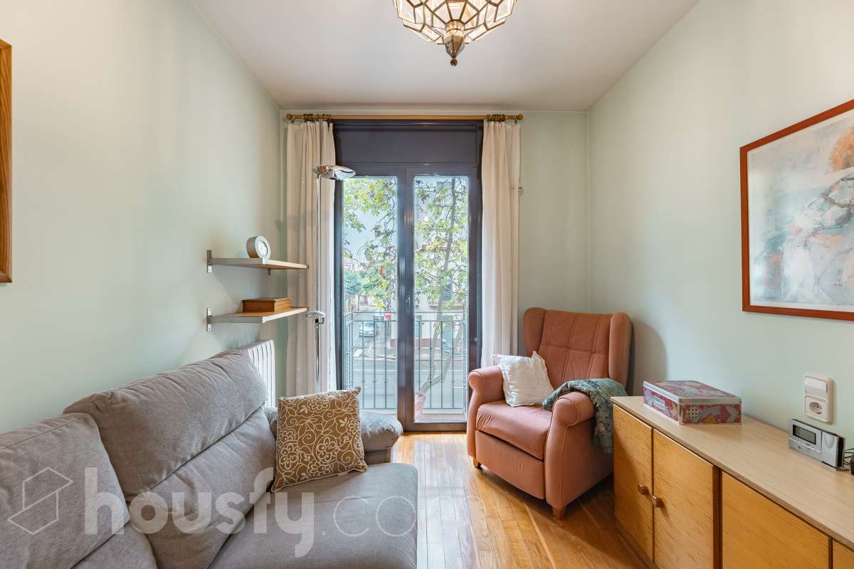 ¡Exclusivo piso señorial de 4 habitaciones con 6 balcones, terraza privada, garaje y trastero en la Creu Alta! ¿Buscas una vivienda amplia, luminosa y con espacios exteriores en una de las mejores zonas de Sabadell? Esta puede ser la oportunidad que estabas esperando. Housfy pone a la venta este magnífico piso señorial de 116 m² útiles, ubicado en la Creu Alta, uno de los barrios más demandados de Sabadell. La vivienda se encuentra en una finca del año 2000, construida por la prestigiosa Constructora Mañero, reconocida por la calidad de sus construcciones y sus excelentes acabados. La vivienda dispone de: ✔ 116 m² útiles. ✔ Amplio salón-comedor, muy luminoso y con salida al balcón. ✔ 4 habitaciones. ✔ Todas las habitaciones cuentan con su propio balcón, proporcionando una excelente entrada de luz natural y ventilación. ✔ La vivienda dispone de un total de 6 balcones, un elemento muy poco habitual que aporta amplitud y conexión con el exterior. ✔ Dormitorio principal tipo suite con salida a patio privado de 5,5m2 , un espacio perfecto para disfrutar de momentos de tranquilidad. ✔ 2 baños completos ✔ Zona de lavadero amplia e independiente. ✔ Cocina totalmente equipada. ✔ Climatización por conductos con aire acondicionado y bomba de calor, para disfrutar del máximo confort durante todo el año. ✔ Ascensor. ✔ Plaza de garaje de 11 m² incluida en el precio. ✔ Trastero 12m2 Uno de los aspectos más destacados de esta vivienda es su excelente aislamiento acústico, que garantiza tranquilidad y confort, junto con una construcción sólida y materiales de alta calidad. Una ubicación para disfrutar Vivir en la Creu Alta significa tenerlo todo al alcance de la mano. En apenas 10 minutos a pie llegarás al centro de Sabadell, a las estaciones de FGC y a una amplia zona comercial donde encontrarás El Corte Inglés, supermercados, restaurantes y todo tipo de servicios. Además, la vivienda se encuentra junto a la Plaça de les Dones del Tèxtil, un amplio espacio con parque infantil y zonas verdes, ideal para disfrutar en familia o relajarse al aire libre. En el entorno encontrarás también colegios, farmacias, transporte público, centros deportivos y todos los servicios necesarios para el día a día. Una vivienda difícil de encontrar La amplitud de sus estancias, la calidad de la construcción, su magnífica distribución, los numerosos espacios exteriores —con 8 balcones y una terraza privada en la suite—, junto con su excelente ubicación, convierten esta propiedad en una oportunidad única para quienes buscan calidad de vida en una de las zonas más valoradas de Sabadell. ¡No dejes escapar esta oportunidad y ven a descubrir tu próximo hogar! Aviso legal El precio de venta no incluye gastos de la compraventa como notaría, registro, impuestos, ni tampoco honorarios agencia. Esta publicación no es vinculante. Consulta siempre la nota simple con Housfy antes de formalizar la compraventa. Sobre nosotros Housfy es la plataforma integral de servicios inmobiliarios. Nuestra combinación de expertos y tecnología pone al alcance de todo el mundo servicios cómodos, claros y seguros. AICAT número: 7922. Nos encargamos de la gestión y asesoramiento de la compra. ¡Olvídate de todo! Hacemos los trámites por ti. Y, si además necesitas financiación, ponemos a tu disposición un bróker hipotecario para ayudarte a conseguir las mejores condiciones para tu perfil económico. ¿Quieres visitarla? Contacta con Housfy y agenda tu visita sin compromiso. Más información en: housfy.com En cumplimiento de la Ley 8/2026 en Cataluña, el certificado de presencia o ausencia de amianto se encuentra en proceso de tramitación.-22