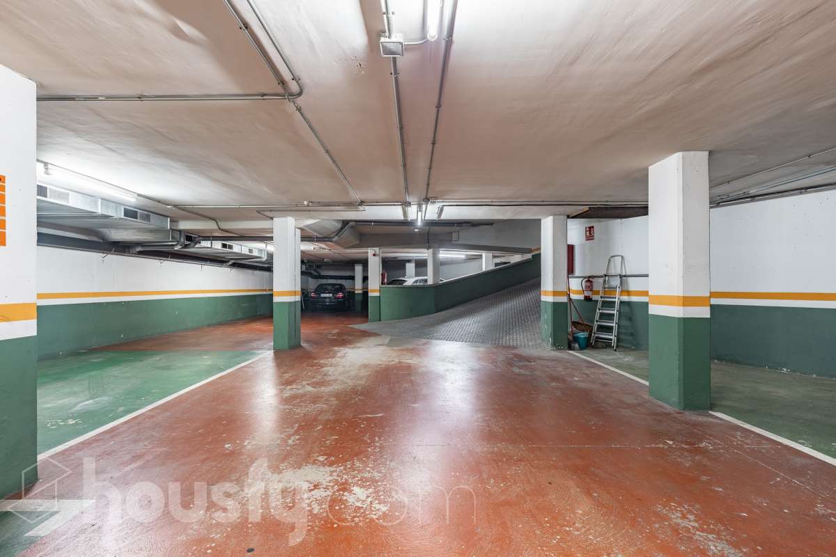 ¡Exclusivo piso señorial de 4 habitaciones con 6 balcones, terraza privada, garaje y trastero en la Creu Alta! ¿Buscas una vivienda amplia, luminosa y con espacios exteriores en una de las mejores zonas de Sabadell? Esta puede ser la oportunidad que estabas esperando. Housfy pone a la venta este magnífico piso señorial de 116 m² útiles, ubicado en la Creu Alta, uno de los barrios más demandados de Sabadell. La vivienda se encuentra en una finca del año 2000, construida por la prestigiosa Constructora Mañero, reconocida por la calidad de sus construcciones y sus excelentes acabados. La vivienda dispone de: ✔ 116 m² útiles. ✔ Amplio salón-comedor, muy luminoso y con salida al balcón. ✔ 4 habitaciones. ✔ Todas las habitaciones cuentan con su propio balcón, proporcionando una excelente entrada de luz natural y ventilación. ✔ La vivienda dispone de un total de 6 balcones, un elemento muy poco habitual que aporta amplitud y conexión con el exterior. ✔ Dormitorio principal tipo suite con salida a patio privado de 5,5m2 , un espacio perfecto para disfrutar de momentos de tranquilidad. ✔ 2 baños completos ✔ Zona de lavadero amplia e independiente. ✔ Cocina totalmente equipada. ✔ Climatización por conductos con aire acondicionado y bomba de calor, para disfrutar del máximo confort durante todo el año. ✔ Ascensor. ✔ Plaza de garaje de 11 m² incluida en el precio. ✔ Trastero 12m2 Uno de los aspectos más destacados de esta vivienda es su excelente aislamiento acústico, que garantiza tranquilidad y confort, junto con una construcción sólida y materiales de alta calidad. Una ubicación para disfrutar Vivir en la Creu Alta significa tenerlo todo al alcance de la mano. En apenas 10 minutos a pie llegarás al centro de Sabadell, a las estaciones de FGC y a una amplia zona comercial donde encontrarás El Corte Inglés, supermercados, restaurantes y todo tipo de servicios. Además, la vivienda se encuentra junto a la Plaça de les Dones del Tèxtil, un amplio espacio con parque infantil y zonas verdes, ideal para disfrutar en familia o relajarse al aire libre. En el entorno encontrarás también colegios, farmacias, transporte público, centros deportivos y todos los servicios necesarios para el día a día. Una vivienda difícil de encontrar La amplitud de sus estancias, la calidad de la construcción, su magnífica distribución, los numerosos espacios exteriores —con 8 balcones y una terraza privada en la suite—, junto con su excelente ubicación, convierten esta propiedad en una oportunidad única para quienes buscan calidad de vida en una de las zonas más valoradas de Sabadell. ¡No dejes escapar esta oportunidad y ven a descubrir tu próximo hogar! Aviso legal El precio de venta no incluye gastos de la compraventa como notaría, registro, impuestos, ni tampoco honorarios agencia. Esta publicación no es vinculante. Consulta siempre la nota simple con Housfy antes de formalizar la compraventa. Sobre nosotros Housfy es la plataforma integral de servicios inmobiliarios. Nuestra combinación de expertos y tecnología pone al alcance de todo el mundo servicios cómodos, claros y seguros. AICAT número: 7922. Nos encargamos de la gestión y asesoramiento de la compra. ¡Olvídate de todo! Hacemos los trámites por ti. Y, si además necesitas financiación, ponemos a tu disposición un bróker hipotecario para ayudarte a conseguir las mejores condiciones para tu perfil económico. ¿Quieres visitarla? Contacta con Housfy y agenda tu visita sin compromiso. Más información en: housfy.com En cumplimiento de la Ley 8/2026 en Cataluña, el certificado de presencia o ausencia de amianto se encuentra en proceso de tramitación.-50