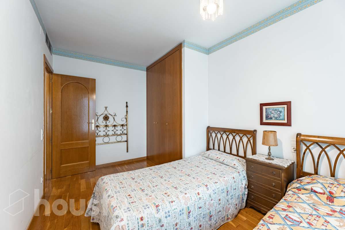 ¡Exclusivo piso señorial de 4 habitaciones con 6 balcones, terraza privada, garaje y trastero en la Creu Alta! ¿Buscas una vivienda amplia, luminosa y con espacios exteriores en una de las mejores zonas de Sabadell? Esta puede ser la oportunidad que estabas esperando. Housfy pone a la venta este magnífico piso señorial de 116 m² útiles, ubicado en la Creu Alta, uno de los barrios más demandados de Sabadell. La vivienda se encuentra en una finca del año 2000, construida por la prestigiosa Constructora Mañero, reconocida por la calidad de sus construcciones y sus excelentes acabados. La vivienda dispone de: ✔ 116 m² útiles. ✔ Amplio salón-comedor, muy luminoso y con salida al balcón. ✔ 4 habitaciones. ✔ Todas las habitaciones cuentan con su propio balcón, proporcionando una excelente entrada de luz natural y ventilación. ✔ La vivienda dispone de un total de 6 balcones, un elemento muy poco habitual que aporta amplitud y conexión con el exterior. ✔ Dormitorio principal tipo suite con salida a patio privado de 5,5m2 , un espacio perfecto para disfrutar de momentos de tranquilidad. ✔ 2 baños completos ✔ Zona de lavadero amplia e independiente. ✔ Cocina totalmente equipada. ✔ Climatización por conductos con aire acondicionado y bomba de calor, para disfrutar del máximo confort durante todo el año. ✔ Ascensor. ✔ Plaza de garaje de 11 m² incluida en el precio. ✔ Trastero 12m2 Uno de los aspectos más destacados de esta vivienda es su excelente aislamiento acústico, que garantiza tranquilidad y confort, junto con una construcción sólida y materiales de alta calidad. Una ubicación para disfrutar Vivir en la Creu Alta significa tenerlo todo al alcance de la mano. En apenas 10 minutos a pie llegarás al centro de Sabadell, a las estaciones de FGC y a una amplia zona comercial donde encontrarás El Corte Inglés, supermercados, restaurantes y todo tipo de servicios. Además, la vivienda se encuentra junto a la Plaça de les Dones del Tèxtil, un amplio espacio con parque infantil y zonas verdes, ideal para disfrutar en familia o relajarse al aire libre. En el entorno encontrarás también colegios, farmacias, transporte público, centros deportivos y todos los servicios necesarios para el día a día. Una vivienda difícil de encontrar La amplitud de sus estancias, la calidad de la construcción, su magnífica distribución, los numerosos espacios exteriores —con 8 balcones y una terraza privada en la suite—, junto con su excelente ubicación, convierten esta propiedad en una oportunidad única para quienes buscan calidad de vida en una de las zonas más valoradas de Sabadell. ¡No dejes escapar esta oportunidad y ven a descubrir tu próximo hogar! Aviso legal El precio de venta no incluye gastos de la compraventa como notaría, registro, impuestos, ni tampoco honorarios agencia. Esta publicación no es vinculante. Consulta siempre la nota simple con Housfy antes de formalizar la compraventa. Sobre nosotros Housfy es la plataforma integral de servicios inmobiliarios. Nuestra combinación de expertos y tecnología pone al alcance de todo el mundo servicios cómodos, claros y seguros. AICAT número: 7922. Nos encargamos de la gestión y asesoramiento de la compra. ¡Olvídate de todo! Hacemos los trámites por ti. Y, si además necesitas financiación, ponemos a tu disposición un bróker hipotecario para ayudarte a conseguir las mejores condiciones para tu perfil económico. ¿Quieres visitarla? Contacta con Housfy y agenda tu visita sin compromiso. Más información en: housfy.com En cumplimiento de la Ley 8/2026 en Cataluña, el certificado de presencia o ausencia de amianto se encuentra en proceso de tramitación.-19