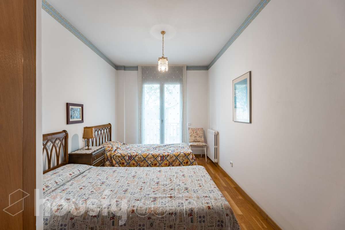 ¡Exclusivo piso señorial de 4 habitaciones con 6 balcones, terraza privada, garaje y trastero en la Creu Alta! ¿Buscas una vivienda amplia, luminosa y con espacios exteriores en una de las mejores zonas de Sabadell? Esta puede ser la oportunidad que estabas esperando. Housfy pone a la venta este magnífico piso señorial de 116 m² útiles, ubicado en la Creu Alta, uno de los barrios más demandados de Sabadell. La vivienda se encuentra en una finca del año 2000, construida por la prestigiosa Constructora Mañero, reconocida por la calidad de sus construcciones y sus excelentes acabados. La vivienda dispone de: ✔ 116 m² útiles. ✔ Amplio salón-comedor, muy luminoso y con salida al balcón. ✔ 4 habitaciones. ✔ Todas las habitaciones cuentan con su propio balcón, proporcionando una excelente entrada de luz natural y ventilación. ✔ La vivienda dispone de un total de 6 balcones, un elemento muy poco habitual que aporta amplitud y conexión con el exterior. ✔ Dormitorio principal tipo suite con salida a patio privado de 5,5m2 , un espacio perfecto para disfrutar de momentos de tranquilidad. ✔ 2 baños completos ✔ Zona de lavadero amplia e independiente. ✔ Cocina totalmente equipada. ✔ Climatización por conductos con aire acondicionado y bomba de calor, para disfrutar del máximo confort durante todo el año. ✔ Ascensor. ✔ Plaza de garaje de 11 m² incluida en el precio. ✔ Trastero 12m2 Uno de los aspectos más destacados de esta vivienda es su excelente aislamiento acústico, que garantiza tranquilidad y confort, junto con una construcción sólida y materiales de alta calidad. Una ubicación para disfrutar Vivir en la Creu Alta significa tenerlo todo al alcance de la mano. En apenas 10 minutos a pie llegarás al centro de Sabadell, a las estaciones de FGC y a una amplia zona comercial donde encontrarás El Corte Inglés, supermercados, restaurantes y todo tipo de servicios. Además, la vivienda se encuentra junto a la Plaça de les Dones del Tèxtil, un amplio espacio con parque infantil y zonas verdes, ideal para disfrutar en familia o relajarse al aire libre. En el entorno encontrarás también colegios, farmacias, transporte público, centros deportivos y todos los servicios necesarios para el día a día. Una vivienda difícil de encontrar La amplitud de sus estancias, la calidad de la construcción, su magnífica distribución, los numerosos espacios exteriores —con 8 balcones y una terraza privada en la suite—, junto con su excelente ubicación, convierten esta propiedad en una oportunidad única para quienes buscan calidad de vida en una de las zonas más valoradas de Sabadell. ¡No dejes escapar esta oportunidad y ven a descubrir tu próximo hogar! Aviso legal El precio de venta no incluye gastos de la compraventa como notaría, registro, impuestos, ni tampoco honorarios agencia. Esta publicación no es vinculante. Consulta siempre la nota simple con Housfy antes de formalizar la compraventa. Sobre nosotros Housfy es la plataforma integral de servicios inmobiliarios. Nuestra combinación de expertos y tecnología pone al alcance de todo el mundo servicios cómodos, claros y seguros. AICAT número: 7922. Nos encargamos de la gestión y asesoramiento de la compra. ¡Olvídate de todo! Hacemos los trámites por ti. Y, si además necesitas financiación, ponemos a tu disposición un bróker hipotecario para ayudarte a conseguir las mejores condiciones para tu perfil económico. ¿Quieres visitarla? Contacta con Housfy y agenda tu visita sin compromiso. Más información en: housfy.com En cumplimiento de la Ley 8/2026 en Cataluña, el certificado de presencia o ausencia de amianto se encuentra en proceso de tramitación.-20