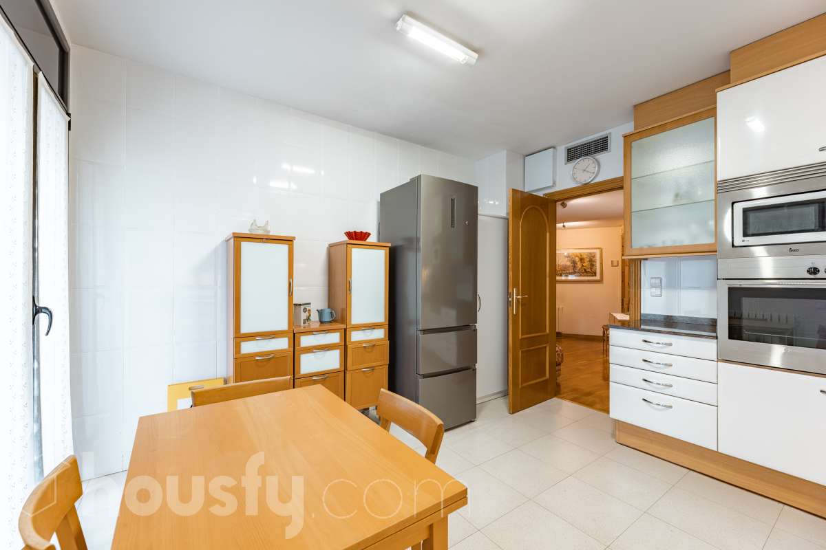 ¡Exclusivo piso señorial de 4 habitaciones con 6 balcones, terraza privada, garaje y trastero en la Creu Alta! ¿Buscas una vivienda amplia, luminosa y con espacios exteriores en una de las mejores zonas de Sabadell? Esta puede ser la oportunidad que estabas esperando. Housfy pone a la venta este magnífico piso señorial de 116 m² útiles, ubicado en la Creu Alta, uno de los barrios más demandados de Sabadell. La vivienda se encuentra en una finca del año 2000, construida por la prestigiosa Constructora Mañero, reconocida por la calidad de sus construcciones y sus excelentes acabados. La vivienda dispone de: ✔ 116 m² útiles. ✔ Amplio salón-comedor, muy luminoso y con salida al balcón. ✔ 4 habitaciones. ✔ Todas las habitaciones cuentan con su propio balcón, proporcionando una excelente entrada de luz natural y ventilación. ✔ La vivienda dispone de un total de 6 balcones, un elemento muy poco habitual que aporta amplitud y conexión con el exterior. ✔ Dormitorio principal tipo suite con salida a patio privado de 5,5m2 , un espacio perfecto para disfrutar de momentos de tranquilidad. ✔ 2 baños completos ✔ Zona de lavadero amplia e independiente. ✔ Cocina totalmente equipada. ✔ Climatización por conductos con aire acondicionado y bomba de calor, para disfrutar del máximo confort durante todo el año. ✔ Ascensor. ✔ Plaza de garaje de 11 m² incluida en el precio. ✔ Trastero 12m2 Uno de los aspectos más destacados de esta vivienda es su excelente aislamiento acústico, que garantiza tranquilidad y confort, junto con una construcción sólida y materiales de alta calidad. Una ubicación para disfrutar Vivir en la Creu Alta significa tenerlo todo al alcance de la mano. En apenas 10 minutos a pie llegarás al centro de Sabadell, a las estaciones de FGC y a una amplia zona comercial donde encontrarás El Corte Inglés, supermercados, restaurantes y todo tipo de servicios. Además, la vivienda se encuentra junto a la Plaça de les Dones del Tèxtil, un amplio espacio con parque infantil y zonas verdes, ideal para disfrutar en familia o relajarse al aire libre. En el entorno encontrarás también colegios, farmacias, transporte público, centros deportivos y todos los servicios necesarios para el día a día. Una vivienda difícil de encontrar La amplitud de sus estancias, la calidad de la construcción, su magnífica distribución, los numerosos espacios exteriores —con 8 balcones y una terraza privada en la suite—, junto con su excelente ubicación, convierten esta propiedad en una oportunidad única para quienes buscan calidad de vida en una de las zonas más valoradas de Sabadell. ¡No dejes escapar esta oportunidad y ven a descubrir tu próximo hogar! Aviso legal El precio de venta no incluye gastos de la compraventa como notaría, registro, impuestos, ni tampoco honorarios agencia. Esta publicación no es vinculante. Consulta siempre la nota simple con Housfy antes de formalizar la compraventa. Sobre nosotros Housfy es la plataforma integral de servicios inmobiliarios. Nuestra combinación de expertos y tecnología pone al alcance de todo el mundo servicios cómodos, claros y seguros. AICAT número: 7922. Nos encargamos de la gestión y asesoramiento de la compra. ¡Olvídate de todo! Hacemos los trámites por ti. Y, si además necesitas financiación, ponemos a tu disposición un bróker hipotecario para ayudarte a conseguir las mejores condiciones para tu perfil económico. ¿Quieres visitarla? Contacta con Housfy y agenda tu visita sin compromiso. Más información en: housfy.com En cumplimiento de la Ley 8/2026 en Cataluña, el certificado de presencia o ausencia de amianto se encuentra en proceso de tramitación.-24