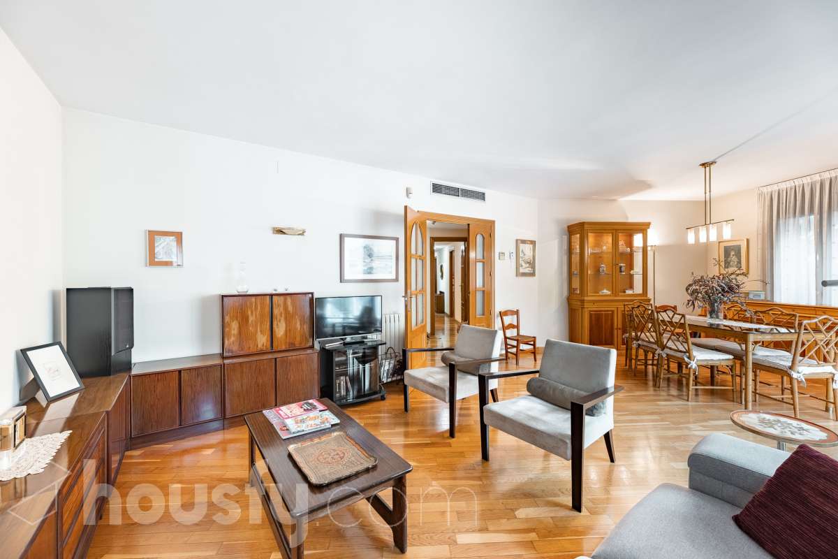¡Exclusivo piso señorial de 4 habitaciones con 6 balcones, terraza privada, garaje y trastero en la Creu Alta! ¿Buscas una vivienda amplia, luminosa y con espacios exteriores en una de las mejores zonas de Sabadell? Esta puede ser la oportunidad que estabas esperando. Housfy pone a la venta este magnífico piso señorial de 116 m² útiles, ubicado en la Creu Alta, uno de los barrios más demandados de Sabadell. La vivienda se encuentra en una finca del año 2000, construida por la prestigiosa Constructora Mañero, reconocida por la calidad de sus construcciones y sus excelentes acabados. La vivienda dispone de: ✔ 116 m² útiles. ✔ Amplio salón-comedor, muy luminoso y con salida al balcón. ✔ 4 habitaciones. ✔ Todas las habitaciones cuentan con su propio balcón, proporcionando una excelente entrada de luz natural y ventilación. ✔ La vivienda dispone de un total de 6 balcones, un elemento muy poco habitual que aporta amplitud y conexión con el exterior. ✔ Dormitorio principal tipo suite con salida a patio privado de 5,5m2 , un espacio perfecto para disfrutar de momentos de tranquilidad. ✔ 2 baños completos ✔ Zona de lavadero amplia e independiente. ✔ Cocina totalmente equipada. ✔ Climatización por conductos con aire acondicionado y bomba de calor, para disfrutar del máximo confort durante todo el año. ✔ Ascensor. ✔ Plaza de garaje de 11 m² incluida en el precio. ✔ Trastero 12m2 Uno de los aspectos más destacados de esta vivienda es su excelente aislamiento acústico, que garantiza tranquilidad y confort, junto con una construcción sólida y materiales de alta calidad. Una ubicación para disfrutar Vivir en la Creu Alta significa tenerlo todo al alcance de la mano. En apenas 10 minutos a pie llegarás al centro de Sabadell, a las estaciones de FGC y a una amplia zona comercial donde encontrarás El Corte Inglés, supermercados, restaurantes y todo tipo de servicios. Además, la vivienda se encuentra junto a la Plaça de les Dones del Tèxtil, un amplio espacio con parque infantil y zonas verdes, ideal para disfrutar en familia o relajarse al aire libre. En el entorno encontrarás también colegios, farmacias, transporte público, centros deportivos y todos los servicios necesarios para el día a día. Una vivienda difícil de encontrar La amplitud de sus estancias, la calidad de la construcción, su magnífica distribución, los numerosos espacios exteriores —con 8 balcones y una terraza privada en la suite—, junto con su excelente ubicación, convierten esta propiedad en una oportunidad única para quienes buscan calidad de vida en una de las zonas más valoradas de Sabadell. ¡No dejes escapar esta oportunidad y ven a descubrir tu próximo hogar! Aviso legal El precio de venta no incluye gastos de la compraventa como notaría, registro, impuestos, ni tampoco honorarios agencia. Esta publicación no es vinculante. Consulta siempre la nota simple con Housfy antes de formalizar la compraventa. Sobre nosotros Housfy es la plataforma integral de servicios inmobiliarios. Nuestra combinación de expertos y tecnología pone al alcance de todo el mundo servicios cómodos, claros y seguros. AICAT número: 7922. Nos encargamos de la gestión y asesoramiento de la compra. ¡Olvídate de todo! Hacemos los trámites por ti. Y, si además necesitas financiación, ponemos a tu disposición un bróker hipotecario para ayudarte a conseguir las mejores condiciones para tu perfil económico. ¿Quieres visitarla? Contacta con Housfy y agenda tu visita sin compromiso. Más información en: housfy.com En cumplimiento de la Ley 8/2026 en Cataluña, el certificado de presencia o ausencia de amianto se encuentra en proceso de tramitación.-8