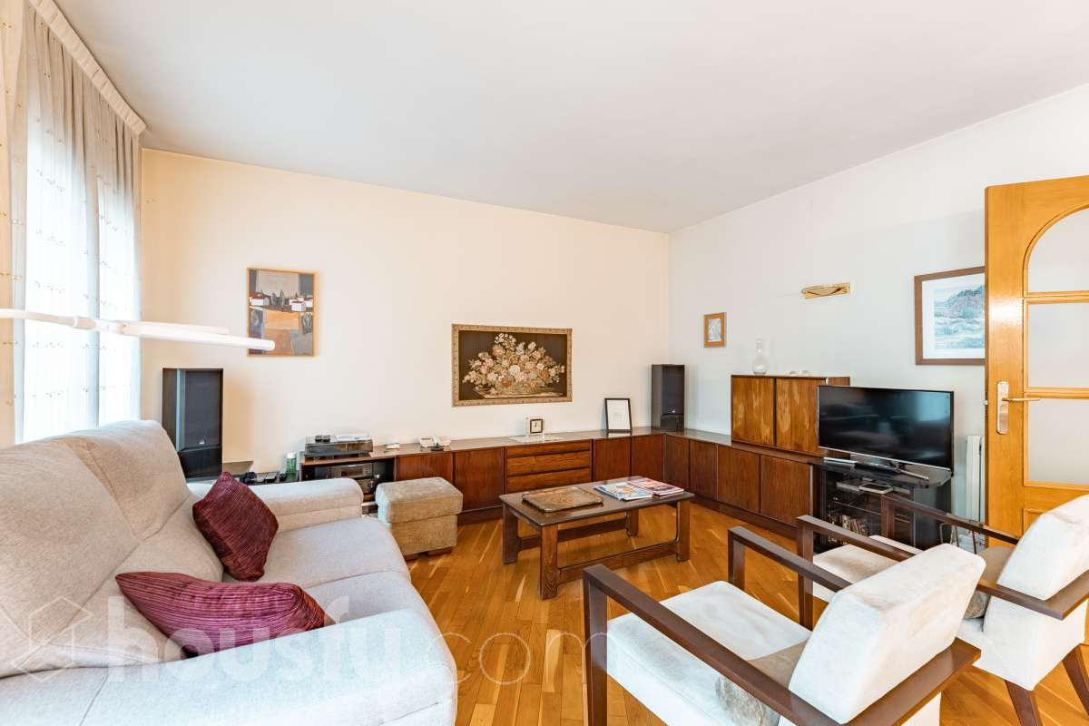 ¡Exclusivo piso señorial de 4 habitaciones con 6 balcones, terraza privada, garaje y trastero en la Creu Alta! ¿Buscas una vivienda amplia, luminosa y con espacios exteriores en una de las mejores zonas de Sabadell? Esta puede ser la oportunidad que estabas esperando. Housfy pone a la venta este magnífico piso señorial de 116 m² útiles, ubicado en la Creu Alta, uno de los barrios más demandados de Sabadell. La vivienda se encuentra en una finca del año 2000, construida por la prestigiosa Constructora Mañero, reconocida por la calidad de sus construcciones y sus excelentes acabados. La vivienda dispone de: ✔ 116 m² útiles. ✔ Amplio salón-comedor, muy luminoso y con salida al balcón. ✔ 4 habitaciones. ✔ Todas las habitaciones cuentan con su propio balcón, proporcionando una excelente entrada de luz natural y ventilación. ✔ La vivienda dispone de un total de 6 balcones, un elemento muy poco habitual que aporta amplitud y conexión con el exterior. ✔ Dormitorio principal tipo suite con salida a patio privado de 5,5m2 , un espacio perfecto para disfrutar de momentos de tranquilidad. ✔ 2 baños completos ✔ Zona de lavadero amplia e independiente. ✔ Cocina totalmente equipada. ✔ Climatización por conductos con aire acondicionado y bomba de calor, para disfrutar del máximo confort durante todo el año. ✔ Ascensor. ✔ Plaza de garaje de 11 m² incluida en el precio. ✔ Trastero 12m2 Uno de los aspectos más destacados de esta vivienda es su excelente aislamiento acústico, que garantiza tranquilidad y confort, junto con una construcción sólida y materiales de alta calidad. Una ubicación para disfrutar Vivir en la Creu Alta significa tenerlo todo al alcance de la mano. En apenas 10 minutos a pie llegarás al centro de Sabadell, a las estaciones de FGC y a una amplia zona comercial donde encontrarás El Corte Inglés, supermercados, restaurantes y todo tipo de servicios. Además, la vivienda se encuentra junto a la Plaça de les Dones del Tèxtil, un amplio espacio con parque infantil y zonas verdes, ideal para disfrutar en familia o relajarse al aire libre. En el entorno encontrarás también colegios, farmacias, transporte público, centros deportivos y todos los servicios necesarios para el día a día. Una vivienda difícil de encontrar La amplitud de sus estancias, la calidad de la construcción, su magnífica distribución, los numerosos espacios exteriores —con 8 balcones y una terraza privada en la suite—, junto con su excelente ubicación, convierten esta propiedad en una oportunidad única para quienes buscan calidad de vida en una de las zonas más valoradas de Sabadell. ¡No dejes escapar esta oportunidad y ven a descubrir tu próximo hogar! Aviso legal El precio de venta no incluye gastos de la compraventa como notaría, registro, impuestos, ni tampoco honorarios agencia. Esta publicación no es vinculante. Consulta siempre la nota simple con Housfy antes de formalizar la compraventa. Sobre nosotros Housfy es la plataforma integral de servicios inmobiliarios. Nuestra combinación de expertos y tecnología pone al alcance de todo el mundo servicios cómodos, claros y seguros. AICAT número: 7922. Nos encargamos de la gestión y asesoramiento de la compra. ¡Olvídate de todo! Hacemos los trámites por ti. Y, si además necesitas financiación, ponemos a tu disposición un bróker hipotecario para ayudarte a conseguir las mejores condiciones para tu perfil económico. ¿Quieres visitarla? Contacta con Housfy y agenda tu visita sin compromiso. Más información en: housfy.com En cumplimiento de la Ley 8/2026 en Cataluña, el certificado de presencia o ausencia de amianto se encuentra en proceso de tramitación.-5