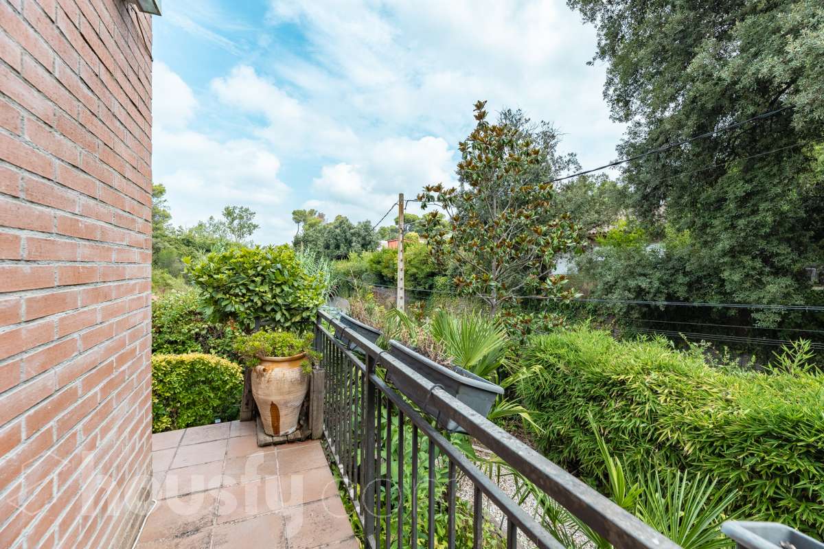 Exclusiva casa con piscina privada, parcela de 600 m² y placas solares en Sant Cugat-44