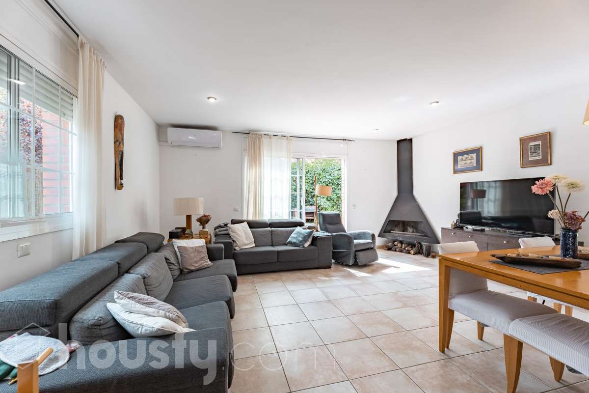 Exclusiva casa con piscina privada, parcela de 600 m² y placas solares en Sant Cugat-9