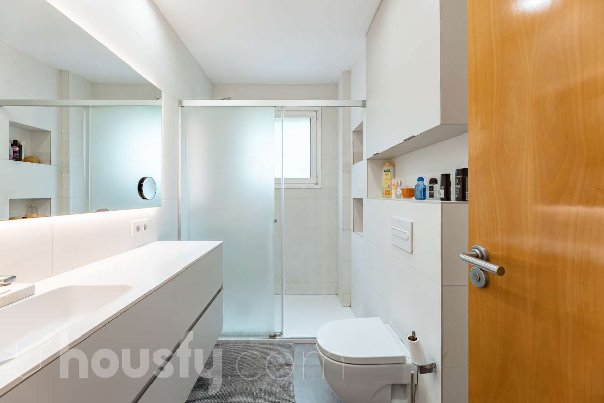 Exclusiva casa con piscina privada, parcela de 600 m² y placas solares en Sant Cugat-24