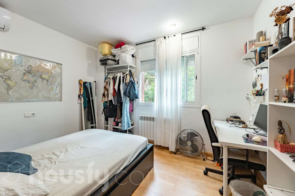 Exclusiva casa con piscina privada, parcela de 600 m² y placas solares en Sant Cugat-26
