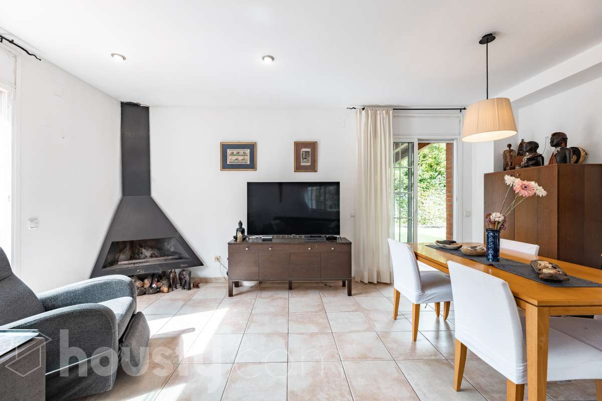 Exclusiva casa con piscina privada, parcela de 600 m² y placas solares en Sant Cugat-11