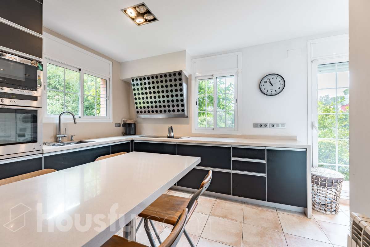 Exclusiva casa con piscina privada, parcela de 600 m² y placas solares en Sant Cugat-14