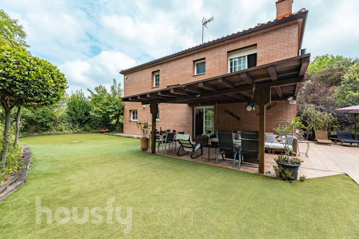 Exclusiva casa con piscina privada, parcela de 600 m² y placas solares en Sant Cugat-5